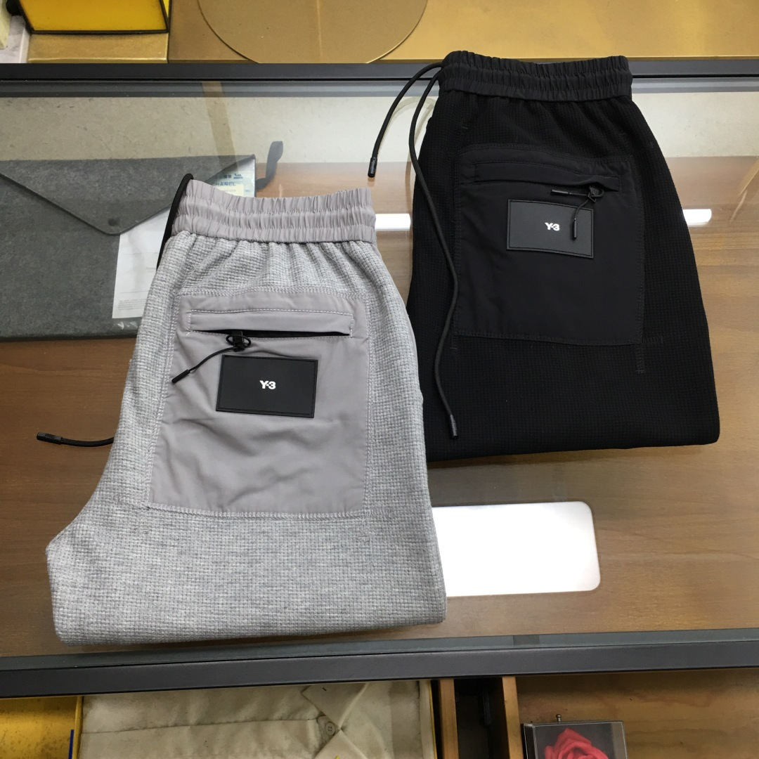 NO:505370,Classic hot model 'Y3#' 2025 spring and summer casual pants has a new interpretation of aesthetics, interpreting a rich style of style, with a strong sense of detail and design. The classic brand logo is used as a color combination to interpret classic brand fashion, adding luster to the overall shape. Imported fabrics are light and refreshing, soft and comfortable. The inner weaving surface is flat and breathable, simple and unique charm. European trade channels, Italian overseas warehouse straight hair, and overseas boutique limited sales. 24 spring and summer new casual fashion sweatpants, this sweatpants adopt the design of a big brand to create a fashionable and trendy feeling, with exquisite details and in place, showing super high quality.  The trousers are decorated with iconic brand logos, highlighting the brand style, creating fashionable and diverse styles. Imported fabrics are carefully crafted, soft and comfortable, and are skin-friendly and warm. They are a pair of pants that are comfortable at home and out. You can go out with a casual jacket and sweatshirt~ Color black Gray Size: M L XL 2XL 3XL M size waist 74-Hip circumference 98-Pants length 99-Feet 24 L size waist 78-Hip circumference 102-Pants length 99-Feet 25 XL size waist 82-Hip circumference 106-Pants length 100-Feet 26 2XL size waist 86-Hip circumference 110-Pants length 101-Feet 27 3XL size waist 90-Hip circumference 114-Pants length 102-Feet 28, hoodie, sweatshirts, jackets &  coats,alexander wang19860909经典爆款 《Y3#》 2025春夏休闲裤子 美学的焕新诠释,演绎浓郁的格调型时尚风范,细节感和设计感强悍.经典品牌标识做为色彩搭配,演绎经典的品牌时尚,为整体造型增光添彩.进口面料,轻薄清爽,柔软舒适.内里织面平整透气性极佳,简洁而富有独特魅力. 欧洲贸易渠道,意大利海外仓直发,海外精品限定销售.24春夏新款休闲时尚卫裤,这款卫裤采用大牌的设计打造时尚潮流感,细节处理精致到位,展现超高的品质. 裤身上点缀标志性品牌标识,彰显品牌格调,打造时尚多样的造型.进口面料精心打造,柔软舒适,还亲肤保暖,是居家和外出都很舒适的一款裤子,随便搭个外套卫衣就可以出门啦~ 颜色黑色 灰色 尺码:M L XL 2XL 3XL M码腰围74-臀围98-裤长99-脚口24 L码腰围78-臀围102-裤长99-脚口25 XL码腰围82-臀围106-裤长100-脚口26 2XL码腰围86-臀围-110-裤长101-脚口27 3XL码腰围90-臀围114-裤长102-脚口28,,hoodie,sweatshirts,jackets & coats,alexander wang,Men's clothing