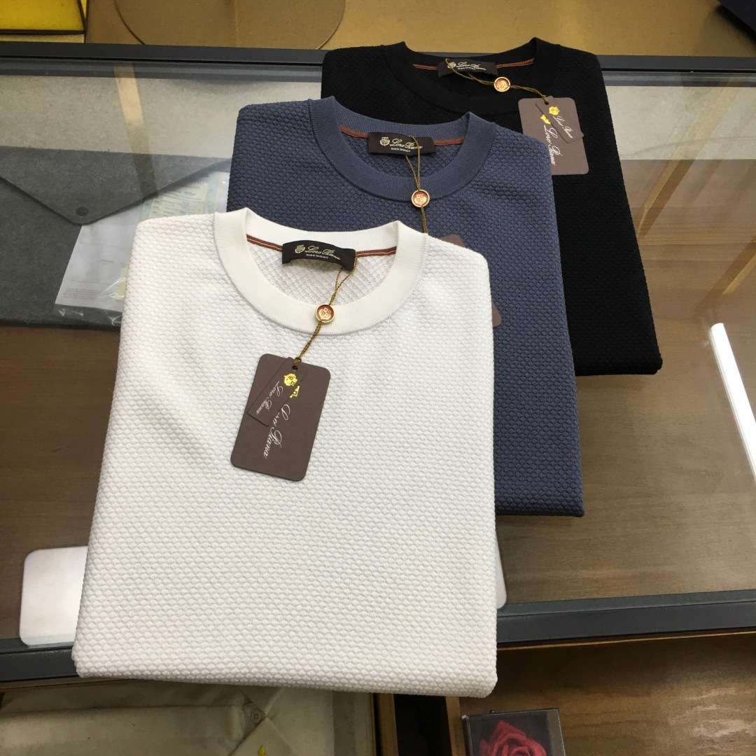 NO:410742,Top product [LP] 25 spring and summer new Loro pi*na minimalist pineapple-patterned sweater, versatile casual knitted short sleeves for men. Top domestic sales channels sharing, rare orders in Italy, top luxury brand LP for elite men, minimalist body shape, top knitted pineapple-patterned fabric, full of elasticity, high-end interior and exterior matching artifact, presenting the brand's luxury temperament style, urban handsome men must have!  LP, the top luxury brand with a long history and noble luxury from Italy, has been pursuing excellent quality and handicrafts for the past hundred years. The LP products are the best choice in any aspect. They must have styles, effect on the upper body, tailoring, design and design, and they are lasting. The aristocratic aura of the upper body cannot be replaced and they are very classy!  The overall shape is elegant and elegant, and the body is not decorated too much. It uses top-grade knitted pineapple pattern fabric, high density and high-purity, full of high-end feeling. The skin feels perfect, the drooping feels natural, and it is super comfortable and pleasant to wear with close body. The texture is different from ordinary knitted fabrics, and the overall threading is very clear and meticulous!  A high-end fashion product that can be distinguished by the naked eye!  Size M-3XL Color Black White Gray M Size Bust 100 Shoulder width 43 Sleeve length 23 Sleeve length 67 L Size Bust 104 Shoulder width 44 Sleeve length 24 Sleeve length 68 XL Size Bust 108 Shoulder width 45 Sleeve length 25 Sleeve length 69 2XL Size Bust 112 Shoulder width 46 Sleeve length 26 Sleeve length 70 3XL Size Bust 116 Shoulder width 47 Sleeve length 27 Sleeve length 71 Size Recommended sizes M Size M Size within 130 catties, 130-145 catties, 145-160 kg, 160-175 catties, 2XL Size 175-185 catties, 3XL Size, loro piano, loro piano, T-shirt, alexander wang19860909顶品【LP】 25春夏新款Loro pi*na极简菠萝纹针织衫,男士百搭休闲针织短袖.顶级内销渠道分享,意大利同渠道稀有订单,精英级男士必备的顶奢品牌LP,极简的衣身造型,顶级针织菠萝纹面料,弹力十足,高端内穿外搭神器,呈现出品牌的奢华气质范儿,都市型男必备！ 来自意大利历史悠久尊贵奢华的顶奢品牌LP,在过去一百年来Loro Piana一直追求卓越的质量和手工.LP的东西无论是哪个方面都是最好的选择,要款式有款式,要上身效果有效果,要剪裁有剪裁,要设计有设计,而且经久不衰,上身的贵族气场无法替代,并且很有档次！ 整体造型大气典雅,衣身无过多修饰.采用顶级针织菠萝纹面料,高密高纯,高级感十足.触肤感完美,垂感自然,贴身穿做超级舒适宜人.质感区分普通针织面料,整体走线做工非常明朗缜密！肉眼可辨的高端的时尚产物！尺码M-3XL 颜色黑色 白色 灰色 M码 胸围100 肩宽43 袖长23 衣长67 L码 胸围104 肩宽44 袖长24 衣长68 XL码胸围108 肩宽45 袖长25 衣长69 2XL码 胸围112 肩宽46 袖长26 衣长70 3XL码 胸围116 肩宽47 袖长27 衣长71 尺码推荐 130斤以内穿M码,130-145斤穿L码,145-160斤穿XL码,160-175斤穿2XL码,175-185斤穿3XL码,,loro piana,loro piana,T-shirt,alexander wang,Men's clothing