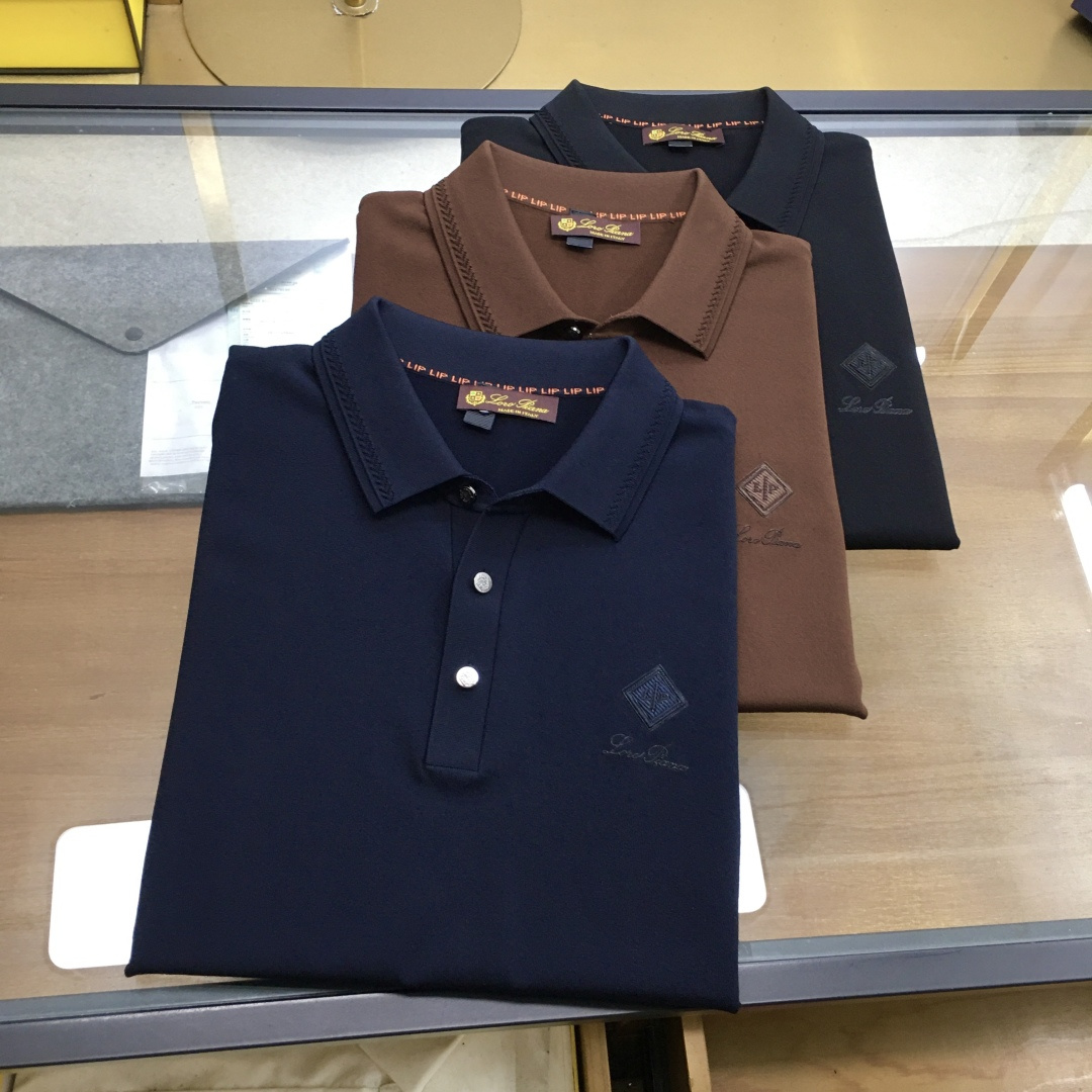 NO:410750,Top product [LP] 2025 spring and summer new knitted mulberry silk short-sleeved POLO series, this product uses a fine blend of (mulberry silk) and (Laiser) double-optimal silk material. Mulberry silk is a natural fiber that combines light, soft and thin in nature. It effectively adjusts the temperature and humidity balance of the skin surface. It is known as the second skin of human beings. It combines it to make it comfortable, skin-friendly, breathable and soft, making it more classy and textured. Lapel business model, with a fashionable classic rib collar design, making its collar ring not easy to deform after wearing for a long time. Business casual, can be worn alone in summer and inside in spring, showing the business and leisure style. Simple Iogo design is both luxurious, beautiful and elegant. The contrasting color of the inner collar ring is the finishing touch, a must-have item for spring and summer business and leisure!  The color is as shown in the figure. Number of codes 48-58, loro piana, T-shirt, alexander wang19860909顶品【LP】 2025春夏新品针织桑蚕丝短袖POLO系列, 本品采用（桑蚕丝）与（莱赛尔）双优丝线材质精细混纺结合而成的面料,桑蚕丝是是自然界集合轻、柔、细为一体的天然纤维,有效的调节皮肤表面的温湿度平衡,被誉为人类的第二皮肤,与的结合使其穿着舒适亲肤透气柔软,使其更上档次有质感. 翻领商务款,加入时尚精典罗纹领设计,使其领圈久穿不易变形,商务休闲,既可夏季单穿又可春季内搭,尽显商务休闲风范,简约Iogo设计,既奢华美观又大气精致,内领圈撞色此乃点睛之笔,春夏商务休闲必备单品！ 颜色如图 码数48-58,,loro piana,T-shirt,alexander wang,Men's clothing