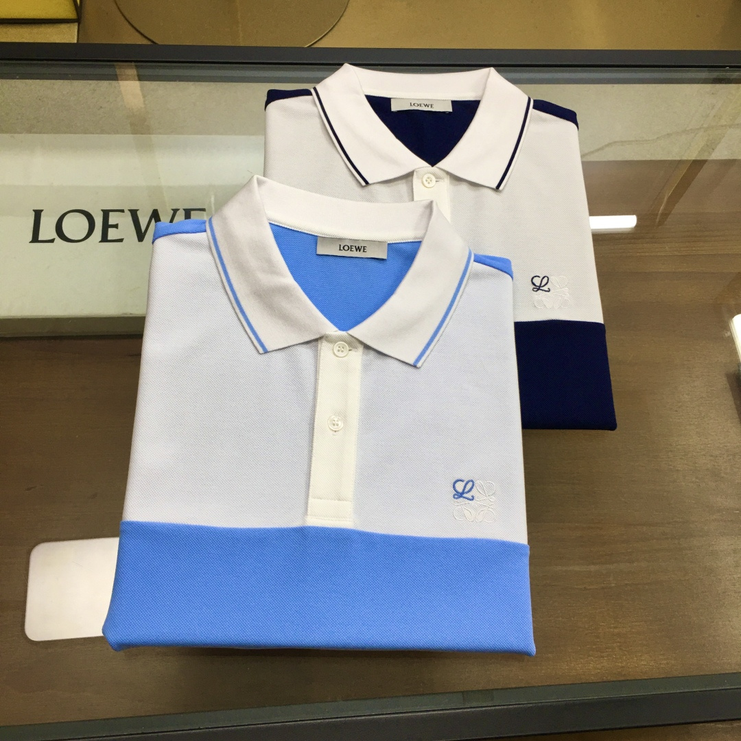NO:410701,New product POLO 'Loew...' 2025 spring and summer new men's lapel Polo shirt!  Classic business men's style, high-end men's style at the ceiling level of business men's style!  Simple, fashionable and elegant, single-wearing inner wear is decent, quality control/detail control takes away, low-key, luxurious and connotative!  Customer-supplied fixed mesh mercerated bead floor cotton cloth is carefully made, the fabric surface is evenly arranged and neatly arranged, with excellent breathability and heat dissipation and sweat resistance, and the comfort level of the upper body is completely better than that of ordinary single-sided sweat cloth tissue!  The classic brand LOGO logo is built with top-level craftsmanship. The LOGO has three-dimensional, clear and full texture, and is an outstanding product in the classic field whether it is inner wear or single wear!  The exquisite cutting process, the processing of every detail is very standard and delicate, and it is comparable to that of ordinary LOW products on the market. Men must enter the basic versatile Polo shirts!  Color as shown in the figure Size: 48-56.,loewe,alexander wang19860909新品POLO 《Loew...》 2025春夏季新款男士翻领Polo衫！经典商务男款,高端男装的天花板级别的商务男款！简约时尚大气不失优雅,单穿内搭体面过人,品质控/细节控的闭眼带走,低调又奢华有内涵！ 客供定织网眼丝光珠地棉布精心制成,面料表面排列均匀整齐的网眼纹理,透气性和散热排汗性极佳,上身舒适程度完全优于普通单面汗布组织！经典的品牌LOGO标识,采用顶级工艺打造,LOGO立体清晰饱满,质感非凡的特质,无论是内搭还是单穿都是一款经典领域的产品！精妙绝伦的裁剪工艺,每一个细节处理的非常标准细腻,非市面一般LOW货可以媲美的,男士必入基础百搭款Polo衫推荐！ 颜色如图 尺码: 48-56.,,loewe,alexander wang,Men's clothing