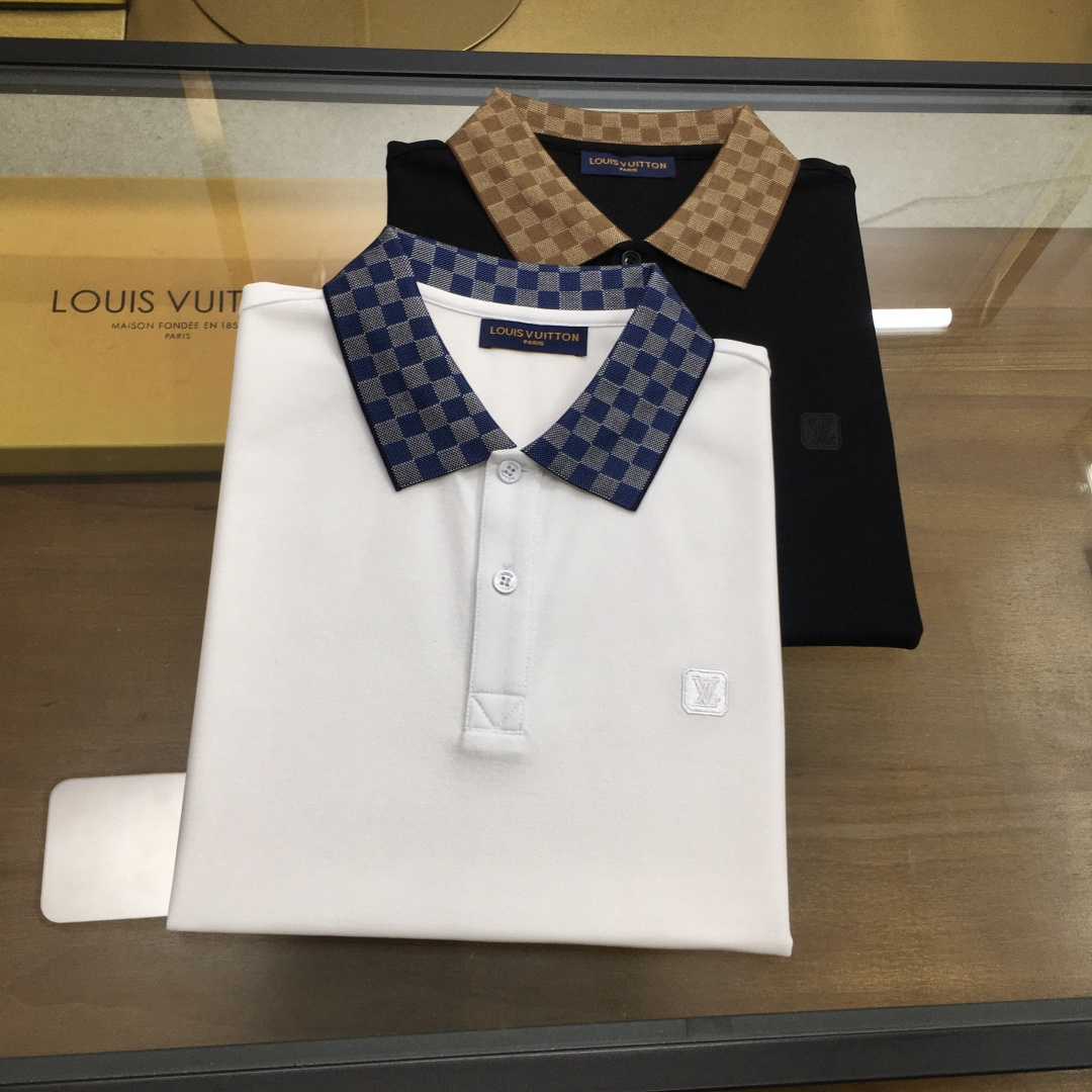NO:466934,High-end POLO 'L.v...' 2025 spring and summer new men's lapel Polo shirt!  Classic business men's style, high-end men's style at the ceiling level of business men's style!  Simple, fashionable and elegant, single-wearing inner wear is decent, quality control/detail control takes away, low-key, luxurious and connotative!  Customer-supplied fixed mesh mercerated bead floor cotton cloth is carefully made, the fabric surface is evenly arranged and neatly arranged, with excellent breathability and heat dissipation and sweat resistance, and the comfort level of the upper body is completely better than that of ordinary single-sided sweat cloth tissue!  The classic brand LOGO logo is built with top-level craftsmanship. The LOGO has three-dimensional, clear and full texture, and is an outstanding product in the classic field whether it is inner wear or single wear!  The exquisite cutting process, the processing of every detail is very standard and delicate, and it is comparable to that of ordinary LOW products on the market. Men must enter the basic versatile Polo shirts!  Color black, white Size: 48-56.,alexander wang19860909高端POLO 《L.v...》 2025春夏季新款男士翻领Polo衫！经典商务男款,高端男装的天花板级别的商务男款！简约时尚大气不失优雅,单穿内搭体面过人,品质控/细节控的闭眼带走,低调又奢华有内涵！ 客供定织网眼丝光珠地棉布精心制成,面料表面排列均匀整齐的网眼纹理,透气性和散热排汗性极佳,上身舒适程度完全优于普通单面汗布组织！经典的品牌LOGO标识,采用顶级工艺打造,LOGO立体清晰饱满,质感非凡的特质,无论是内搭还是单穿都是一款经典领域的产品！精妙绝伦的裁剪工艺,每一个细节处理的非常标准细腻,非市面一般LOW货可以媲美的,男士必入基础百搭款Polo衫推荐！ 颜色黑色,白色 尺码: 48-56.,,alexander wang,Men's clothing