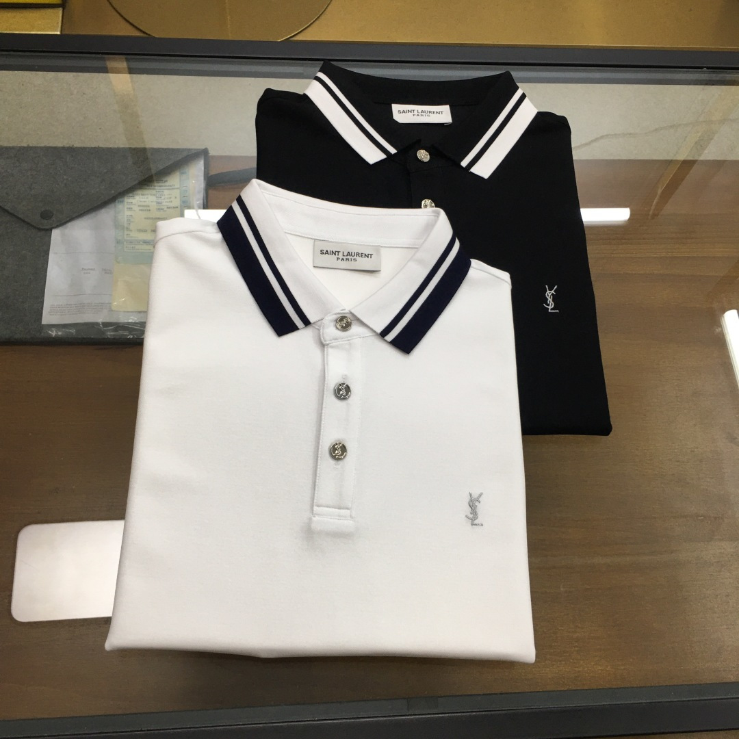 NO:501107,New product POLO 'YSL' New spring and summer men's lapel Polo shirt!  Classic business men's style, high-end men's style at the ceiling level of business men's style!  Simple, fashionable and elegant, single-wearing inner wear is decent, quality control/detail control takes away, low-key, luxurious and connotative!  Customer-supplied fixed mesh mercerated bead floor cotton cloth is carefully made, the fabric surface is evenly arranged and neatly arranged, with excellent breathability and heat dissipation and sweat resistance, and the comfort level of the upper body is completely better than that of ordinary single-sided sweat cloth tissue!  The classic brand LOGO logo is built with top-level craftsmanship. The LOGO has three-dimensional, clear and full texture, and is an outstanding product in the classic field whether it is inner wear or single wear!  The exquisite cutting process, the processing of every detail is very standard and delicate, and it is comparable to that of ordinary LOW products on the market. Men must enter the basic versatile Polo shirts!  Color black, white Size: 48-56.,,saint laurent,alexander wang19860909新品POLO 《YSL》 春夏季新款男士翻领Polo衫！经典商务男款,高端男装的天花板级别的商务男款！简约时尚大气不失优雅,单穿内搭体面过人,品质控/细节控的闭眼带走,低调又奢华有内涵！ 客供定织网眼丝光珠地棉布精心制成,面料表面排列均匀整齐的网眼纹理,透气性和散热排汗性极佳,上身舒适程度完全优于普通单面汗布组织！经典的品牌LOGO标识,采用顶级工艺打造,LOGO立体清晰饱满,质感非凡的特质,无论是内搭还是单穿都是一款经典领域的产品！精妙绝伦的裁剪工艺,每一个细节处理的非常标准细腻,非市面一般LOW货可以媲美的,男士必入基础百搭款Polo衫推荐！ 颜色黑色,白色 尺码: 48-56.,,saint laurent,alexander wang,Men's clothing