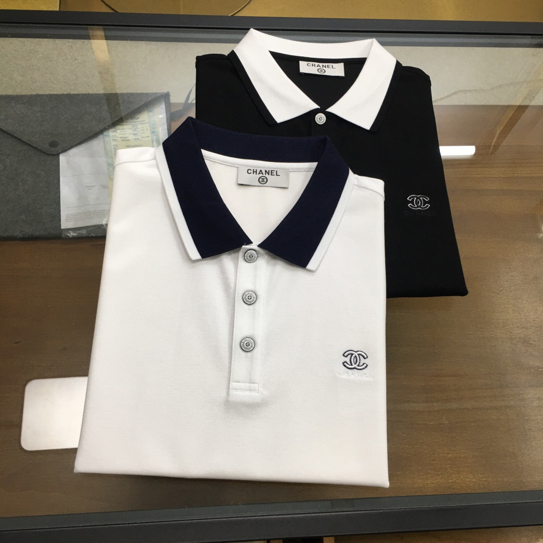 NO:466958,High-end POLO 'Chan...l' 2025 spring and summer new men's lapel Polo shirt!  Classic business men's style, high-end men's style at the ceiling level of business men's style!  Simple, fashionable and elegant, single-wearing inner wear is decent, quality control/detail control takes away, low-key, luxurious and connotative!  Customer-supplied fixed mesh mercerated bead floor cotton cloth is carefully made, the fabric surface is evenly arranged and neatly arranged, with excellent breathability and heat dissipation and sweat resistance, and the comfort level of the upper body is completely better than that of ordinary single-sided sweat cloth tissue!  The classic brand LOGO logo is built with top-level craftsmanship. The LOGO has three-dimensional, clear and full texture, and is an outstanding product in the classic field whether it is inner wear or single wear!  The exquisite cutting process, the processing of every detail is very standard and delicate, and it is comparable to that of ordinary LOW products on the market. Men must enter the basic versatile Polo shirts!  Color black, white Size: 48-56.,chanel,alexander wang19860909高端POLO 《Chan...l》 2025春夏季新款男士翻领Polo衫！经典商务男款,高端男装的天花板级别的商务男款！简约时尚大气不失优雅,单穿内搭体面过人,品质控/细节控的闭眼带走,低调又奢华有内涵！ 客供定织网眼丝光珠地棉布精心制成,面料表面排列均匀整齐的网眼纹理,透气性和散热排汗性极佳,上身舒适程度完全优于普通单面汗布组织！经典的品牌LOGO标识,采用顶级工艺打造,LOGO立体清晰饱满,质感非凡的特质,无论是内搭还是单穿都是一款经典领域的产品！精妙绝伦的裁剪工艺,每一个细节处理的非常标准细腻,非市面一般LOW货可以媲美的,男士必入基础百搭款Polo衫推荐！ 颜色黑色,白色 尺码: 48-56.,,chanel,alexander wang,Men's clothing