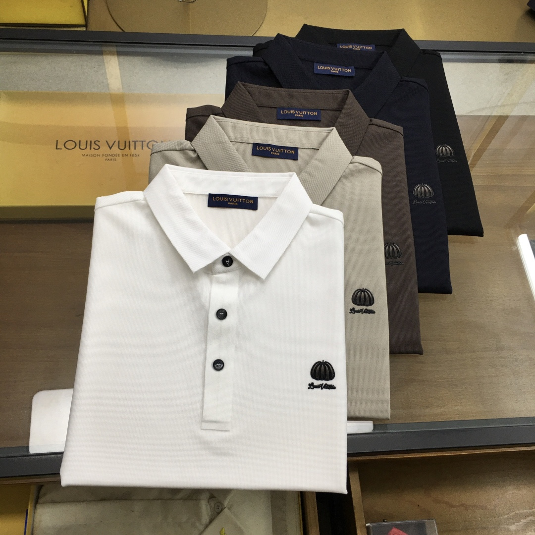 NO:410692,New product [L.v] High-end Polo 2025SS Spring and Summer New Product Go Fashion and Casual Lapel T-shirt, Selected High-quality Tennis Cool Fabric, Stainless Cutting Process, Exquisite Logo Design Logo for Tight Needles on the chest, Customer-supplied hardware and accessories, Simple and easy to match, a must-have item for casual business men!  SizeM-4XL [Please report height and weight by placing an order], tees, t-shirt, alexander wang19860909新品【L.v】高端Polo 2025SS春夏新品 Go 时尚休闲翻领T恤,甄选优质天丝凉爽面料,无痕切割工艺,胸前密针精致logo设计标识,客供订织五金辅料,简约易搭配,休闲商务男人必备单品！ SizeM-4XL【下单请报身高体重】,,tees，t-shirt,alexander wang,Men's clothing