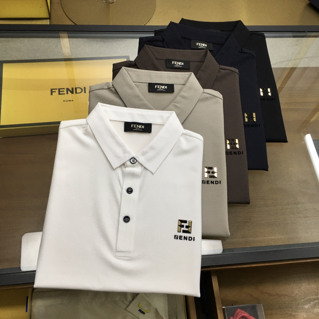 NO:510682,New product [Fend] High-end Polo 2025SS Spring and Summer New Product Go Fashion and Casual Lapel T-shirt, Selected High-quality Tennis Cool Fabric, Stainless Cutting Process, Exquisite Logo Design Logo on the chest, Customer-supplied hardware and accessories, Simple and easy to match, a must-have item for casual business men!  SizeM-4XL [Please report height and weight by placing an order].,,fendi,tees,t-shirt,alexander wang19860909新品【Fend】高端Polo 2025SS春夏新品 Go 时尚休闲翻领T恤,甄选优质天丝凉爽面料,无痕切割工艺,胸前密针精致logo设计标识,客供订织五金辅料,简约易搭配,休闲商务男人必备单品！ SizeM-4XL【下单请报身高体重】.,,fendi,tees，t-shirt,alexander wang,Men's clothing