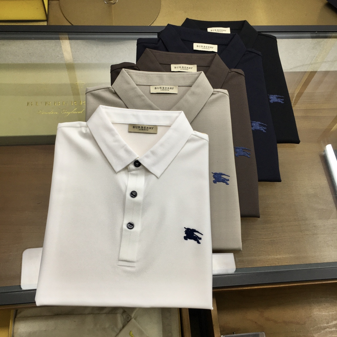 NO:510687,New product [Burber..y] High-end Polo 2025SS Spring and Summer New Product Go Fashion and Casual Lapel T-shirt, Selected High-quality Tennis Cool Fabric, Stainless Cutting Process, Exquisite Logo Design Logo on the chest, Customer-supplied hardware and accessories, Simple and easy to match, a must-have item for casual business men!  SizeM-4XL [Please report height and weight by placing an order].,,burberry,tees,t-shirt,alexander wang19860909新品【Burber..y】高端Polo 2025SS春夏新品 Go 时尚休闲翻领T恤,甄选优质天丝凉爽面料,无痕切割工艺,胸前密针精致logo设计标识,客供订织五金辅料,简约易搭配,休闲商务男人必备单品！ SizeM-4XL【下单请报身高体重】.,,burberry,tees，t-shirt,alexander wang,Men's clothing