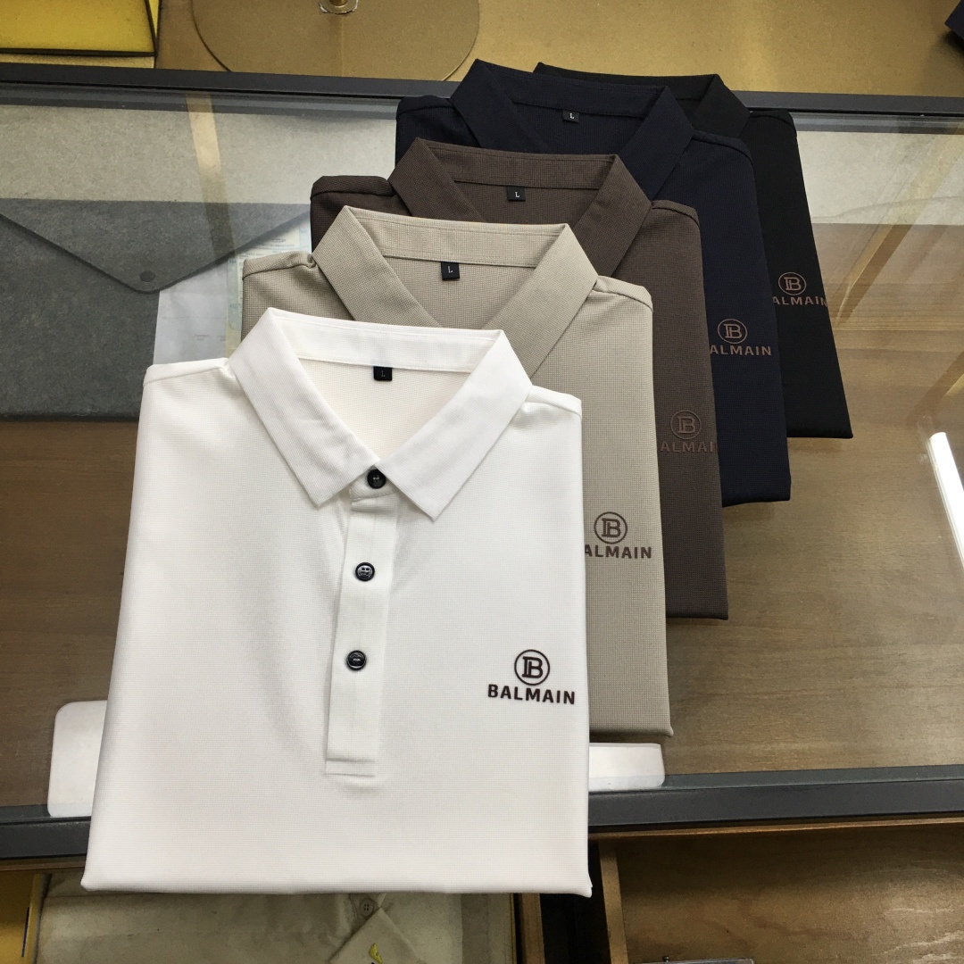 NO:504016,New product [BALMA......] High-end Polo 2025SS Spring and Summer New Product Go Fashion and Casual Lapel T-shirt, Selected High-quality Tennis Cool Fabric, Stainless Cutting Process, Exquisite Logo Design Logo for Tight Needles on the chest, Customer-supplied hardware and accessories, Simple and easy to match, a must-have item for casual business men!  SizeM-4XL [Please report height and weight by placing an order].,,balmain,tees,t-shirt,alexander wang19860909新品【BALMA....】高端Polo 2025SS春夏新品 Go 时尚休闲翻领T恤,甄选优质天丝凉爽面料,无痕切割工艺,胸前密针精致logo设计标识,客供订织五金辅料,简约易搭配,休闲商务男人必备单品！ SizeM-4XL【下单请报身高体重】.,,balmain,tees，t-shirt,alexander wang,Men's clothing