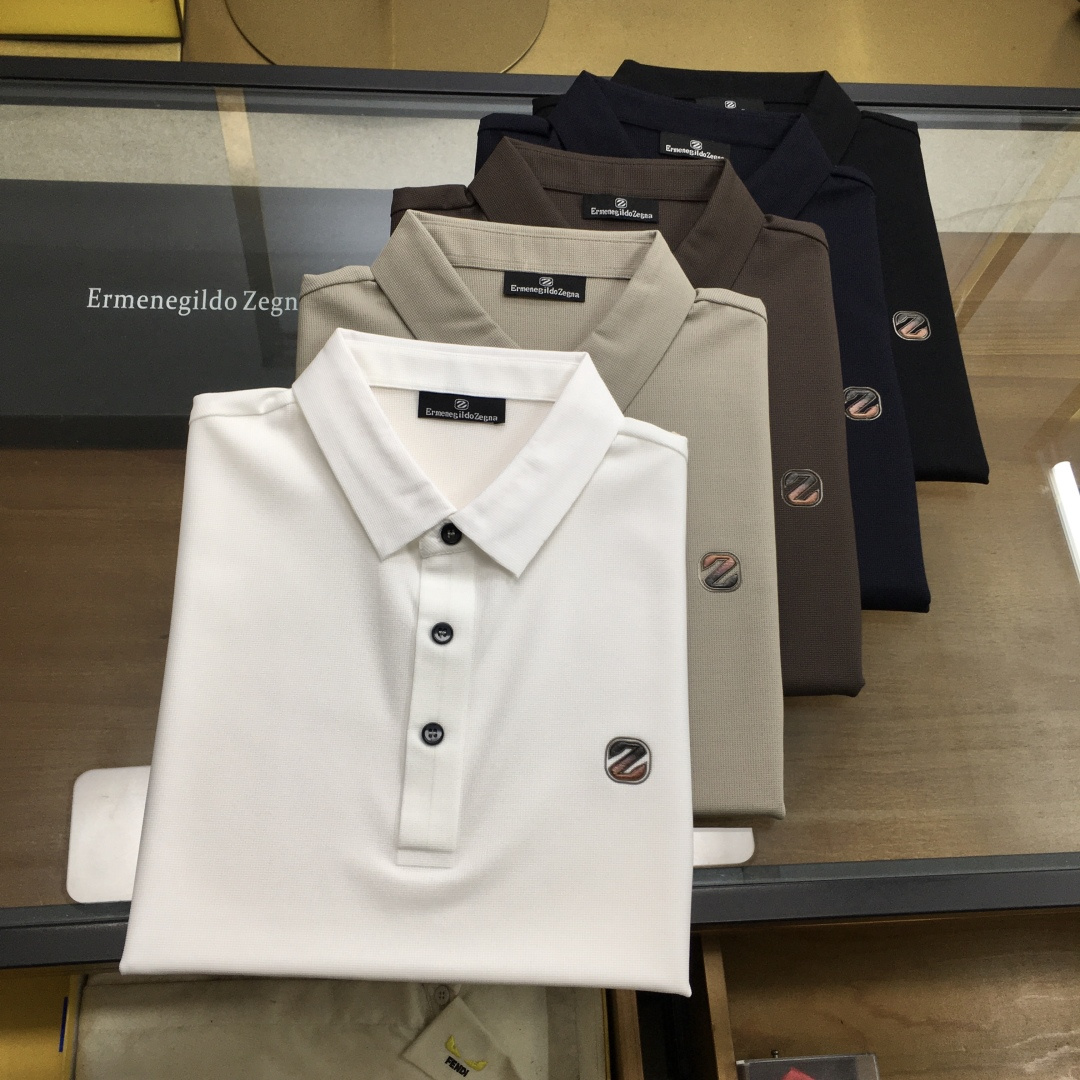 NO:503977,New product [Zegn] high-end Polo 2025SS spring and summer new product Go fashionable casual lapel T-shirt, selected high-quality Tianshi cool fabric, markless cutting process, exquisite logo design logo on chest tight needles, customer-supplied hardware accessories, simple and easy to match, a must-have item for casual business men!  SizeM-4XL [Please report height and weight by placing an order].,,tees,t-shirt,alexander wang19860909新品【Zegn】高端Polo 2025SS春夏新品 Go 时尚休闲翻领T恤,甄选优质天丝凉爽面料,无痕切割工艺,胸前密针精致logo设计标识,客供订织五金辅料,简约易搭配,休闲商务男人必备单品！ SizeM-4XL【下单请报身高体重】.,,tees，t-shirt,alexander wang,Men's clothing