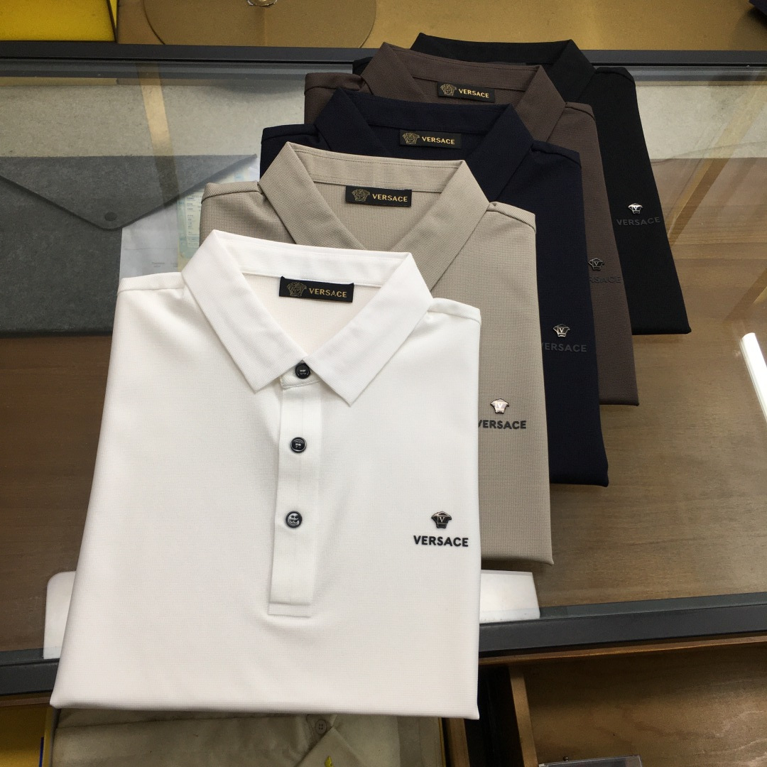 NO:503971,New product [Versac...] High-end Polo 2025SS Spring and Summer New Product Go Fashion and Casual Lapel T-shirt, Selected High-quality Tennis Cool Fabric, Stainless Cutting Process, Exquisite Logo Design Logo on the chest, Customer-supplied hardware and accessories, Simple and easy to match, a must-have item for casual business men!  SizeM-4XL [Please report height and weight by placing an order]., versace,tees,t-shirt,alexander wang19860909新品【Versac...】高端Polo 2025SS春夏新品 Go 时尚休闲翻领T恤,甄选优质天丝凉爽面料,无痕切割工艺,胸前密针精致logo设计标识,客供订织五金辅料,简约易搭配,休闲商务男人必备单品！ SizeM-4XL【下单请报身高体重】.,,versace,tees，t-shirt,alexander wang,Men's clothing