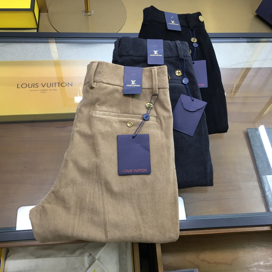 NO:513257,Business pants [LV] 2025SS Early Autumn New Product Original single men's suit casual business pants The type that must be released every season, the hot-selling ace item that needs no doubt, meets the best matching color number of the four seasons. The overall style continues the tone of SLP, and integrates a variety of arts and esthetics throughout the body, creating an unruly and individual style!  The details are excellent, very sophisticated, and the auxiliary materials are all supplied to customers. The metal chain strongly demonstrates the brand identity!  The heavyweight Xinjiang cotton fabric is very excellent in washing and impeccable!  The style is reasonable, the three standards are complete, and the details are perfect!  Three-color size 29/30/31/32/33/34/35/36/38,,louis vuitton,loro piano,business suit,alexander wang19860909商务裤【LV】 2025SS早秋 新品 原单男士西装休闲商务裤 每季必出的类型,无需质疑的热卖王牌单品,符合四季最佳的搭配色号 整体的风格延续了SLP的基调,通体融入了多种工艺美学,浑然天成,缔造出不羁与个性的风格！细节方面极为出色,非常匠心考究,通体的辅料皆为客供 金属链条有力彰显了品牌身份！重磅的新疆棉面料,水洗相当出色,无可挑剔！版型剪裁合理,三标齐全,细节完美！ 三色入 尺码29/30/31/32/33/34/35/36/38,,louis vuitton,loro piana,business suit,alexander wang,Men's clothing
