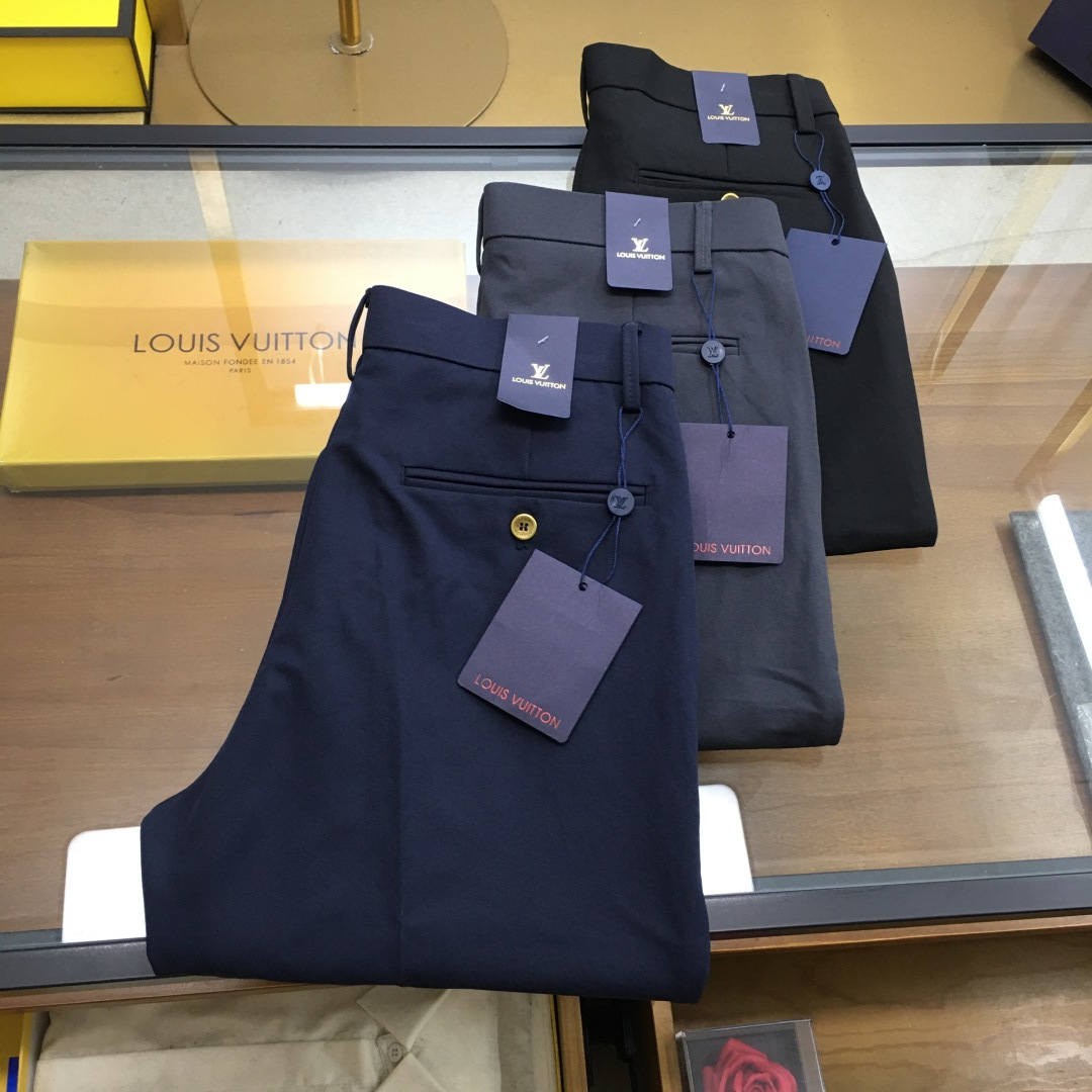 NO:513259,Business pants [LV] 2025SS Early Autumn New Product Original single men's suit casual business pants The type that must be released every season, the hot-selling ace item that needs no doubt, meets the best matching color number of the four seasons. The overall style continues the tone of SLP, and integrates a variety of arts and esthetics throughout the body, creating an unruly and individual style!  The details are excellent, very sophisticated, and the auxiliary materials are all supplied to customers. The metal chain strongly demonstrates the brand identity!  The heavyweight Xinjiang cotton fabric is very excellent in washing and impeccable!  The style is reasonable, the three standards are complete, and the details are perfect!  Three colors into size 29/30/31/32/33/34/35/36,,louis vuitton,loro piano,business suit,alexander wang19860909商务裤【LV】 2025SS早秋 新品 原单男士西装休闲商务裤 每季必出的类型,无需质疑的热卖王牌单品,符合四季最佳的搭配色号 整体的风格延续了SLP的基调,通体融入了多种工艺美学,浑然天成,缔造出不羁与个性的风格！细节方面极为出色,非常匠心考究,通体的辅料皆为客供 金属链条有力彰显了品牌身份！重磅的新疆棉面料,水洗相当出色,无可挑剔！版型剪裁合理,三标齐全,细节完美！ 三色入 尺码29/30/31/32/33/34/35/36,,louis vuitton,loro piana,business suit,alexander wang,Men's clothing