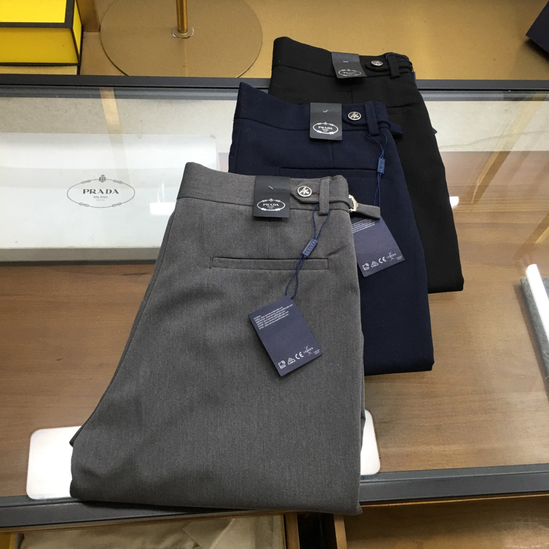 NO:513262,Business pants [Prad...] 2025SS Early Autumn New Product Original Single Men's Suit Casual Business Pants A must-have type every season, a hot-selling ace item that needs no doubt, in line with the best matching color number of the four seasons. The overall style continues the tone of SLP, and integrates a variety of arts and esthetics throughout the body, creating an unruly and individual style!  The details are excellent, very sophisticated, and the auxiliary materials are all supplied to customers. The metal chain strongly demonstrates the brand identity!  The heavyweight Xinjiang cotton fabric is very excellent in washing and impeccable!  The style is reasonable, the three standards are complete, and the details are perfect!  Three-color size 29/30/31/32/33/34/35/36, loro piano, prada, business suit, alexander wang19860909商务裤【Prad...】 2025SS早秋 新品 原单男士西装休闲商务裤 每季必出的类型,无需质疑的热卖王牌单品,符合四季最佳的搭配色号 整体的风格延续了SLP的基调,通体融入了多种工艺美学,浑然天成,缔造出不羁与个性的风格！细节方面极为出色,非常匠心考究,通体的辅料皆为客供 金属链条有力彰显了品牌身份！重磅的新疆棉面料,水洗相当出色,无可挑剔！版型剪裁合理,三标齐全,细节完美！ 三色入 尺码29/30/31/32/33/34/35/36,,loro piana,prada,business suit,alexander wang,Men's clothing