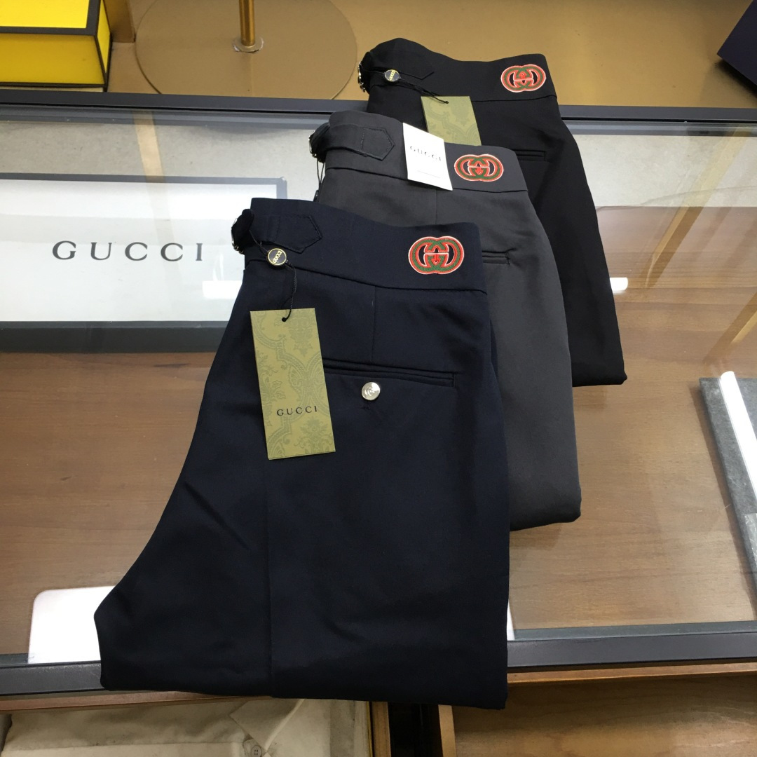 NO:513260,Business pants [Gu.ci] 2025SS Early Autumn New Product Original Single Men's Suit Casual Business Pants A must-have type every season, a hot-selling ace item that needs no doubt, conforms to the best matching color number of the four seasons. The overall style continues the tone of SLP, and integrates a variety of arts and esthetics throughout the body, creating an unruly and individual style!  The details are excellent, very sophisticated, and the auxiliary materials are all supplied to customers. The metal chain strongly demonstrates the brand identity!  The heavyweight Xinjiang cotton fabric is very excellent in washing and impeccable!  The style is reasonable, the three standards are complete, and the details are perfect!  Three-color size 29/30/31/32/33/34/35/36, loro piano, business suit, alexander wang19860909商务裤【Gu.ci】 2025SS早秋 新品 原单男士西装休闲商务裤 每季必出的类型,无需质疑的热卖王牌单品,符合四季最佳的搭配色号 整体的风格延续了SLP的基调,通体融入了多种工艺美学,浑然天成,缔造出不羁与个性的风格！细节方面极为出色,非常匠心考究,通体的辅料皆为客供 金属链条有力彰显了品牌身份！重磅的新疆棉面料,水洗相当出色,无可挑剔！版型剪裁合理,三标齐全,细节完美！ 三色入 尺码29/30/31/32/33/34/35/36,,loro piana,business suit,alexander wang,Men's clothing