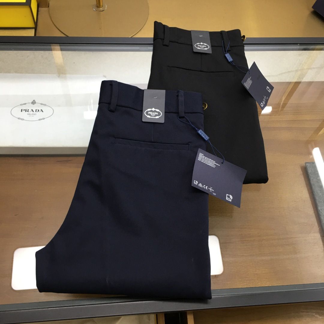 NO:513263,Business pants [Prad...] 2025SS Early Autumn New Product Original Single Men's Suit Casual Business Pants A must-have type every season, a hot-selling ace item that needs no doubt, in line with the best matching color number of the four seasons. The overall style continues the tone of SLP, and integrates a variety of arts and esthetics throughout the body, creating an unruly and individual style!  The details are excellent, very sophisticated, and the auxiliary materials are all supplied to customers. The metal chain strongly demonstrates the brand identity!  The heavyweight Xinjiang cotton fabric is very excellent in washing and impeccable!  The style is reasonable, the three standards are complete, and the details are perfect!  Two colors in size 29/30/31/32/33/34/35/36, loro piano, prada, business suit, alexander wang19860909商务裤【Prad...】 2025SS早秋 新品 原单男士西装休闲商务裤 每季必出的类型,无需质疑的热卖王牌单品,符合四季最佳的搭配色号 整体的风格延续了SLP的基调,通体融入了多种工艺美学,浑然天成,缔造出不羁与个性的风格！细节方面极为出色,非常匠心考究,通体的辅料皆为客供 金属链条有力彰显了品牌身份！重磅的新疆棉面料,水洗相当出色,无可挑剔！版型剪裁合理,三标齐全,细节完美！ 两色入 尺码29/30/31/32/33/34/35/36,,loro piana,prada,business suit,alexander wang,Men's clothing