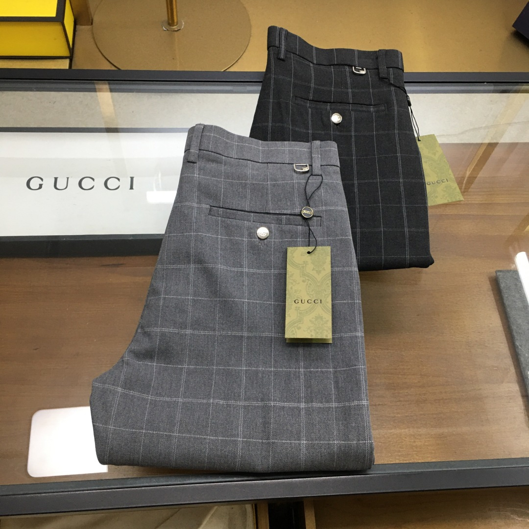 NO:513266,Business pants [G.uci...] 2025SS Early Autumn New Product Original Single Men's Suit Casual Business Pants A must-have type every season, a hot-selling ace item that needs no doubt, conforms to the best matching color number of the four seasons. The overall style continues the tone of SLP, and integrates a variety of arts and esthetics throughout the body, creating an unruly and individual style!  The details are excellent, very sophisticated, and the auxiliary materials are all supplied to customers. The metal chain strongly demonstrates the brand identity!  The heavyweight Xinjiang cotton fabric is very excellent in washing and impeccable!  The style is reasonable, the three standards are complete, and the details are perfect!  2 colors into size 29/30/31/32/33/34/35/36/38, loro piano, business suit, alexander wang19860909商务裤【G.uci...】 2025SS早秋 新品 原单男士西装休闲商务裤 每季必出的类型,无需质疑的热卖王牌单品,符合四季最佳的搭配色号 整体的风格延续了SLP的基调,通体融入了多种工艺美学,浑然天成,缔造出不羁与个性的风格！细节方面极为出色,非常匠心考究,通体的辅料皆为客供 金属链条有力彰显了品牌身份！重磅的新疆棉面料,水洗相当出色,无可挑剔！版型剪裁合理,三标齐全,细节完美！ 2色入 尺码29/30/31/32/33/34/35/36/38,,loro piana,business suit,alexander wang,Men's clothing