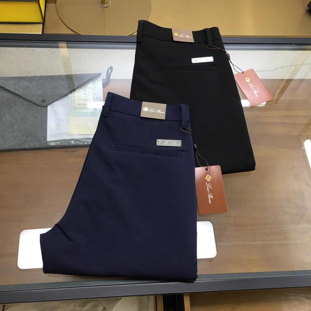 NO:513265,Business pants [LP...] 2025SS Early Autumn New Product Original single men's suit casual business pants The type that must be released every season, the hot-selling ace item that needs no doubt, meets the best matching color number of the four seasons. The overall style continues the tone of SLP, and integrates a variety of arts and esthetics throughout the body, creating an unruly and individual style!  The details are excellent, very sophisticated, and the auxiliary materials are all supplied to customers. The metal chain strongly demonstrates the brand identity!  The heavyweight Xinjiang cotton fabric is very excellent in washing and impeccable!  The style is reasonable, the three standards are complete, and the details are perfect!  2 colors into size 29/30/31/32/33/34/35/36/38, loro piano, business suit, alexander wang19860909商务裤【LP...】 2025SS早秋 新品 原单男士西装休闲商务裤 每季必出的类型,无需质疑的热卖王牌单品,符合四季最佳的搭配色号 整体的风格延续了SLP的基调,通体融入了多种工艺美学,浑然天成,缔造出不羁与个性的风格！细节方面极为出色,非常匠心考究,通体的辅料皆为客供 金属链条有力彰显了品牌身份！重磅的新疆棉面料,水洗相当出色,无可挑剔！版型剪裁合理,三标齐全,细节完美！ 2色入 尺码29/30/31/32/33/34/35/36/38,,loro piana,business suit,alexander wang,Men's clothing
