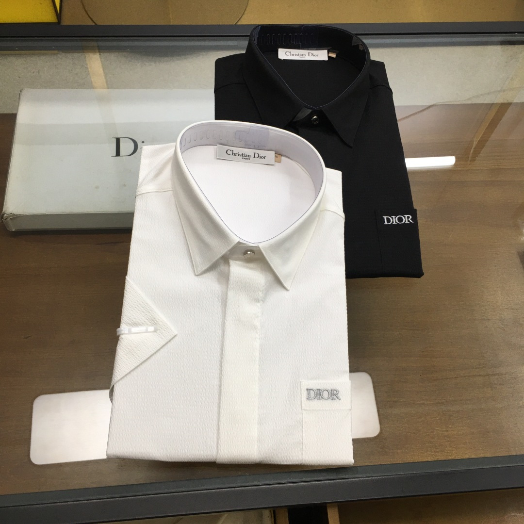 NO:513274,New short-sleeved shirt [Dio..Home] 25 spring and summer fashion short-sleeved shirt! 100 pure cotton bubble fabrics imported from Switzerland are excellent in texture and comfort, the fabric texture is unique, the exquisite embossing process, and extremely luxurious and special fabrics. The buttons are natural deep-sea shell buckles, each with unique patterns and excellent gloss. Jieying's neckline is made of metal buckles forged by top electroplating alloy craftsmanship, with exquisite LOGO engraved on it, showing a sense of luxury. Design points for this new shirt for spring and summer men's clothing series, bringing the minimalist aesthetic of D's home to the extreme. The patch pocket on the chest is decorated with Di*r embroidery and made of heavy Indian silk, highlighting the brand's characteristics. It is matched with silver finish buttons engraved with exquisite letters, which is a soul-style embellishment. The design and positioning of the whole item must be the latest and fashionable product, which is very fashionable, demonstrating the identity and status of the brand image in previous years! The details are all high-end, with secret plackets, exquisite button embellishments, and a small lapel patch pocket design, which is age-reducing and fashionable, full of vitality and easy to highlight the temperament. The upper body effect is capable and neat, and it has both shapes. It is a shirt with versatility and practical wearability! Size 38-42=【equivalent to M-3xl】 Size 39 Shoulder width 44.6 Bust 106​​ Sleeve length 24 Clothes length 76,,dior,dior,shirts,T-shirt,alexander wang19860909新品短衬【Dio..家】 25春夏时装款短袖衬衫！ 面料甄选的瑞士進口100支纯棉泡泡布料,质感与舒适度绝佳,面料肌理形态别致,绝妙的压纹工艺,极为奢华特殊的面料. 纽扣为天然深海贝壳扣,每粒都有着独一无二的纹路,光泽感极好.介英 领口采用顶尖电镀合金工艺锻造的金属扣,上面镌刻有精美LOGO,尽显奢侈感. 设计点这款春夏季男装系列新品衬衫,将D家极简主义美学发挥到极致.胸前贴袋饰以 Di*r 刺绣,以重磅印度丝打造而成,凸显了品牌特质,搭配镌刻有精美字母的银色饰面纽扣,属于灵魂式的点缀.呈现整款单品的设计和定位必定是最新时尚不可或缺的产品,非常时髦,彰显了往年品牌形象的身份和地位！ 细节之处尽显高级,暗门襟,精致纽扣点缀,搭配小翻领贴袋设计,减龄又时髦,充满活力且极易凸显出气质感,上身效果干练利落,型格兼具,百搭实穿性极好的一款衬衫！ 尺码38-42=【相当于M-3xl】 39码 肩宽44.6 胸围106 袖长24 衣长76,,dior,dior,shirts,T-shirt,alexander wang,Men's clothing