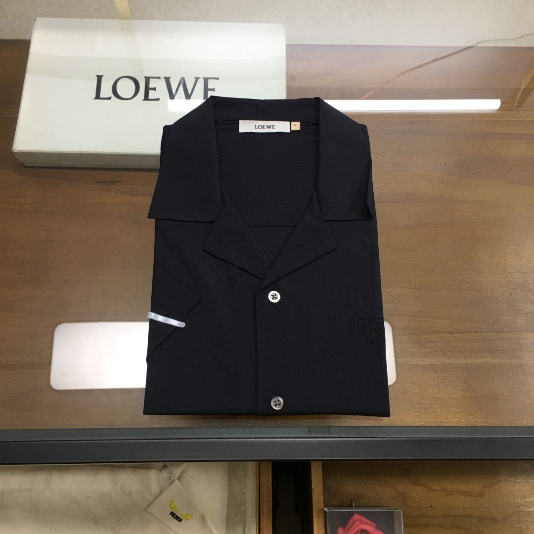 NO:513268,New short-sleeved shirt [LO*WE/Luo*We] 25 spring and summer fashion short-sleeved shirt!  100 pure cotton woven bubble fabrics are selected, with excellent texture and comfort, the fabric texture is unique, the exquisite embossing process, and extremely luxurious and special fabrics. The buttons are natural deep-sea shell buckles, each with unique patterns and excellent luster. The design point LO*WE brand concept is to combine traditional craftsmanship with modern fashion to create unique products!  Using classic brand elements, from the main fabric to the detailed craftsmanship, all of which show the ingenuity of quality. The chest is decorated with a classic iconic brand embroidery body to light up the sight and create a unique product charm. This classic wardrobe item can be worn with formal trousers to create a classic look, or it can be matched with jeans and shorts to create a more casual look. Size 38-42 [equivalent to M-3xl loose version] Size 39 Shoulder width 56.5 Bust 114 Sleeve length 23.5 Sleeve length 73 (loose version), shorts, jeans, shirts, T-shirt, alexander wang19860909新品短衬【LO*WE/罗*威】 25春夏时装款短袖衬衫！ 甄选100支纯棉色织泡泡布料,质感与舒适度绝佳,面料肌理形态别致,绝妙的压纹工艺,极为奢华特殊的面料. 纽扣为天然深海贝壳扣,每粒都有着独一无二的纹路,光泽感极好. 设计点LO*WE品牌理念是将传统工艺与现代时尚相结合,创造出独具特色的产品！运用了经典的品牌元素,从主体面料到细节工艺,无不彰显出品质的匠心所在,胸前饰有经典标志性品牌刺绣体点亮视线,创造出独具特色的产品魅力.这款衣橱经典单品,可搭配正装长裤穿着,打造经典造型,亦可与牛仔裤 短裤搭配,打造更加休闲的造型. 尺码38-42【相当于M-3xl宽松版型】 39码 肩宽56.5 胸围114 袖长23.5 衣长73（宽松版）,,shorts,jeans,shirts,T-shirt,alexander wang,Men's clothing