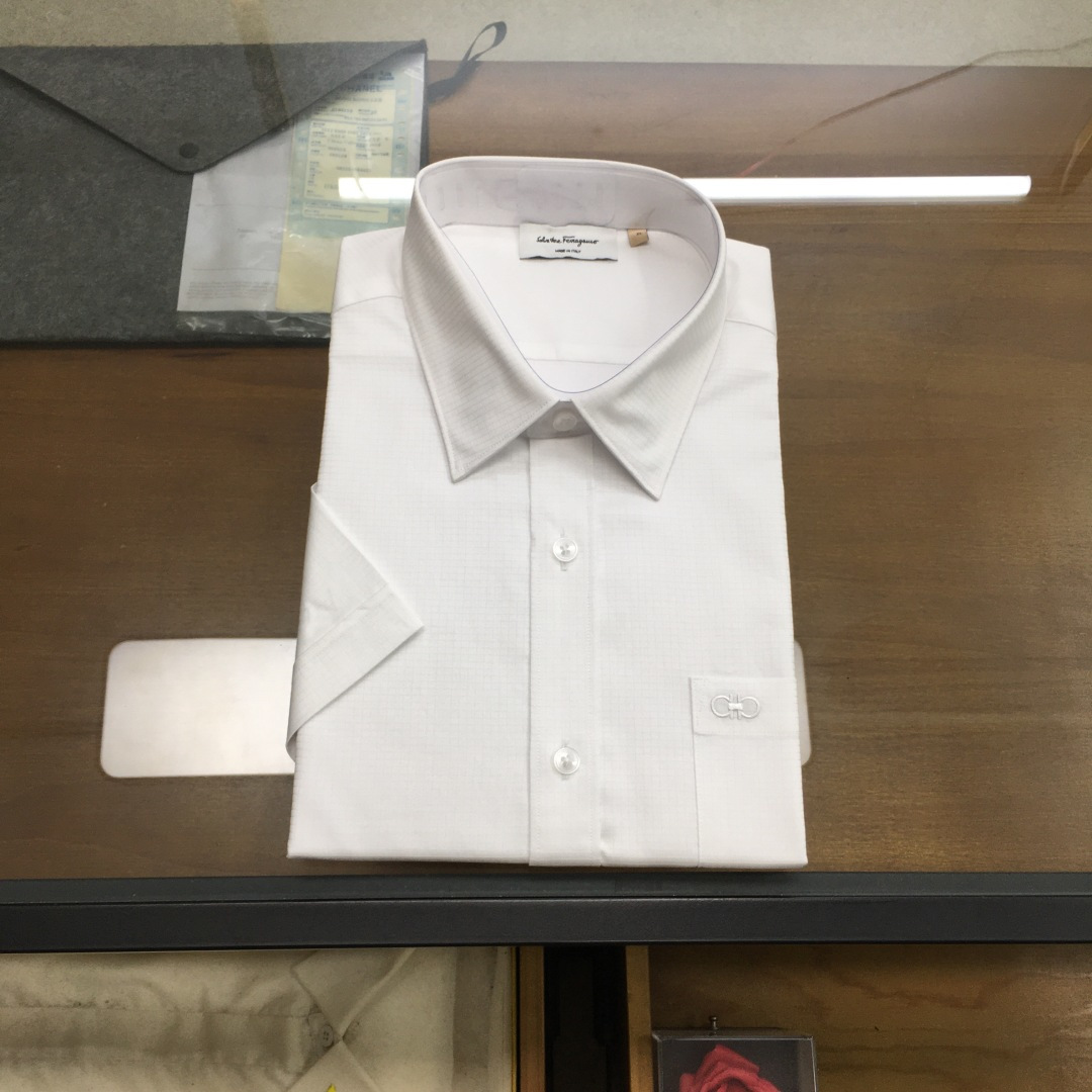 NO:513269,New short-lined [Feragamo/Fira] 25 spring and summer business casual short-sleeved shirt!  The top Swiss ALUMO Arum company 120 cotton poplin fabric has been selected. After the ironing process, the fabric has a high texture and comfort, excellent gloss, excellent skin-friendliness and breathability, and the texture has a sense of luxury and gorgeousness!  The selected high-quality buttons have excellent details, engraved with exquisite letters, showing a sense of high quality. The design points of the signature items that Fila must be released every season. The design tone that continues in the new season, brings the Italian urban noble minimalist style to the extreme. The front chest patch pocket design and Fila classic brand embroidery body show the eye-catching charm, belong to the soul-style existence, simple and atmospheric visual experience, without aesthetic fatigue and outdated worries, minimalist is the most advanced fashion expression!  This shirt is perfect in terms of design, fabric, craftsmanship, details and appearance!  Business casual shirts are indispensable items for every man. A top-quality and high-end shirt is always a rare item for men and a very investment-oriented item. It is a magic weapon for wardrobe and dominates a variety of occasions. Business workplaces, dinner parties, high-end activities, etc. can perform very well!  Size 38-42=M-3XL size 39 shoulder width 44.6 bust 106 sleeve length 24 clothing length 76,shirts,T-shirt,alexander wang19860909新品短衬【Feragamo/菲拉】 25春夏商务休闲短袖衬衫！ 甄选的顶级瑞士ALUMO阿鲁姆公司120支棉府绸面料,经过免烫工艺处理,面料质感与舒适度极高,光泽度极好,亲肤性与透气性绝佳,肌理透着高级奢华感和华丽感！ 甄选的上等纽扣,细节颇为出色,上面镌刻有精美字母,尽显高级感. 设计点菲拉每季必出的招牌单品,在每一季轮回,新一季仍然延续的设计基调,将意式的都市高贵极简风发挥到极致,前胸贴袋设计和菲拉经典品牌刺绣体,彰显吸睛亮眼魅力,属于灵魂式的存在,简洁大气视觉体验,无审美疲劳感和过气的担忧,极简才是最高级的时尚表达！ 该款衬衫无论从设计、面料、工艺、细节、品相方面都非常完美！商务休闲衬衫属于每个男人不可或缺的单品,一款上等且高级的衬衫,对于男人来说永远是稀缺品,亦是非常具有投资意义的单品,属于衣橱必备的法宝利器,主导着多种场合,商务职场、晚宴派对、高端活动等都可以表现非常出色！ 尺码38-42=M-3XL 39码 肩宽44.6 胸围106 袖长24 衣长76,,shirts,T-shirt,alexander wang,Men's clothing