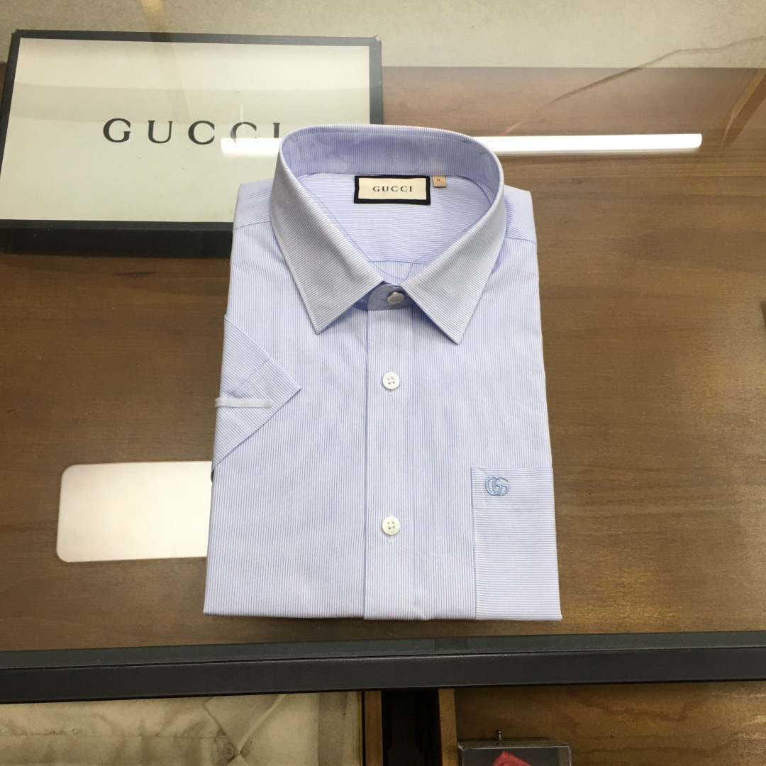 NO:513270,New short-sleeved shirt [Gu.ci] 25 spring and summer fashion short-sleeved shirt!  The top Swiss ALUMO Arum company selected 100 pure cotton woven fine striped fabrics, processed without ironing, the fabric has a high texture and comfort, excellent gloss, excellent skin-friendliness and breathability, and the texture exudes a sense of luxury and gorgeousness!  The buttons are natural deep-sea shell buckles, each with unique patterns and a great luster. The neckline is made of metal buckles forged by top electroplating alloy craftsmanship, and are engraved with exquisite logos, showing a sense of luxury!  Design point In the 2025 spring and summer series, G Home Creative Director Sabato De Sarno, with the main concept of durability and fitting tailoring, carefully created basic men's items to inject new ideas into men's wardrobe. This shirt is ingeniously created with white and light blue striped cotton poplin. The design of the front chest patch pocket has a strong visual sense, enhancing the sense of fashion. The chest is decorated with a classic double G logo, which is very labeled, perfectly boasting the identity of the brand!  The neckline is decorated with the metal buckle, showing its eye-catching charm. The details are full of ingenuity. The metal buttons embellished with the neckline enhance the overall vision and high-end feeling. The three-dimensional effect silhouette design brings visual novelty to the classic proportions of the basic men's clothing items. The type that quality control and shirt control players must-have, is a rare item!  Size 38-42=M-3XL size 39 shoulder width 44.6 bust 106 sleeve length 24 clothing length 76, gucci,shirts,T-shirt,alexander wang19860909新品短衬【Gu.ci】 25春夏时装款短袖衬衫！ 甄选的顶级瑞士ALUMO阿鲁姆公司100支纯棉色织细条纹面料,经过免烫工艺处理,面料质感与舒适度极高,光泽度极好,亲肤性与透气性绝佳,肌理透着高级奢华感和华丽感！ 纽扣为天然深海贝壳扣,每粒都有着独一无二的纹路,光泽感极好.领口采用顶尖电镀合金工艺锻造的金属扣,上面镌刻有精美LOGO,尽显奢侈感！ 设计点在2025年春夏系列中,G家创作总监Sabato De Sarno以经久耐穿和合身剪裁为主要理念,精心打造男士基本款单品,为男士衣橱注入新意.这款衬衫以白色和浅蓝色条纹棉府绸匠心打造.前胸贴袋的设计,视觉感极强,提升了时尚感,胸前饰有经典双G标识,非常标签化,完美标榜了品牌的身份！领口匠心缀饰金属扣,彰显吸睛亮眼魅力. 细节处处尽显匠心,领口点缀的金属钮扣提升了整体视觉以及高级感,立体效果廓形设计为男装基础款单品的经典比例带来视觉新意,品控族与衬衫控族必入的类型,可遇而不可求的单品！ 尺码38-42=M-3XL 39码 肩宽44.6 胸围106 袖长24 衣长76,,gucci,shirts,T-shirt,alexander wang,Men's clothing