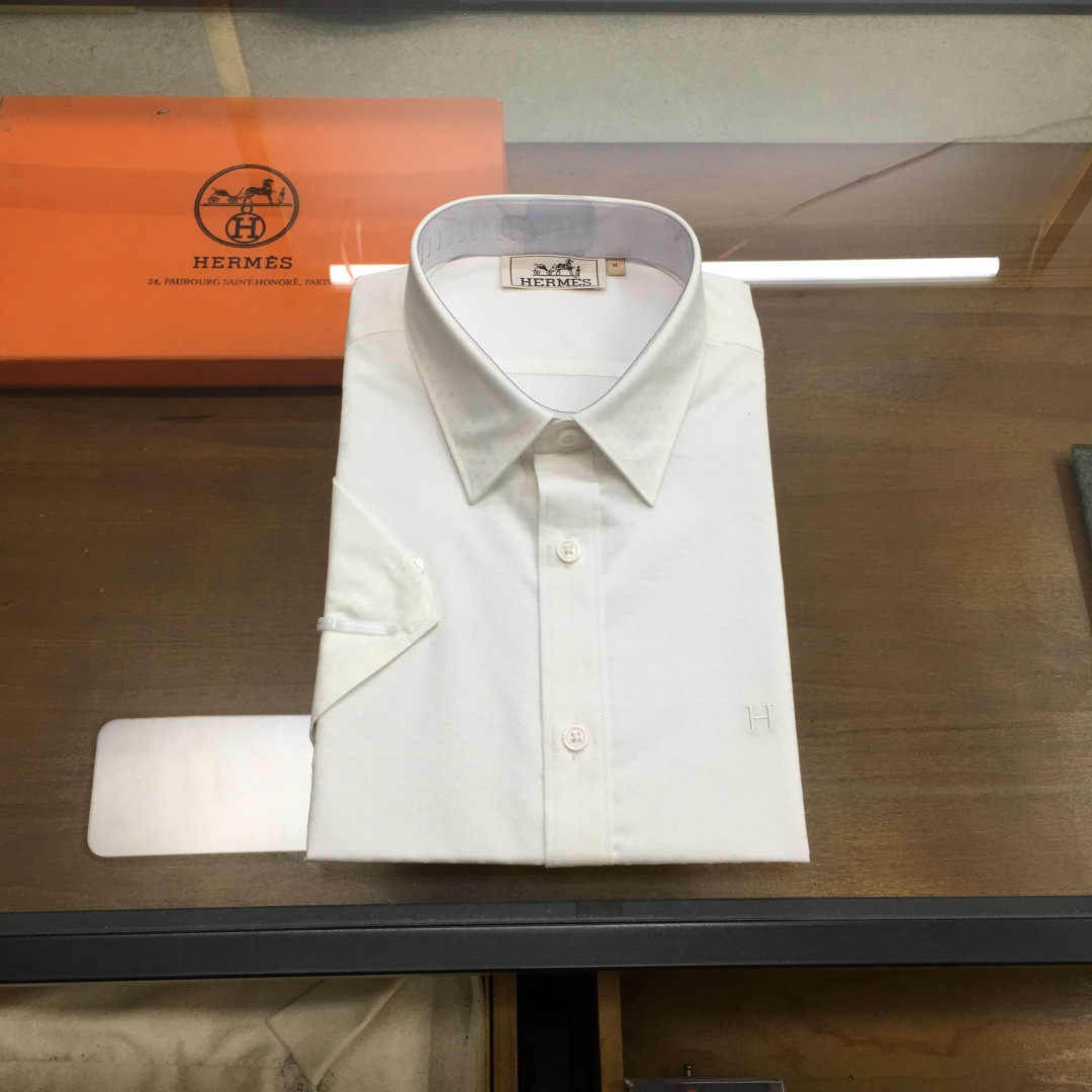 NO:417393,New short-sleeved shirt [H Home] 25 spring and summer fashion short-sleeved shirt!  The top Swiss ALUMO Arum company 120 cotton poplin jacquard fabric selected, with excellent texture and comfort, unique texture shape, very fashionable and eye-catching, quite artistic, belonging to a unique type, the fabric attributes are extremely comfortable and delicate, and have invincible breathability, and the experience is wonderful!  The buttons are natural deep-sea shell buckles, each with a unique pattern and a great luster. The essence of the single product of H is high-end and simple. This belongs to its unique aesthetic culture and is full of its own charm attributes. It is quite exquisite in design, craftsmanship and materials. It is very rigorous and harsh in pursuit of quality, and uses every detail to prove its own brand image!  It is matched with classic elements and is made of fixed weaving and flower-cutting fabrics, bringing the noble and minimalist French style to the extreme. The front chest H embroidery body is a soul-like embellishment, highlighting the brand characteristics. The overall shape is clean and neat, and the upper body is very easy to highlight the temperament and fashionable feeling, both capable, handsome and casual and comfortable!  The details show craftsmanship everywhere. The top Swiss ALUMO Arum company 120 cotton poplin jacquard fabric has visual and high-end feel, first-class tailoring, impeccable styling effect, a must-have type for quality control and shirt control, a rare item!  Size 【M-3xl】 Size L Shoulder width 44.6 Bust 106 Sleeve length 24 Clothes length 76, Shirts, T-shirt, alexander wang19860909新品短衬【H家】 25春夏时装款短袖衬衫！ 甄选的顶级瑞士ALUMO阿鲁姆公司120支棉府绸提花面料,质感与舒适度绝佳,肌理形态别致,非常时髦且吸睛,颇具艺术感,属于独一无二的类型,面料属性极为舒适细腻,且拥有无敌的透气性,体验感妙不可言！ 纽扣为天然深海贝壳扣,每粒都有着独一无二的纹路,光泽感极好. 设计点H家的单品真谛在于高级和简约,这属于它的独特的美学文化,亦是充满自身魅力属性,无论在设计、工艺和用料方面都颇为考究,对于品质的追求非常严谨和苛刻,用每一个细节来力证自身品牌形象！搭配经典系元素,以定织剪花工艺面料打造,将法式都市高贵极简风发挥到极致,前胸H刺绣体属于灵魂式的点缀,凸显了品牌特质,整体造型干净利落,上身极易凸显气质和时髦感,即干练帅气亦随性惬意！ 细节处处尽显匠心,顶级瑞士ALUMO阿鲁姆公司120支棉府绸提花面料视觉以及高级感,剪裁一流,造型效果无可挑剔,品控族与衬衫控族必入的类型,可遇而不可求的单品！ 尺码【M-3xl】 L码 肩宽44.6 胸围106 袖长24 衣长76,,shirts,T-shirt,alexander wang,Men's clothing