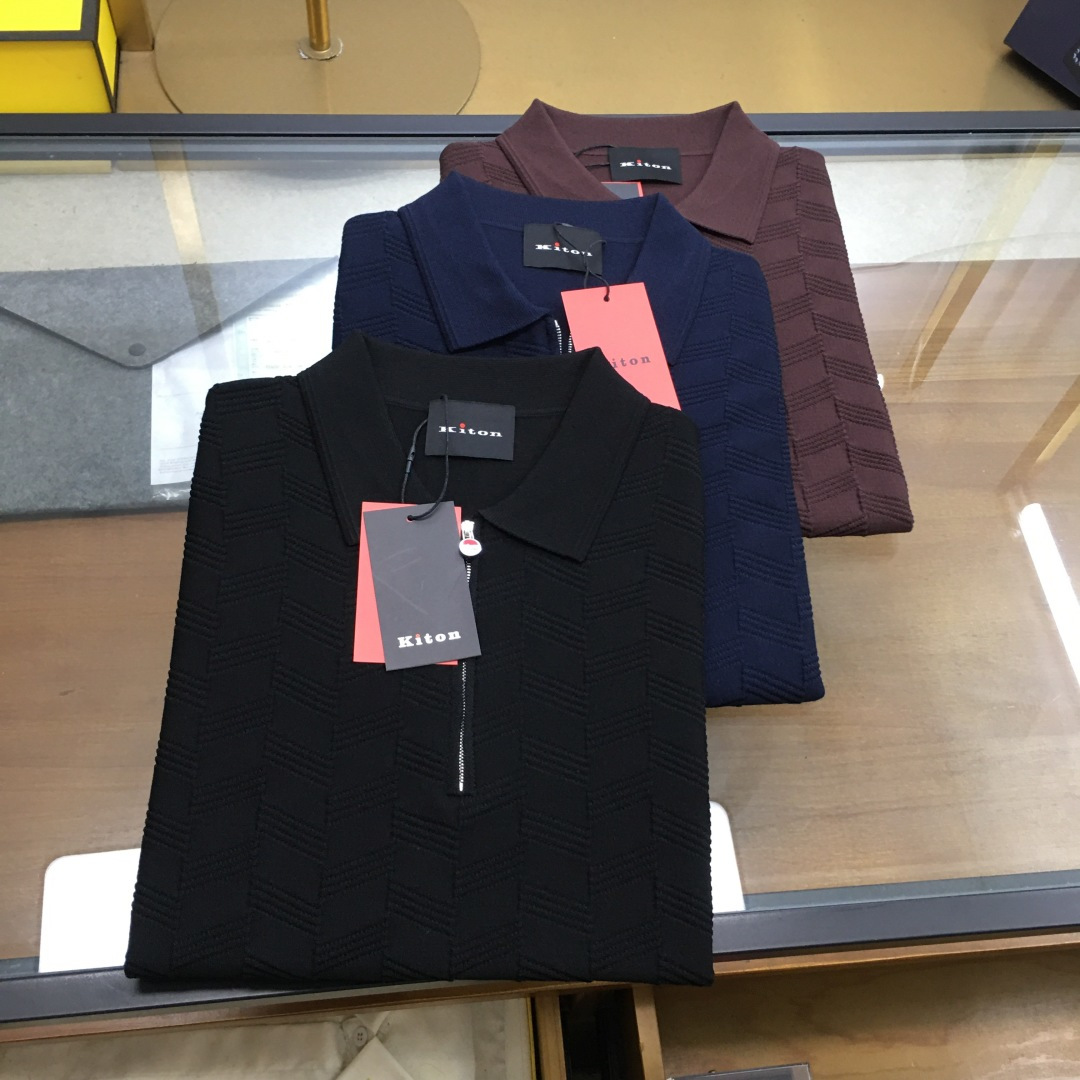 NO:466945,Top product [KITON] 25SS spring and summer new technology fiber blended knitted lapel short T, men's red zipper placket diagonal striped inlay knitted short-sleeved Polo shirt!  Trading companies have sparse channels and are on sale on the leading official website!  KITON's new knitted Polo shirt, as a model of both fashion and function, reveals extraordinary taste and exquisite craftsmanship in every detail!  This Polo shirt uses a specially customized technology fiber blended knitted fabric. It not only combines high-tech elements to ensure the durability and comfort of the clothes, but also makes the clothes softer and more delicate in the touch, skin-friendly and breathable!  The front design is ingenious and uses imported high-end weaving technology to carefully create a staggered oblique striped inlay texture, which not only greatly improves the breathability and sweating performance of the clothes, allowing the wearer to stay dry and comfortable in the hot summer, but also creates a three-dimensional effect visually, making the whole Polo shirt look more fashionable and high-end!  There is no compromise on the design of the placket. The classic red logo zipper is used as the opening and closing method. This bright red not only adds a bright color to the whole piece of clothing, enhances the overall visual impact, but also serves as a unique brand logo, demonstrating KITON's ultimate pursuit of details and the high recognition of the brand!  The basic and classic lapel design in terms of style, this style is well-tailed, which not only retains the formality required for business occasions, but also has the ease and comfort of leisure life!  Whether you are attending important meetings with formal wear or enjoying weekends with casual pants, you can easily control them and show the wearer's unique style and temperament!  Black/Blue/Scenery coffee, three colors into it!  Size 48-56 Size 48 shoulder width 42cm-bust 98cm-length 67cm Size 50 shoulder width 43cm-bust 102cm-length 68cm Size 52 shoulder width 44cm-bust 106cm-length 69cm Size 54 shoulder width 45cm-bust 110cm-length 71cm Size 56 shoulder width 46cm-bust 114cm-length 73cm Size recommended (standard version) Height 174-140 catties, try on 50 sizes appropriate!  A boy can choose 48 digits within 128 catties, a 50 digit for 128-140 catties, a 52 digit for 140-152 catties, a 52 digit for 152-164 catties, a 54 digit for 164-178 catties!  ..,,T-shirt,alexander wang19860909顶品【KITON】 25SS春夏新款科技纤维混纺针织翻领短T,男士红标拉链门襟斜条纹嵌花针织短袖Polo衫！贸易公司渠道稀出,领先官网发售！KITON新款针织Polo衫,作为时尚与功能并重的典范之作,其每一处细节都透露着不凡的品味与精湛的工艺！ 这款Polo衫采用特别定制的科技纤维混纺针织面料,不仅融合了高科技元素,确保了衣物的耐用性和舒适度,还通过特殊的混纺技术,使得衣物在触感上更加柔软细腻,亲肤透气！前幅设计匠心独运,采用了进口的高端机织工艺,精心打造出错落有致的斜条纹嵌花纹理,不仅极大地提升了衣物的透气性和排汗性能,使得穿着者在炎炎夏日也能保持干爽舒适,更在视觉上营造出一种层次分明的立体效果,让整件Polo衫看起来更加时髦且富有高级感！ 在门襟的设计上同样没有妥协,选用了经典的红色标识拉链作为开合方式,这抹鲜艳的红色不仅为整件衣物增添了一抹亮色,提升了整体的视觉冲击力,更作为品牌独特的标识,彰显了KITON对于细节的极致追求和品牌的高度辨识度！版型方面基础而经典的翻领设计,这种版型裁剪得体,既保留了商务场合所需的正式感,又不失休闲生活的轻松惬意！无论是搭配正装出席重要会议,还是搭配休闲裤享受周末时光,都能轻松驾驭,展现出穿着者独有的风采与气质！黑色/上青/景咖啡,三色入！尺码48-56 48码肩宽42cm-胸围98cm-衣长67cm  50码肩宽43cm-胸围102cm-衣长68cm  52码肩宽44cm-胸围106cm-衣长69cm  54码肩宽45cm-胸围110cm-衣长71cm  56码肩宽46cm-胸围114cm-衣长73cm 尺码推荐（标准版型） 身高174-140斤,试穿50码合适！ 男生体重128斤以内选择48码,128-140斤选择50码,140-152斤选择52码,152-164斤选择54码,164-178斤选择56码！ ..,,T-shirt,alexander wang,Men's clothing