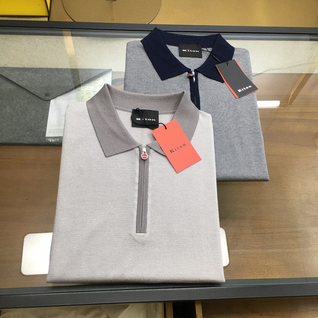 NO:469858,New counter product [Kiton] Trading company channel goods, original brand production, 2025 spring and summer new KITON men's high-end business casual lapel knitted short-sleeved T-shirt POLO shirt. It is known as a model in the fashion and handicraft industry, royal aristocrats and elite royal brands, Prince Charles, Putin and Wall Street financial tycoons, and belongs to the world's top luxury men's clothing brand!  The overall design style follows the Ki family genes, and is quite exquisite in fabric selection and craftsmanship, low-key and luxurious, elegant and noble. Every detail proves the brand's own sense of luxury!  Customers supply high-end imported garment custom fabrics, French old-fashioned workshop ready-to-wear process fixed weaving and dyeing, extremely luxurious and special materials, all with superior fabric attributes, delicate and natural mesh structure, perfect comfort and breathability, the touch experience is self-evident, and the ultimate luxury enjoyment!  The details are exquisite and sophisticated, the classic lapel zipper closure design has excellent compatibility, the upper body effect is capable and neat, the shape is both elegant and intellectual, and it is easy to highlight the temperament. It is full of gentlemanly style, perfectly controlled by business commuting and leisure. It is a versatile and practical knitted short-sleeved T-shirt POLO shirt!  Color black Size 48 50 52 54 56 Size data 48: bust 104cm-shoulder width 46cm-cloth length 72cm-sleeve length 25cm 50: bust 108cm-shoulder width 47cm-cloth length 73cm-sleeve length 26cm 52: bust 112cm-shoulder width 48cm-cloth length 74cm-sleeve length 27cm 54: bust 116cm-shoulder width 49cm-cloth length 75cm-sleeve length 28cm 56: bust 120cm-shoulder width 50cm-cloth length 76cm-sleeve length 29cm, T-shirt,tees,t-shirt,alexander wang19860909专柜新品【Kiton】 贸易公司渠道货,品牌原厂出品,2025春夏新款KITON奇顿男士高端商务休闲翻领针织短袖T恤POLO衫.被誉为时装手工界的典范,皇室贵族及精英御用品牌,查尔斯王子和普京及华尔街金融大鳄们的首选,属于全球顶级奢华男装品牌！整体的设计风格沿袭了Ki家族基因,在面料选取和工艺方面都相当考究,低调且奢华,优雅且高贵,每一个细节都在力证品牌自身的高级感！客供高级进口成衣定面料,法国老牌工坊成衣工序定织定染,极为奢华特殊的材质,面料属性皆为上乘,网眼结构细腻自然,舒适性与透气性完美兼备,触感体验不言而喻,奢华极致享受！细节设计精湛考究,经典的翻领拉链开合设计,兼容性优越,上身效果干练利落,型格兼具,优雅且知性,极易凸显出气质,绅士范十足,商务通勤与休闲完美驾驭,属于百搭实穿性极好的一款针织翻短袖T恤POLO衫！ 颜色黑色 尺码48 50 52 54 56 尺码数据 48码:胸围104cm-肩宽46cm-衣长72cm-袖长25cm 50码:胸围108cm-肩宽47cm-衣长73cm-袖长26cm 52码:胸围112cm-肩宽48cm-衣长74cm-袖长27cm 54码:胸围116cm-肩宽49cm-衣长75cm-袖长28cm 56码:胸围120cm-肩宽50cm-衣长76cm-袖长29cm,,T-shirt,tees，t-shirt,alexander wang,Men's clothing