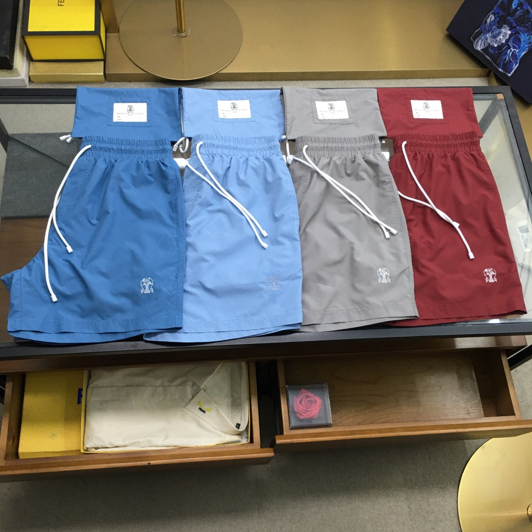 NO:417382,New counter product [BC] 25SS spring and summer new lightweight woven fabric drawstring shorts, classic men's badge embroidered fashionable casual beach shorts!  Trading companies have sparse channels and are released on the official website at the same time!  BC's new summer cool beach shorts, as a must-have item for summer that values ​​both fashion and comfort, every detail reveals extraordinary taste and ingenuity!   This shorts are made of a light woven fabric imported from customers. It is not only light in texture, but also has a very smooth touch, as if the summer breeze blows across the skin, bringing an indescribable coolness and comfort!  Under the sunlight, the fabric still has a faint luster, showing a low-key and luxurious texture!  In order to further improve the wearing experience, the designer cleverly added a mesh lining design inside. This delicate lining is like countless tiny vents, effectively promoting air circulation. Even in the hot summer, it can ensure that the skin on the legs remains dry and stay away from stuffy and damp, making people feel tired even if they wear it for a long time, and enjoy freedom and comfort!  The classic badge embroidery on the legs of the trouser has become the finishing touch. The badge pattern is exquisite and full of historical sense. Every stitch and thread contains a fusion of tribute to tradition and innovation!  They not only add a bit of retro charm to the shorts, but also inadvertently reveal the wearer's unique sense of luxury identity, which is unforgettable at a glance!  The drawstring elastic waist design not only ensures freedom and flexibility when wearing, but also takes into account the fashionable beauty!  Whether paired with a simple T-shirt or an elegant shirt, you can easily control it and show different styles and charm!  Black/white/red/gray/dark blue/light blue/sky blue/yellow, eight colors into it!  Size M-3XL M size waist 76/82cm-hip circumference 112cm-front 30cm-thigh circumference 68cm-thigh length 41cm L size waist 80/86cm-hip circumference 115cm-front 31cm-thigh circumference 70cm-thigh length 42cm XL size waist 84/90cm-hip circumference 118cm-front 32cm-thigh circumference 72cm-thigh length 43cm XXL size waist 88/96cm-thigh circumference 122cm-front 33cm-thigh circumference 74cm-thigh length 44cm 3XL size waist 92/98cm-thigh circumference 126cm-front 34cm-thigh circumference 76cm-thigh length 45cm Size recommendation (standard version)  Height is 174-140 catties, it is suitable to try on the L size!  A boy can choose M code within 130 catties, a L code for 130-143 catties, a XL code for 143-156 catties, a XXL code for 156-172 catties, and a 3XL code for 172-188 catties!  .., shorts,shirts,tees,t-shirt,alexander wang19860909专柜新品【BC】 25SS春夏新款轻薄梭织面料抽绳短裤,男士经典徽章刺绣时尚休闲沙滩短裤！贸易公司渠道稀出,同步官网发售！BC全新夏日清凉沙滩短裤,作为时尚与舒适并重的夏日必备单品,其每一处细节都透露着不凡的品味与匠心独运！  这款短裤采用的是客供进口的轻薄梭织面料,不仅质地轻盈如羽,触感更是丝滑无比,仿佛夏日微风轻拂过肌肤,带来一抹难以言喻的清凉与惬意！在阳光的照耀下,面料还隐约泛着淡淡的光泽,展现出一种低调而奢华的质感！为了进一步提升穿着体验,设计师巧妙地在内里加入了网眼内衬设计,这层细腻的内衬如同无数个微小的通风口,有效促进了空气流通,即便是炎炎夏日,也能确保腿部肌肤保持干爽,远离闷热与潮湿,让人即便长时间穿着也不感腻身,尽享自在与舒适！ 裤腿处经典徽章刺绣成为了点睛之笔,徽章图案精致而富有历史感,每一针每一线都蕴含着对传统的致敬与创新的融合！它们不仅为短裤增添了几分复古韵味,更在不经意间透露出穿着者独特的奢华身份感,让人一眼难忘！抽绳松紧裤腰设计,既保证了穿着时的自由度与灵活性,又兼顾了时尚美感！无论是搭配简约T恤,还是优雅衬衫,都能轻松驾驭,展现出不同的风格魅力！黑色/白色/红色/灰色/深蓝/浅蓝/天蓝/黄色,八色入！尺码M-3XL M码腰围76/82cm-臀围112cm-前档30cm-大腿围68cm-裤长41cm L码腰围80/86cm-臀围115cm-前档31cm-大腿围70cm-裤长42cm XL码腰围84/90cm-臀围118cm-前档32cm-大腿围72cm-裤长43cm XXL码腰围88/96cm-臀围122cm-前档33cm-大腿围74cm-裤长44cm 3XL码腰围92/98cm-臀围126cm-前档34cm-大腿围76cm-裤长45cm 尺码推荐（标准版型） 身高174-140斤,试穿L码合适！ 男生体重130斤以内选择M码,130-143斤选择L码,143-156斤选择XL码,156-172斤选择XXL码,172-188斤选择3XL码！..,,shorts,shirts,tees，t-shirt,alexander wang,Men's clothing