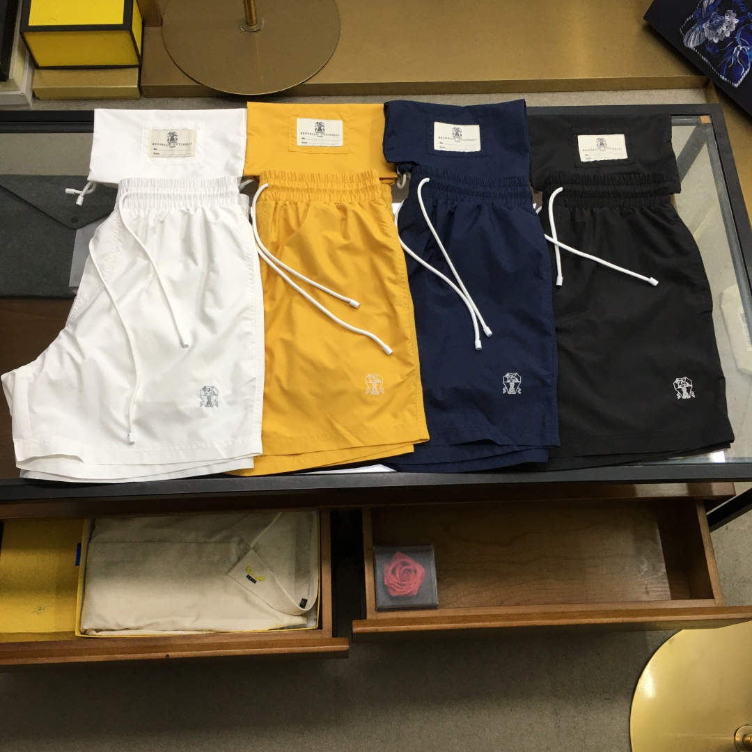 NO:452686,New counter product [BC] 25SS spring and summer new lightweight woven fabric drawstring shorts, classic men's badge embroidered fashionable casual beach shorts!  Trading companies have sparse channels and are released on the official website at the same time!  BC's new summer cool beach shorts, as a must-have item for summer that values ​​both fashion and comfort, every detail reveals extraordinary taste and ingenuity!   This shorts are made of a light woven fabric imported from customers. It is not only light in texture, but also has a very smooth touch, as if the summer breeze blows across the skin, bringing an indescribable coolness and comfort!  Under the sunlight, the fabric still has a faint luster, showing a low-key and luxurious texture!  In order to further improve the wearing experience, the designer cleverly added a mesh lining design inside. This delicate lining is like countless tiny vents, effectively promoting air circulation. Even in the hot summer, it can ensure that the skin on the legs remains dry and stay away from stuffy and damp, making people feel tired even if they wear it for a long time, and enjoy freedom and comfort!  The classic badge embroidery on the legs of the trouser has become the finishing touch. The badge pattern is exquisite and full of historical sense. Every stitch and thread contains a fusion of tribute to tradition and innovation!  They not only add a bit of retro charm to the shorts, but also inadvertently reveal the wearer's unique sense of luxury identity, which is unforgettable at a glance!  The drawstring elastic waist design not only ensures freedom and flexibility when wearing, but also takes into account the fashionable beauty!  Whether paired with a simple T-shirt or an elegant shirt, you can easily control it and show different styles and charm!  Black/white/red/gray/dark blue/light blue/sky blue/yellow, eight colors into it!  Size M-3XL M size waist 76/82cm-hip circumference 112cm-front 30cm-thigh circumference 68cm-thigh length 41cm L size waist 80/86cm-hip circumference 115cm-front 31cm-thigh circumference 70cm-thigh length 42cm XL size waist 84/90cm-hip circumference 118cm-front 32cm-thigh circumference 72cm-thigh length 43cm XXL size waist 88/96cm-thigh circumference 122cm-front 33cm-thigh circumference 74cm-thigh length 44cm 3XL size waist 92/98cm-thigh circumference 126cm-front 34cm-thigh circumference 76cm-thigh length 45cm Size recommendation (standard version)  Height is 174-140 catties, it is suitable to try on the L size!  Boys choose M code within kilograms, -143 kilograms choose L code, 143-156 kilograms choose XL code, 156-172 kilograms choose XXL code, 172-188 kilograms choose 3XL code!  .., shorts,shirts,tees,t-shirt,alexander wang19860909专柜新品【BC】 25SS春夏新款轻薄梭织面料抽绳短裤,男士经典徽章刺绣时尚休闲沙滩短裤！贸易公司渠道稀出,同步官网发售！BC全新夏日清凉沙滩短裤,作为时尚与舒适并重的夏日必备单品,其每一处细节都透露着不凡的品味与匠心独运！  这款短裤采用的是客供进口的轻薄梭织面料,不仅质地轻盈如羽,触感更是丝滑无比,仿佛夏日微风轻拂过肌肤,带来一抹难以言喻的清凉与惬意！在阳光的照耀下,面料还隐约泛着淡淡的光泽,展现出一种低调而奢华的质感！为了进一步提升穿着体验,设计师巧妙地在内里加入了网眼内衬设计,这层细腻的内衬如同无数个微小的通风口,有效促进了空气流通,即便是炎炎夏日,也能确保腿部肌肤保持干爽,远离闷热与潮湿,让人即便长时间穿着也不感腻身,尽享自在与舒适！ 裤腿处经典徽章刺绣成为了点睛之笔,徽章图案精致而富有历史感,每一针每一线都蕴含着对传统的致敬与创新的融合！它们不仅为短裤增添了几分复古韵味,更在不经意间透露出穿着者独特的奢华身份感,让人一眼难忘！抽绳松紧裤腰设计,既保证了穿着时的自由度与灵活性,又兼顾了时尚美感！无论是搭配简约T恤,还是优雅衬衫,都能轻松驾驭,展现出不同的风格魅力！黑色/白色/红色/灰色/深蓝/浅蓝/天蓝/黄色,八色入！尺码M-3XL M码腰围76/82cm-臀围112cm-前档30cm-大腿围68cm-裤长41cm L码腰围80/86cm-臀围115cm-前档31cm-大腿围70cm-裤长42cm XL码腰围84/90cm-臀围118cm-前档32cm-大腿围72cm-裤长43cm XXL码腰围88/96cm-臀围122cm-前档33cm-大腿围74cm-裤长44cm 3XL码腰围92/98cm-臀围126cm-前档34cm-大腿围76cm-裤长45cm 尺码推荐（标准版型） 身高174-140斤,试穿L码合适！ 男生体重斤以内选择M码,-143斤选择L码,143-156斤选择XL码,156-172斤选择XXL码,172-188斤选择3XL码！..,,shorts,shirts,tees，t-shirt,alexander wang,Men's clothing