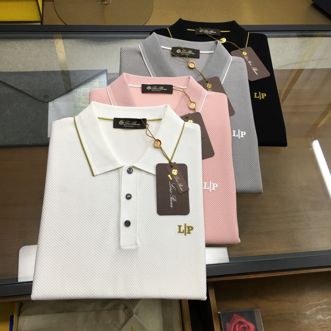 NO:469888,New counter product [LP] 25SS spring and summer new three-dimensional texture knitted lapel short T, men's silicone letter logo business casual knitted short-sleeved Polo shirt!  Trading companies have sparse channels and are on sale on the leading official website!  A clothing masterpiece designed to pursue quality and fashion, whether paired with casual pants or formal trousers, can easily create an overall look that is both simple and stylish, allowing you to show your best condition in any occasion!  Its fabric uses customized technology viscose nylon blended yarns, which is a unique material combination that not only ensures the durability and wrinkle resistance of the clothes, but also gives the clothes an unprecedented comfort experience through fine matching!  These yarns are exquisitely weaved by imported weaving technology to skillfully weave a unique three-dimensional texture, making the entire Polo shirt clear visually and more delicate and rich in touch!  The excellent drooping design allows clothes to fit the body naturally, showing a smooth and stylish outline. Whether it is daily leisure or business negotiation, it can be easily controlled and demonstrates extraordinary taste!  The placket is uniquely decorated with a unique mother-shell button. Each mother-shell button has been carefully selected, with a gentle luster and delicate texture. They are dotted on the placket in an orderly manner, as if pearls from the sea are sprinkled on the placket, adding an indescribable sense of exquisiteness and high-end to the whole garment!  The silicone letter logo print on the chest has become the finishing touch of this Polo shirt. They not only represent the spirit and philosophy of the brand, but also symbols of the wearer's identity and taste!  The basic style design can not only perfectly fit different body curves, show the wearer's elegant posture, but also maintain the cleverness and shape of the clothes under various movement amplitudes, so that every move shows calmness and confidence!  Black/white/middle orchid/pink and purple, four colors into it!  Size 48-56 Size 48 shoulder width 41cm-bust 98cm-length 64cm Size 50 shoulder width 42cm-bust 102cm-length 65cm Size 52 shoulder width 43cm-bust 106cm-length 66cm Size 54 shoulder width 44cm-bust 110cm-length 67cm Size 56 shoulder width 46cm-bust 114cm-length 69cm Size recommended (standard version) Height 174-140 catties, try on 50 sizes appropriate!  A boy can choose 48 digits within 128 catties, a 50 digit for 128-140 catties, a 52 digit for 140-152 catties, a 52 digit for 152-164 catties, a 54 digit for 164-178 catties!  ..,loro piana,T-shirt,alexander wang19860909专柜新品【LP】 25SS春夏新款立体肌理针织翻领短T,男士硅胶字母标识商务休闲针织短袖Polo衫！贸易公司渠道稀出,领先官网发售！一款专为追求品质与时尚的服饰杰作,无论是搭配休闲裤装还是正装西裤,都能轻松营造出既简约又不失格调的整体造型,让您在任何场合下都能展现出最佳状态！ 其面料采用了客供定制的科技粘纤尼龙混纺纱线,这一独特的材质组合,不仅确保了衣物的耐用性与抗皱性,更通过精细的配比,赋予了衣物前所未有的舒适体验！这些纱线经由进口机织工艺的精妙织造,巧妙地编织出了一种独一无二的立体肌理,使得整件Polo衫在视觉上层次分明,触感上则更加细腻丰富！垂感极佳的设计,让衣物自然贴合身形,展现出流畅而有型的轮廓,无论是日常休闲还是商务洽谈,都能轻松驾驭,彰显不凡品味！ 门襟处别出心裁地采用了独特的母贝扣作为装饰.每一颗母贝扣都经过精心挑选,光泽温润,质感细腻,它们错落有致地点缀在门襟之上,仿佛是大海中的珍珠洒落于衣襟,为整件衣物增添了一抹不可言喻的精致感与高级感！而胸前硅胶字母标识印花更是成为了这件Polo衫的点睛之笔,它们不仅代表着品牌的精神与理念,更是穿着者身份与品味的象征！基础版型的设计,既能完美贴合不同身材曲线,展现出穿着者的优雅体态,又能在各种动作幅度下保持衣物的挺括与型格,让每一次举手投足都尽显从容与自信！黑色/白色/中兰/粉紫,四色入！尺码48-56 48码肩宽41cm-胸围98cm-衣长64cm 50码肩宽42cm-胸围102cm-衣长65cm 52码肩宽43cm-胸围106cm-衣长66cm 54码肩宽44cm-胸围110cm-衣长67cm 56码肩宽46cm-胸围114cm-衣长69cm 尺码推荐（标准版型） 身高174-140斤,试穿50码合适！ 男生体重128斤以内选择48码,128-140斤选择50码,140-152斤选择52码,152-164斤选择54码,164-178斤选择56码！..,,loro piana,T-shirt,alexander wang,Men's clothing