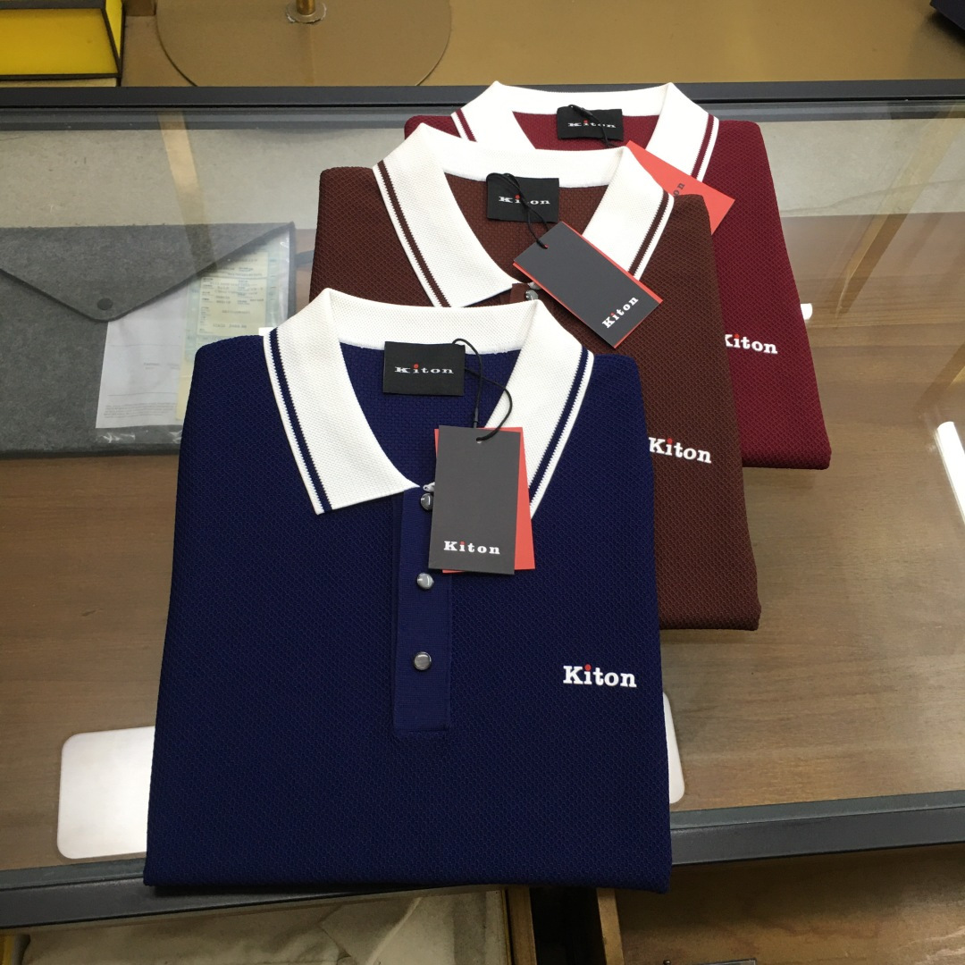 NO:469895,New counter product [KITON] 25SS spring and summer new technology fiber knitted contrasting lapel short T, men's three-dimensional silicone logo printing business casual knitted short-sleeved Polo shirt!  Trading companies have sparse channels and are on sale on the leading official website!  KITON's new knitted Polo shirt, as a classic choice in high-end men's wardrobe, reveals extraordinaryness and elegance in every detail!  This Polo shirt uses customized technology fiber blended yarn, which not only combines high-tech elements, ensures the durability and functionality of the clothes, but also makes the fabric feel extremely comfortable through fine matching!  After careful creation of advanced imported knitting technology, this process not only retains the original characteristics of the yarn, but also gives the clothing a unique texture, high-end and delicate!  It has good breathability and can keep your body comfortable even in hot summer and avoid stuffy discomfort!  At the same time, the clothes also show an excellent drape, swaying gently with the natural rhythm of the body, revealing a calm and elegant temperament!  The design is also unique, with the collar and cuffs using contrasting colors. This clever color collision not only breaks the dullness of a single tone, but also adds a bit of fashion vitality to the overall look, allowing the wearer to stand out among the crowd!  The details of the mother-skin buttons on the placket are the finishing touch. Each button has been carefully selected and exudes a warm luster. Every opening and closing seems to be telling a story about quality!  In addition, the silicone logo printing on the chest is also a highlight that cannot be ignored. This logo is presented in a simple and recognizable form. It not only strengthens the brand's identity symbol, but also inadvertently reveals the wearer's pursuit and taste for a high-end life!  Combined with its basic yet stylish design, whether it is matched with casual pants or formal pants, you can easily control various occasions and show the wearer's unique charm and style!  Navy blue/tan/dark red, three colors into it!  Size 48-56 Size 48 shoulder width 41cm-bust 98cm-length 65cm Size 50 shoulder width 42cm-bust 102cm-length 66cm Size 52 shoulder width 43cm-bust 106cm-length 68cm Size 54 shoulder width 44cm-bust 110cm-length 70cm Size 56 shoulder width 45cm-bust 114cm-length 72cm Size recommended (standard version) Height 174-140 catties, try on 50 sizes appropriate!  A boy can choose 48 digits within 128 catties, a 50 digit for 128-140 catties, a 52 digit for 140-152 catties, a 54 digit for 152-165 catties, and a 56 digit for 165-178 catties!  ..,,T-shirt,alexander wang19860909专柜新品【KITON】 25SS春夏新款科技纤维针织撞色翻领短T,男士立体硅胶标识印花商务休闲针织短袖Polo衫！贸易公司渠道稀出,领先官网发售！KITON新款针织Polo衫,作为高端男士衣橱中的经典之选,其每一处细节都透露着不凡与精致！ 这款Polo衫采用定制科技纤维混纺纱线,不仅融合了高科技元素,确保了衣物的耐用性与功能性,更通过精细的配比,使得面料触感异常舒适！历经了先进进口针织工艺精心打造,这一工艺不仅保留了纱线的原有特性,还赋予了衣物表面独特的肌理感,高级而细腻！具有良好的透气性能,即便是炎炎夏日,也能保持身体的舒爽,避免闷热不适！同时衣物还展现出极佳的垂坠感,随着身体的自然律动轻轻摇曳,流露出一种从容不迫的优雅气质！ 设计上同样别出心裁,衣领与袖口采用了撞色设计,这一巧妙的色彩碰撞不仅打破了单一色调的沉闷,更为整体造型增添了几分时尚活力,让穿着者在人群中脱颖而出！而门襟处的母贝扣细节,更是点睛之笔,每一颗扣子都经过精心挑选,散发着温润的光泽,每一次开合都仿佛在诉说着关于品质的故事！此外胸前硅胶标识印花也是不容忽视的亮点,这一标识以简洁而富有辨识度的形式呈现,不仅强化了品牌的身份象征,更在不经意间透露了穿着者对于高奢生活的追求与品味！结合其基础而不失格调的版型设计,无论是搭配休闲裤装还是正装裤,都能轻松驾驭各种场合,展现出穿着者独有的魅力与风采！藏青/棕褐色/深红,三色入！尺码48-56 48码肩宽41cm-胸围98cm-衣长65cm 50码肩宽42cm-胸围102cm-衣长66cm 52码肩宽43cm-胸围106cm-衣长68cm 54码肩宽44cm-胸围110cm-衣长70cm 56码肩宽45cm-胸围114cm-衣长72cm 尺码推荐（标准版型） 身高174-140斤,试穿50码合适！ 男生体重128斤以内选择48码,128-140斤选择50码,140-152斤选择52码,152-165斤选择54码,165-178斤选择56码！..,,T-shirt,alexander wang,Men's clothing