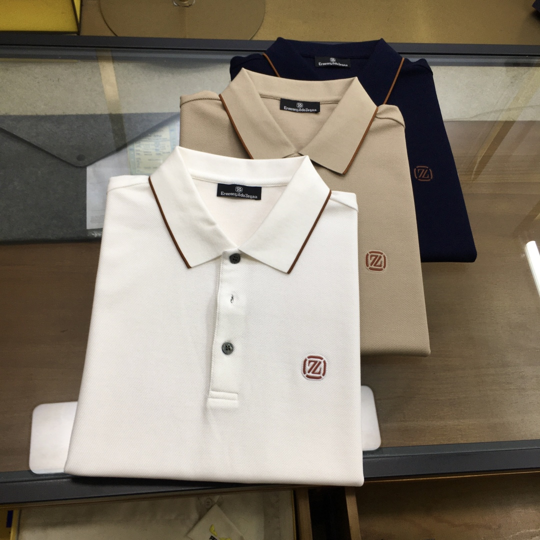 NO:417361,Top product [Zzegn...] 2025 spring and summer new knitted mulberry silk short-sleeved POLO series, this product uses a fine blend of double-quality silk thread materials (Mulberry Silk and Lycel). Mulberry silk is a natural fiber that combines light, soft and thin in nature. It effectively adjusts the temperature and humidity balance of the skin surface. It is known as the second skin of mankind. The combination with Lycel makes it comfortable, skin-friendly, breathable and soft, making it more classy and textured. The placket zipper lapel business model, with a fashionable classic rib collar design, making its collar ring not easy to deform after wearing for a long time. Business casual, can be worn alone in summer and inside in spring, showing the business and leisure style. Simple Iogo design is both luxurious and beautiful and elegant. The contrasting color of the inner collar ring is the finishing touch, a must-have item for spring and summer business and leisure!  The color is as shown in the figure. Number of codes 48-58, T-shirt,alexander wang19860909顶品【Zzegn...】 2025春夏新品针织桑蚕丝短袖POLO系列, 本品采用（桑蚕丝 与 莱赛尔）双优丝线材质精细混纺结合而成的面料,桑蚕丝是是自然界集合轻、柔、细为一体的天然纤维,有效的调节皮肤表面的温湿度平衡,被誉为人类的第二皮肤,与莱赛尔的结合使其穿着舒适亲肤透气柔软,使其更上档次有质感. 门襟拉链翻领商务款,加入时尚精典罗纹领设计,使其领圈久穿不易变形,商务休闲,既可夏季单穿又可春季内搭,尽显商务休闲风范,简约Iogo设计,既奢华美观又大气精致,内领圈撞色此乃点睛之笔,春夏商务休闲必备单品！ 颜色如图 码数48-58,,T-shirt,alexander wang,Men's clothing