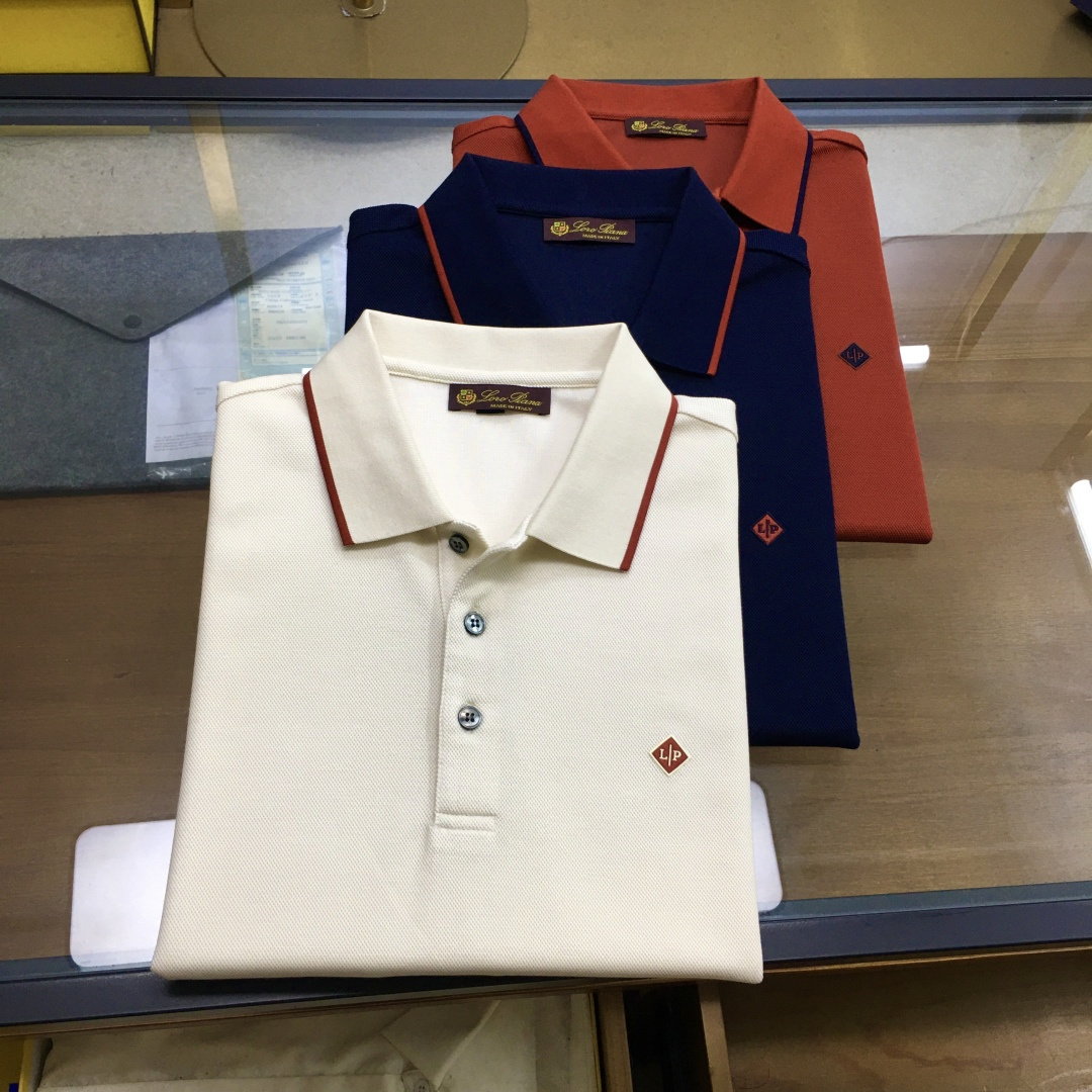 NO:417353,Top product [LP] 2025 spring and summer new knitted mulberry silk short-sleeved POLO series, this product uses a fine blend of double-quality silk thread materials (Mulberry Silk and Lycel) double-quality silk thread materials. Mulberry silk is a natural fiber that combines light, soft and thin in nature. It effectively adjusts the temperature and humidity balance of the skin surface. It is known as the second skin of mankind. The combination with Lycel makes it comfortable, skin-friendly, breathable and soft, making it more classy and textured. The placket zipper lapel business model, with a fashionable classic rib collar design, making its collar ring not easy to deform after wearing for a long time. It can be worn alone in summer and inside in spring, showing the business and leisure style. Simple Iogo design is both luxurious, beautiful and elegant. The contrasting color of the inner collar ring is the finishing touch, a must-have item for spring and summer business and leisure!  The color is as shown in the figure. Number of codes 48-58, loro piana, T-shirt, alexander wang19860909顶品【LP】 2025春夏新品针织桑蚕丝短袖POLO系列, 本品采用（桑蚕丝 与 莱赛尔）双优丝线材质精细混纺结合而成的面料,桑蚕丝是是自然界集合轻、柔、细为一体的天然纤维,有效的调节皮肤表面的温湿度平衡,被誉为人类的第二皮肤,与莱赛尔的结合使其穿着舒适亲肤透气柔软,使其更上档次有质感. 门襟拉链翻领商务款,加入时尚精典罗纹领设计,使其领圈久穿不易变形,商务休闲,既可夏季单穿又可春季内搭,尽显商务休闲风范,简约Iogo设计,既奢华美观又大气精致,内领圈撞色此乃点睛之笔,春夏商务休闲必备单品！ 颜色如图 码数48-58,,loro piana,T-shirt,alexander wang,Men's clothing