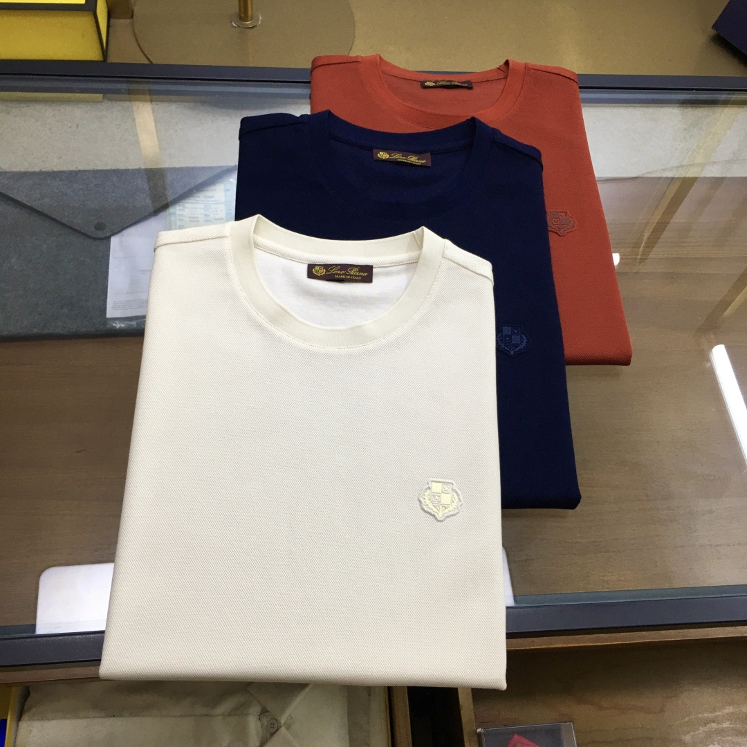NO:452697,Top product [LP] 2025 spring and summer new knitted mulberry silk round neck T-shirt series, this product uses a fine blend of double-quality silk thread materials (Mulberry Silk and Lycel). Mulberry silk is a natural fiber that combines light, soft and thin in nature. It effectively regulates the temperature and humidity balance of the skin surface. It is known as the second skin of mankind. The combination with Lycel makes it comfortable, skin-friendly, breathable and soft, making it more classy and textured. Added a fashionable classic rib collar design, making its collar ring difficult to deform after wearing for a long time. It can be worn alone in summer and inside in spring, showing the business and leisure style. Simple Iogo design is both luxurious, beautiful and elegant. The contrasting color of the inner collar ring is the finishing touch, a must-have item for spring and summer business and leisure!  The color is as shown in the figure. Number of codes 48-58, loro piana,tees, t-shirt,alexander wang19860909顶品【LP】 2025春夏新品针织桑蚕丝圆领T恤系列, 本品采用（桑蚕丝 与 莱赛尔）双优丝线材质精细混纺结合而成的面料,桑蚕丝是是自然界集合轻、柔、细为一体的天然纤维,有效的调节皮肤表面的温湿度平衡,被誉为人类的第二皮肤,与莱赛尔的结合使其穿着舒适亲肤透气柔软,使其更上档次有质感. 加入时尚精典罗纹领设计,使其领圈久穿不易变形,商务休闲,既可夏季单穿又可春季内搭,尽显商务休闲风范,简约Iogo设计,既奢华美观又大气精致,内领圈撞色此乃点睛之笔,春夏商务休闲必备单品！ 颜色如图 码数48-58,,loro piana,tees，t-shirt,alexander wang,Men's clothing