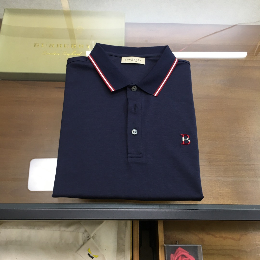 NO:466899,High-end POLO 'Ball..y' 2025 season new men's top lapel Polo shirt!  Classic business men's style, high-end men's style at the ceiling level of business men's style!  Simple, fashionable and elegant, single-wearing inner wear is decent, quality control/detail control takes away, low-key, luxurious and connotative!  Customer-supplied Dingjie Laiser mesh flooring cotton cloth is carefully made, the fabric surface is evenly arranged and neatly arranged, with excellent breathability and heat dissipation and sweat resistance, and the comfort level of the upper body is completely better than that of ordinary single-sided sweat cloth tissue!  The classic brand LOGO logo on the chest is created with top-level craftsmanship. The LOGO has three-dimensional, clear and full texture, and is an extraordinary product in the classic field whether it is inner wear or single wear!  The exquisite cutting process, the processing of every detail is very standard and delicate, and it is comparable to that of ordinary LOW products on the market. Men must enter the basic versatile Polo shirts!  Color is dark blue in size: 48-56, alexander wang19860909高端POLO 《Ball..y》 2025季新款男士顶级翻领Polo衫！经典商务男款,高端男装的天花板级别的商务男款！简约时尚大气不失优雅,单穿内搭体面过人,品质控/细节控的闭眼带走,低调又奢华有内涵！ 客供定织莱赛尔网眼珠地棉布精心制成,面料表面排列均匀整齐的网眼纹理,透气性和散热排汗性极佳,上身舒适程度完全优于普通单面汗布组织！胸前经典的品牌LOGO标识,采用顶级工艺打造,LOGO立体清晰饱满,质感非凡的特质,无论是内搭还是单穿都是一款经典领域的产品！精妙绝伦的裁剪工艺,每一个细节处理的非常标准细腻,非市面一般LOW货可以媲美的,男士必入基础百搭款Polo衫推荐！ 颜色藏蓝色入 尺码: 48-56,,alexander wang,Men's clothing