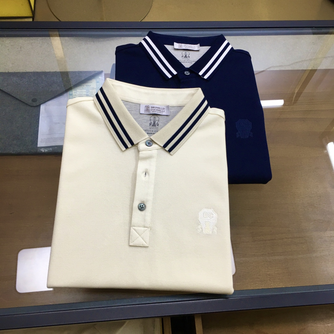 NO:469882,Top product [BC] 25 spring and summer new BC high-end business-footed knitted Polo shirt, men's embroidered logo logo casual knitted sweater. Top domestic sales channels sharing, Italian top luxury brand Brunello Cuci*elli, high-end yarn knitted fabric, iconic embroidery logo embellishment, presenting the brand's luxury temperament style, a must-have for urban handsome men!  All BC clothing uses the top-notch fabrics in the clothing industry today, and the unique traditional handicrafts in Italy make the brand known as 'the real luxury in the clothing industry'. Each piece of clothing will be checked at least 6 times inside and outside before it is released to ensure that all quality can reach the level of Brunello Cuci*elli. BC’s things are undoubtedly the best choice in any aspect. They must have styles, the upper body effect, tailoring, design and design, and they are lasting. The aristocratic aura of the upper body cannot be replaced and they are very classy!  The overall shape is elegant and elegant, with the iconic embroidery logo embellishing the body. The fabric uses high-end knitted yarn, which has a perfect touch and a natural drooping feeling. It is super comfortable and pleasant to wear with close body. The texture is different from ordinary knitted fabrics, and the overall threading workmanship is very clear and meticulous!  A high-end fashion product that can be distinguished by the naked eye!  Size M-3XL Color red-brown, gray size M Bust 98 Shoulder width 43 Sleeve length 20 Sleeve length 67 L Bust 102 Shoulder width 44 Sleeve length 21 Sleeve length 68 XL size bust 106 Shoulder width 45 Sleeve length 22 Sleeve length 69 2XL size bust 110 Shoulder width 46 Sleeve length 23 Sleeve length 70 3XL size bust 114 Shoulder width 47 Sleeve length 24 Sleeve length 71 Size recommended M size within 130 catties, L size 130-145 catties, XL size 145-160 catties, XL size 160-175 catties, 2XL size 175-185 catties, 3XL size, brunello cucinelli, alexander wang19860909顶品【BC】 25春夏新款BC高端商务起脚针织Polo衫,男士刺绣logo标识休闲针织衫.顶级内销渠道分享,意大利顶级奢侈品牌Brunello Cuci*elli,高端纱线针织面料,标志性刺绣logo点缀,呈现出品牌的奢华气质范儿,都市型男必备！ BC所有服饰均选用现今服装界最顶级的面料,加上意大利得天独厚的传统手工艺使得该品牌又有 “服装界真正的奢侈品” 之美誉.每件服饰在面世前至少会被里里外外检查6遍以上,以保证所有的品质都能达到Brunello Cuci*elli 的级别.BC的东西无论是哪个方面无疑都是最好的选择,要款式有款式,要上身效果有效果,要剪裁有剪裁,要设计有设计,而且经久不衰,上身的贵族气场无法替代,并且很有档次！ 整体造型大气典雅,标志性刺绣logo点缀衣身.面料采用高端针织纱线,触肤感完美,垂感自然,贴身穿做超级舒适宜人.质感区分普通针织面料,整体走线做工非常明朗缜密！肉眼可辨的高端的时尚产物！尺码M-3XL 颜色红棕色,灰色 M码 胸围98 肩宽43 袖长20 衣长67 L码 胸围102 肩宽44 袖长21 衣长68 XL码胸围106 肩宽45 袖长22 衣长69 2XL码 胸围110 肩宽46 袖长23 衣长70 3XL码 胸围114 肩宽47 袖长24 衣长71 尺码推荐 130斤以内穿M码,130-145斤穿L码,145-160斤穿XL码,160-175斤穿2XL码,175-185斤穿3XL码,,brunello cucinelli,alexander wang,Men's clothing