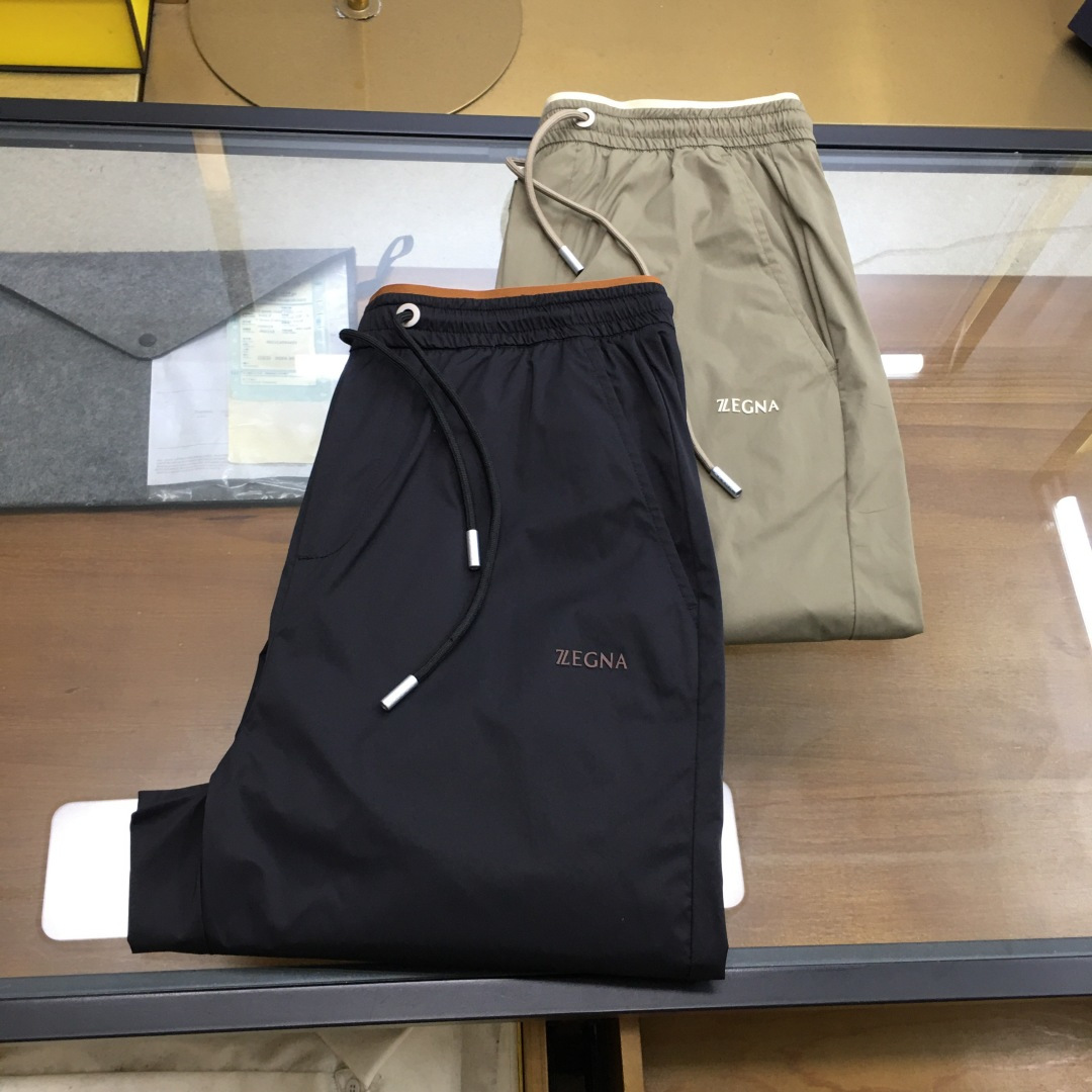 NO:501139,New counter product [Zzegn...] 48-56 -EZ25SS spring and summer new ultra-thin nylon drawstring casual pants, men's three-dimensional offset letter logo contrast color tie-fitting casual pants!  Trading companies have sparse channels and are on sale on the leading official website!  In the busy urban life, a casual pants that are both comfortable and stylish are undoubtedly a must-have choice for everyone in their wardrobe!  Z-piece new drawstring casual pants are such a masterpiece of pants that combines lightness, breathability and high-end fashion!  This casual pants are made of ultra-light nylon material, which feels silky and light, and fits like a second layer of skin, making people feel almost no burden when wearing it!  At the same time, the comfort and breathability of nylon fabric is also a highlight. Even in the hot summer, it can effectively discharge sweat, keep your legs dry and comfortable, and make people easily cope with various weather changes!  The front page uses three-dimensional offset printing technology to print the exquisite letter logo, which not only highlights the unique charm of the brand, but also reveals a low-key and luxurious temperament in the details!  The offset badge nameplate on the back echoes the logo on the front, forming an overall beauty that echoes the front and back, further enhancing the wearer's identity symbol!  The contrasting ribbed splicing design at the waist and trouser legs is another highlight of this casual pants!  The contrasting color design not only breaks the dullness of a single color, but also forms a distinct visual sense of layering, making the whole pants look more fashionable and dynamic!  At the same time, the ribbed splicing material greatly improves the comfort of wearing. Whether it is the waist or the trouser legs, it can perfectly fit the body curve, allowing people to enjoy freedom and comfort while walking!  The classic drawstring design not only facilitates putting on and taking off, but also reveals a casual and comfortable attitude towards life in the details!  The pants are designed with reasonable style, which not only modify the leg shape, but also shows the wearer's elegant temperament. Whether it is matched with sports shoes or casual shoes, you can easily control various occasions!  Light brown/black, two colors into it!  Size 48-56 Size 48 Waist circumference 74/80cm - Hips circumference 98cm - Front 32cm - Thigh circumference 62cm - Trouser circumference 101cm - Trouser 25cm Size 50 Waist circumference 77/83cm - Hips circumference 102cm - Front 33cm - Thigh circumference 64cm - Trouser circumference 27cm Size 52 Waist circumference 80/86cm - Hips circumference 106cm - Front 33cm - Thigh circumference 66cm - Trouser circumference 103cm - Trouser 29cm 54 Waist circumference 84/90cm - Hips circumference 110cm - Front 34cm - Trouser circumference 68cm - Trouser circumference 104cm - Trouser 31cm  56 size waist 88/94cm - hip circumference 114cm - front gear 34cm - thigh circumference 70cm - trouser length 104cm - trouser legs 33cm recommended size (standard version) Height 174-140 catties, it is suitable to try on 50 sizes!  A boy can choose 48 digits within 130 catties, a 50 digit for 130-143 catties, a 52 digit for 143-156 catties, a 52 digit for 156-170 catties, a 54 digit for 170-185 catties!  ,,sneakers,alexander wang19860909专柜新品【Zzegn...】48-56 -EZ25SS春夏新款超轻薄尼龙抽绳休闲裤,男士立体胶印字母Logo撞色束脚休闲长裤！贸易公司渠道稀出,领先官网发售！在繁忙的都市生活中,一款既舒适又时尚的休闲裤无疑是每个人衣橱中的必备之选！Z件全新抽绳休闲裤,正是这样一款集轻盈、透气与高端时尚于一身的裤装杰作！ 这款休闲裤采用了超轻薄尼龙材质,触感丝滑轻盈,仿佛第二层肌肤般贴合,让人在穿着时几乎感受不到任何负担！同时尼龙面料的舒爽透气性也是其一大亮点,即便是炎炎夏日,也能有效排出汗水,保持腿部干爽舒适,让人轻松应对各种天气变化！前幅以立体胶印技术印制了精致的字母Logo,不仅彰显了品牌的独特魅力,更在细节中透露出一种低调而奢华的气质！而后幅的胶印徽章铭牌则与前幅的Logo遥相呼应,形成了一种前后呼应的整体美感,进一步提升了穿着者的身份象征！ 腰部和裤脚的撞色罗纹拼接设计,则是这款休闲裤的又一亮点！撞色的设计不仅打破了单一颜色的沉闷感,更在视觉上形成了鲜明的层次感,让整款裤子看起来更加时尚动感！同时罗纹拼接的材质也极大地提升了穿着的舒适度,无论是腰部还是裤脚,都能完美贴合身体曲线,让人在行走间尽享自在与舒适！经典的抽绳设计,不仅方便穿脱,更在细节中透露出一种随性自在的生活态度！裤子的版型设计合理,既能够修饰腿型,又能够展现出穿着者的优雅气质,无论是搭配运动鞋还是休闲鞋,都能轻松驾驭各种场合！浅棕色/黑色,两色入！尺码48-56 48码腰围74/80cm-臀围98cm-前档32cm-大腿围62cm-裤长101cm-裤脚25cm 50码腰围77/83cm-臀围102cm-前档33cm-大腿围64cm-裤长102cm-裤脚27cm 52码腰围80/86cm-臀围106cm-前档33cm-大腿围66cm-裤长103cm-裤脚29cm 54码腰围84/90cm-臀围110cm-前档34cm-大腿围68cm-裤长104cm-裤脚31cm 56码腰围88/94cm-臀围114cm-前档34cm-大腿围70cm-裤长104cm-裤脚33cm 尺码推荐（标准版型） 身高174-140斤,试穿50码合适！ 男生体重130斤以内选择48码,130-143斤选择50码,143-156斤选择52码,156-170斤选择54码,170-185斤选择56码！,,sneakers,alexander wang,Men's clothing