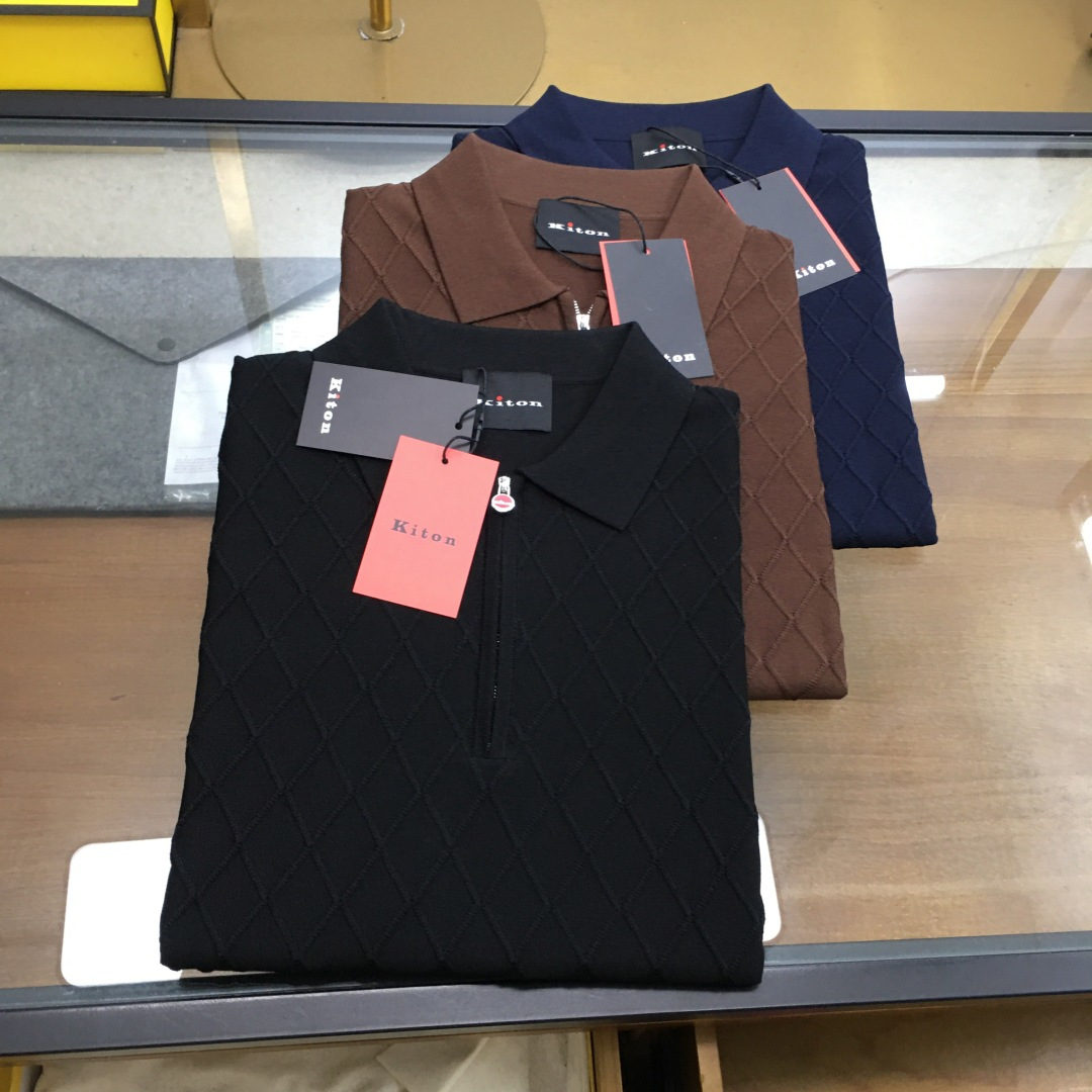 NO:466951,Top product [KITON] 25SS spring and summer new technology fiber blended knitted lapel short T, men's red zipper placket diagonal striped diamond inlay knitted short-sleeved Polo shirt!  Trading companies have sparse channels and are on sale on the leading official website!  KITON's new knitted Polo shirt, as a model of both fashion and function, reveals extraordinary taste and exquisite craftsmanship in every detail!  This Polo shirt uses a specially customized technology fiber blended knitted fabric. It not only combines high-tech elements to ensure the durability and comfort of the clothes, but also makes the clothes softer and more delicate in the touch, skin-friendly and breathable!  The front design is ingenious and uses imported high-end weaving technology to carefully create a staggered oblique striped inlay texture, which not only greatly improves the breathability and sweating performance of the clothes, allowing the wearer to stay dry and comfortable in the hot summer, but also creates a three-dimensional effect visually, making the whole Polo shirt look more fashionable and high-end!  There is no compromise on the design of the placket. The classic red logo zipper is used as the opening and closing method. This bright red not only adds a bright color to the whole piece of clothing, enhances the overall visual impact, but also serves as a unique brand logo, demonstrating KITON's ultimate pursuit of details and the high recognition of the brand!  The basic and classic lapel design in terms of style, this style is well-tailed, which not only retains the formality required for business occasions, but also has the ease and comfort of leisure life!  Whether you are attending important meetings with formal wear or enjoying weekends with casual pants, you can easily control them and show the wearer's unique style and temperament!  Black/Blue/Scenery coffee, three colors into it!  Size 48-56 Size 48 shoulder width 42cm-bust 98cm-length 67cm Size 50 shoulder width 43cm-bust 102cm-length 68cm Size 52 shoulder width 44cm-bust 106cm-length 69cm Size 54 shoulder width 45cm-bust 110cm-length 71cm Size 56 shoulder width 46cm-bust 114cm-length 73cm Size recommended (standard version) Height 174-140 catties, try on 50 sizes appropriate!  A boy can choose 48 digits within 128 catties, a 50 digit for 128-140 catties, a 52 digit for 140-152 catties, a 52 digit for 152-164 catties, a 54 digit for 164-178 catties!  ..,,T-shirt,alexander wang19860909顶品【KITON】 25SS春夏新款科技纤维混纺针织翻领短T,男士红标拉链门襟斜条纹菱格嵌花针织短袖Polo衫！贸易公司渠道稀出,领先官网发售！KITON新款针织Polo衫,作为时尚与功能并重的典范之作,其每一处细节都透露着不凡的品味与精湛的工艺！ 这款Polo衫采用特别定制的科技纤维混纺针织面料,不仅融合了高科技元素,确保了衣物的耐用性和舒适度,还通过特殊的混纺技术,使得衣物在触感上更加柔软细腻,亲肤透气！前幅设计匠心独运,采用了进口的高端机织工艺,精心打造出错落有致的斜条纹嵌花纹理,不仅极大地提升了衣物的透气性和排汗性能,使得穿着者在炎炎夏日也能保持干爽舒适,更在视觉上营造出一种层次分明的立体效果,让整件Polo衫看起来更加时髦且富有高级感！ 在门襟的设计上同样没有妥协,选用了经典的红色标识拉链作为开合方式,这抹鲜艳的红色不仅为整件衣物增添了一抹亮色,提升了整体的视觉冲击力,更作为品牌独特的标识,彰显了KITON对于细节的极致追求和品牌的高度辨识度！版型方面基础而经典的翻领设计,这种版型裁剪得体,既保留了商务场合所需的正式感,又不失休闲生活的轻松惬意！无论是搭配正装出席重要会议,还是搭配休闲裤享受周末时光,都能轻松驾驭,展现出穿着者独有的风采与气质！黑色/上青/景咖啡,三色入！尺码48-56 48码肩宽42cm-胸围98cm-衣长67cm  50码肩宽43cm-胸围102cm-衣长68cm  52码肩宽44cm-胸围106cm-衣长69cm  54码肩宽45cm-胸围110cm-衣长71cm  56码肩宽46cm-胸围114cm-衣长73cm 尺码推荐（标准版型） 身高174-140斤,试穿50码合适！ 男生体重128斤以内选择48码,128-140斤选择50码,140-152斤选择52码,152-164斤选择54码,164-178斤选择56码！ ..,,T-shirt,alexander wang,Men's clothing