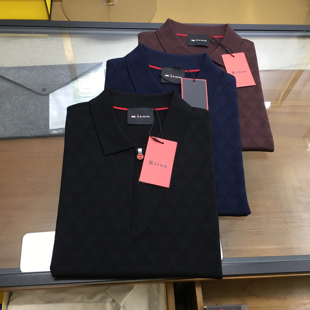 NO:466960,Top product [KITON] 25SS spring and summer new technology fiber blended knitted lapel short T, men's red zipper placket triangle △ needle transparent inlay knitted short-sleeved Polo shirt!  Trading companies have sparse channels and are on sale on the leading official website!  KITON's new knitted Polo shirt, as a model of both fashion and function, reveals extraordinary taste and exquisite craftsmanship in every detail!  This Polo shirt uses a specially customized technology fiber blended knitted fabric. It not only combines high-tech elements to ensure the durability and comfort of the clothes, but also makes the clothes softer and more delicate in the touch, skin-friendly and breathable!  The front design is ingenious and uses imported high-end weaving technology to carefully create a staggered oblique striped inlay texture, which not only greatly improves the breathability and sweating performance of the clothes, allowing the wearer to stay dry and comfortable in the hot summer, but also creates a three-dimensional effect visually, making the whole Polo shirt look more fashionable and high-end!  There is no compromise on the design of the placket. The classic red logo zipper is used as the opening and closing method. This bright red not only adds a bright color to the whole piece of clothing, enhances the overall visual impact, but also serves as a unique brand logo, demonstrating KITON's ultimate pursuit of details and the high recognition of the brand!  The basic and classic lapel design in terms of style, this style is well-tailed, which not only retains the formality required for business occasions, but also has the ease and comfort of leisure life!  Whether you are attending important meetings with formal wear or enjoying weekends with casual pants, you can easily control them and show the wearer's unique style and temperament!  Black/Blue/Scenery coffee, three colors into it!  Size 48-56 Size 48 shoulder width 42cm-bust 98cm-length 67cm Size 50 shoulder width 43cm-bust 102cm-length 68cm Size 52 shoulder width 44cm-bust 106cm-length 69cm Size 54 shoulder width 45cm-bust 110cm-length 71cm Size 56 shoulder width 46cm-bust 114cm-length 73cm Size recommended (standard version) Height 174-140 catties, try on 50 sizes appropriate!  A boy can choose 48 digits within 128 catties, a 50 digit for 128-140 catties, a 52 digit for 140-152 catties, a 52 digit for 152-164 catties, a 54 digit for 164-178 catties!  ..,,T-shirt,alexander wang19860909顶品【KITON】 25SS春夏新款科技纤维混纺针织翻领短T,男士红标拉链门襟纹三角形△针透嵌花针织短袖Polo衫！贸易公司渠道稀出,领先官网发售！KITON新款针织Polo衫,作为时尚与功能并重的典范之作,其每一处细节都透露着不凡的品味与精湛的工艺！ 这款Polo衫采用特别定制的科技纤维混纺针织面料,不仅融合了高科技元素,确保了衣物的耐用性和舒适度,还通过特殊的混纺技术,使得衣物在触感上更加柔软细腻,亲肤透气！前幅设计匠心独运,采用了进口的高端机织工艺,精心打造出错落有致的斜条纹嵌花纹理,不仅极大地提升了衣物的透气性和排汗性能,使得穿着者在炎炎夏日也能保持干爽舒适,更在视觉上营造出一种层次分明的立体效果,让整件Polo衫看起来更加时髦且富有高级感！ 在门襟的设计上同样没有妥协,选用了经典的红色标识拉链作为开合方式,这抹鲜艳的红色不仅为整件衣物增添了一抹亮色,提升了整体的视觉冲击力,更作为品牌独特的标识,彰显了KITON对于细节的极致追求和品牌的高度辨识度！版型方面基础而经典的翻领设计,这种版型裁剪得体,既保留了商务场合所需的正式感,又不失休闲生活的轻松惬意！无论是搭配正装出席重要会议,还是搭配休闲裤享受周末时光,都能轻松驾驭,展现出穿着者独有的风采与气质！黑色/上青/景咖啡,三色入！尺码48-56 48码肩宽42cm-胸围98cm-衣长67cm  50码肩宽43cm-胸围102cm-衣长68cm  52码肩宽44cm-胸围106cm-衣长69cm  54码肩宽45cm-胸围110cm-衣长71cm  56码肩宽46cm-胸围114cm-衣长73cm 尺码推荐（标准版型） 身高174-140斤,试穿50码合适！ 男生体重128斤以内选择48码,128-140斤选择50码,140-152斤选择52码,152-164斤选择54码,164-178斤选择56码！ ..,,T-shirt,alexander wang,Men's clothing
