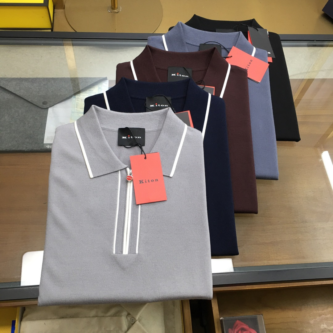 NO:469852,Top product [KITON] 25SS spring and summer new technology fiber blended knitted lapel short T, men's fashionable contrasting color trim semi-zipper business casual and versatile short-sleeved Polo shirt!  Trading companies have sparse channels and are released on the official website at the same time!  KITON's new knitted Polo shirt, as a model of both fashion and comfort, contains the unique design concept in every detail!  This Polo shirt is carefully woven with the brand's specially customized technology fiber blended yarn. The perfect combination of 60 selected polyester fibers and high-quality viscose fibers not only ensures that the clothes have good durability and wrinkle resistance, but also brings an unprecedented skin-fitting experience!  The addition of polyester fiber makes the surface of the clothing smooth and delicate and easy to care for!  The integration of viscose fiber greatly improves the moisture absorption and sweating performance of clothes. Even in the hot summer, it can keep the skin comfortable and breathable, as if the breeze blows on your face and breathe freely!  The collar and cuff design are the finishing touch of this Polo shirt!  The designer cleverly used contrasting trim, which not only broke the dullness of a single color, but also formed a distinct sense of layering visually, making the overall shape more three-dimensional and full!  This contrasting color design not only enhances the wearer's fashion taste, but also inadvertently reveals a youthful vitality, making people several years younger in an instant, truly achieving the dual effects of fashion and age reduction!  The basic conventional style cut not only retains the classic elements of the Polo shirt, but also incorporates the aesthetic concept of modern fashion!  The semi-zippered tilt design is simple and elegant, which is convenient for putting on and taking off, and avoids the cumbersome clasping process. Whether you are wearing formal clothes to attend business occasions or enjoying leisure time with casual outfits, you can easily control it and show the charm of different styles!  Color brown, gray blue, gray, navy blue, black Size M-3XL Size reference M Size shoulder width 45 bust 102 length 70 L Size shoulder width 46 bust 106 length 71 XL Size shoulder width 47 bust 110 length 72 2XL Size shoulder width 48 bust 114 length 73 3XL Size shoulder width 49 bust 118 length 74, T-shirt, alexander wang19860909顶品【KITON】 25SS春夏新款科技纤维混纺针织翻领短T,男士时尚撞色饰边半拉链商务休闲百搭短袖Polo衫！贸易公司渠道稀出,同步官网发售！KITON新款针织Polo衫,作为时尚与舒适并重的典范之作,其每一处细节都蕴含着匠心独运的设计理念！ 这款Polo衫采用品牌特别定制的科技纤维混纺纱线精心织造而成,60精选聚酯纤维高品质粘纤的完美结合,不仅确保了衣物拥有良好的耐用性和抗皱性,更带来了前所未有的贴肤体验！聚酯纤维的加入,使得衣物表面光滑细腻,易于打理！而粘纤的融入,则大大提升了衣物的吸湿排汗性能,即便是炎炎夏日,也能保持肌肤的舒爽透气,仿佛微风拂面,自在呼吸！ 衣领与袖口的设计,更是这款Polo衫的点睛之笔！设计师巧妙地运用了撞色饰边,不仅打破了单一色彩的沉闷,更在视觉上形成了鲜明的层次感,使得整体造型更加立体饱满！这种撞色设计,不仅提升了穿着者的时尚品味,更在不经意间透露出一股青春的活力,让人瞬间年轻好几岁,真正实现了时尚与减龄的双重效果！基础常规的版型剪裁,既保留了Polo衫的经典元素,又融入了现代时尚的审美理念！半拉链开襟设计,简洁大方,既方便穿脱,又避免了繁琐的扣合过程,无论是搭配正装出席商务场合,还是搭配休闲装束享受闲暇时光,都能轻松驾驭,展现出不同的风格魅力！ 颜色咖色、灰蓝色、灰色、藏青色、黑色 尺码M-3XL 尺寸参考 M码肩宽45胸围102衣长70 L码肩宽46胸围106衣长71 XL码肩宽47胸围110衣长72 2XL码肩宽48胸围114衣长73 3XL码肩宽49胸围118衣长74,,T-shirt,alexander wang,Men's clothing