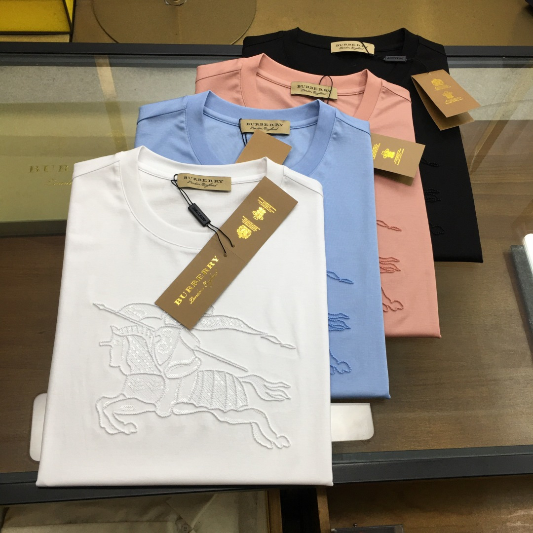 NO:466921,Top product [Burber..y] 25SS spring and summer new modal cotton blend round neck short T, men's three-dimensional embroidered logo basic casual short-sleeved T-shirt!  Trading companies have sparse channels and are on sale on the leading official website!  B's new T-shirt, with its unique charm and excellent quality, has become a shining pearl in the fashion industry!  The fabric is made of custom-made modal cotton blend material, and this carefully selected fabric gives the T-shirt an unparalleled touch experience!  Silky and delicate, as if a gentle breeze blows across the skin, bringing endless comfort and pleasantness!  The logo embroidered with alphabets on the chest not only highlights the brand's unique style, but also inadvertently reveals the extraordinary identity and status of the wearer!  This logo seems to be a work of art, quietly telling the persistent pursuit of quality and the ultimate control of details!  The basic straight-tube style is one of the reasons why it is very popular. It is not limited by age. Whether it is young people or mature and steady middle-aged people, they can easily control this T-shirt and show their unique charm!  Color Pink, White, Blue, Black Size M-3XL Size Reference M Size Shoulder Width 45 Bust 100 Long 66 L Size Shoulder Width 46 Bust 104 Long 67 XL Size Shoulder Width 47 Bust 108 Long 68 XXL Size Shoulder Width 48 Bust 112 Long 69 XXXL Size Shoulder Width 49 Bust 116 Long 70, burberry, T-shirt,tees, t-shirt,alexander wang19860909顶品【Burber..y】 25SS春夏新款莫代尔棉质混纺圆领短T,男士立体刺绣标识基础休闲短袖T恤衫！贸易公司渠道稀出,领先官网发售！B家新款T恤,以其独特的魅力和卓越的品质,成为了时尚界的一颗璀璨明珠！ 其面料采用了客供定制的莫代尔棉质混纺材料,这一精心挑选的面料赋予了T恤无与伦比的触感体验！丝滑细腻,仿佛轻柔的微风拂过肌肤,带来无尽的舒爽与宜人！胸前字母珠绣的logo标识,不仅彰显了品牌的独特风格,更在不经意间透露出穿着者不凡的身份与地位！这标识仿佛是一件艺术品,静静地诉说着对品质的执着追求和对细节的极致把控！基础直筒版型,更是其深受喜爱的原因之一,它不受年龄的限制,无论是青春洋溢的年轻人,还是成熟稳重的中年人士,都能轻松驾驭这款T恤,展现出各自的独特魅力！ 颜色粉色、白色、蓝色、黑色 尺码M-3XL 尺寸参考 M码肩宽45胸围100衣长66 L码肩宽46胸围104衣长67 XL码肩宽47胸围108衣长68 XXL码肩宽48胸围112衣长69 XXXL码肩宽49胸围116衣长70,,burberry,T-shirt,tees，t-shirt,alexander wang,Men's clothing