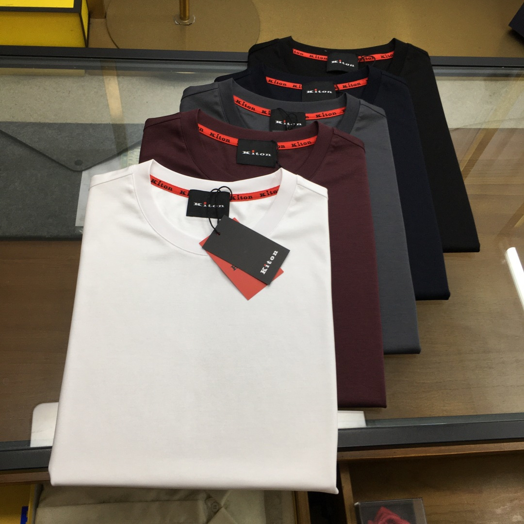 NO:466913,Top product [KITON] 25SS spring and summer new double-sided mercerized cotton round neck short-sleeved, men's red polka dot embroidered basic casual short-sleeved T-shirt!  Trading companies have sparse channels and are released on the official website at the same time!  Kiton's new red dot element T-shirt, a fashionable item that combines exquisite craftsmanship and high-end materials. Every detail reveals extraordinary taste and ingenious design concept!   This T-shirt is made of imported double-sided mercerized cotton cloth. After special processing, it not only has the ultimate skin-friendly feeling, but also has the smooth and delicate touch like the second layer of skin. In the hot summer, it shows excellent comfort and breathability, and can keep the body dry even under high temperatures, making people feel cool!  In addition, the natural drape of the mercerized cotton cloth makes the entire T-shirt show smooth and elegant lines when worn. Whether it is standing statically or walking dynamically, it can demonstrate the wearer's extraordinary temperament!  The highlight of the design lies in the unique red dot embroidery on the hem. This design inspiration is cleverly derived from the brand's own letter elements. After artistic refinement and reconstruction, the red dots are positioned just right, neither too ostentatious nor without losing their personal expression, as if it is a subtle tribute to the brand spirit!  The classic embroidery logo on the back is a direct reflection of the brand’s identity!  The style design follows the basic straight-tire tailoring, which not only retains the casualness of the T-shirt, but also takes into account the slim effect. Whether it is matched with casual pants or dress pants, it can easily control a variety of occasions, showing the wearer's calm attitude towards life and elegant taste!  Black/white/grey/roy blue/Angora red, five colors into it!  Size 48-56 Size 48-shoulder width 44cm-bust 100cm-length 66cm Size 50-shoulder width 45cm-bust 104cm-length 67cm Size 52-shoulder width 46cm-bust 108cm-length 69cm Size 54-shoulder width 47cm-bust 112cm-length 71cm Size 56-shoulder width 48cm-bust 116cm-length 73cm Size recommended (standard version) Height 174-140 catties, try on 50 sizes suitable!  A boy can choose 48 digits within 130 catties, a 50 digit for 130-142 catties, a 52 digit for 142-154 catties, a 52 digit for 154-166 catties, a 54 digit for 166-180 catties!  ,T-shirt,tees,t-shirt,alexander wang19860909顶品【KITON】 25SS春夏新款双面丝光棉布圆领短袖,男士红色圆点刺绣基础休闲短袖T恤衫！贸易公司渠道稀出,同步官网发售！Kiton全新红点元素T恤,一件集精致工艺与高端材质于一身的时尚单品,其每一处细节都透露着不凡的品味与匠心独运的设计理念！  这款T恤采用客供进口双面丝光棉布,经过特殊工艺处理,不仅拥有极致的亲肤感受,触感如同第二层肌肤般爽滑细腻,而且在炎炎夏日里,它展现出了卓越的舒适透气性能,即便是在高温下也能保持身体的干爽,让人倍感清凉！此外丝光棉布的自然垂坠感,使得整件T恤在穿着时呈现出流畅优雅的线条,无论是静态站立还是动态行走,都能彰显穿着者的不凡气质！ 设计亮点在于其下摆那独特的红色圆点刺绣,这一设计灵感巧妙地源自品牌自身的字母元素,经过艺术化的提炼与重构,红点的位置恰到好处,既不过分张扬,又不失个性表达,仿佛是对品牌精神的微妙致敬！而后幅的经典刺绣Logo,则是品牌身份的直接体现！版型设计上遵循了基础直筒剪裁,既保留了T恤的休闲随性,又兼顾了修身效果,无论是搭配休闲裤还是正装裤,都能轻松驾驭多种场合,展现出穿着者从容不迫的生活态度与高雅品味！黑色/白色/灰色/宝蓝色/安哥拉红,五色入！尺码48-56 48码肩宽44cm-胸围100cm-衣长66cm 50码肩宽45cm-胸围104cm-衣长67cm 52码肩宽46cm-胸围108cm-衣长69cm 54码肩宽47cm-胸围112cm-衣长71cm 56码肩宽48cm-胸围116cm-衣长73cm 尺码推荐（标准版型） 身高174-140斤,试穿50码合适！ 男生体重130斤以内选择48码,130-142斤选择50码,142-154斤选择52码,154-166斤选择54码,166-180斤选择56码！,,T-shirt,tees，t-shirt,alexander wang,Men's clothing