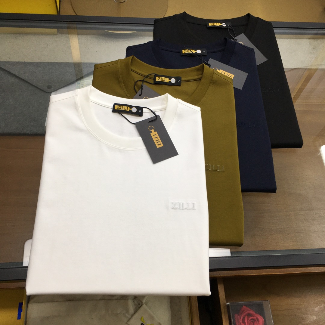 NO:466984,Top product [ZILLi] Trading company channel goods. 2025 spring and summer new ZILLI men's fashion casual mercerized cotton round neck short-sleeved T-shirt. ZILLI is a family-run French luxury brand focusing on high-end men's clothing. The brand was founded in 1970 and its founder is Alain Schimel. ZILLI has become a pioneer in men's clothing with its design and innovation of top leather jackets and has a leading position in the top men's clothing market. 12. The overall design style of this item continues the consistent tone, retaining the purest and natural minimalist route, clean and high-end tailoring, bringing minimalist aesthetics to the extreme, and the chest is decorated with brand embroidered logo badges, and the visual effect is extremely fashionable and stunning!  Customers provide top Japanese fabrics. This material is invincible and luxurious. It improves the fabric attributes to the first-class level. The finger touch is soft and delicate, and the skin touch is as smooth as silk satin. The comfort subverts imagination. It is amazing. What is worthy of being more amazing is its environmental protection and breathability. This is the king of fabrics and belongs to a high level!  The color matching is basic and versatile, with extremely high mixing and matching, and can be easily controlled for both business and leisure. It has nothing to do with age definition and is a single item with excellent styling!  Color white black hidden blue military green Size 48 50 52 54 56 Size data Size 48 shoulder width 44cm-bust 100cm-length 66cm Size 50 shoulder width 45cm-bust 104cm-length 68cm Size 52 shoulder width 46cm-bust 108cm-length 70cm Size 54 shoulder width 48cm-bust 112cm-length 72cm Size 56 shoulder width 50cm-bust 116cm-length 74cm,,alaia,jackets & coats,T-shirt,tees,t-shirt,alexander wang19860909顶品【ZILLi】贸易公司渠道货.2025春夏新款ZILLI男士时装款休闲丝光棉圆领短袖T恤.ZILLI是一个由家族经营的法国奢侈品牌,专注于高级男装.品牌成立于1970年,创始人是Alain Schimel.ZILLI以其顶级皮夹克的设计和创新,成为了男士服饰的先锋,并在顶级男装市场中占据领导地位12.该款单品整体的设计风格延续了一贯的基调,保留最纯粹且自然的极简路线,干净且高级剪裁,将极简主义美学发挥到极致,胸前饰有品牌刺绣标识徽章,视觉效果极为时髦惊艳！客供日本顶级面料,此用料无敌奢华,将面料属性提升到一流水准,指触柔软且细腻,肌触冰爽如丝缎般顺滑,舒适性颠覆想象,妙不可言,值得更惊艳的地方在于本身的环保性及透气性,此乃面料中的王者,属于高的境界！配色基础百搭,混搭性极高,商务休闲皆可轻松驾驭,无关年龄界定,造型感极佳的一款单品！ 颜色白色 黑色 藏蓝 军绿 尺码48 50 52 54 56 尺码数据 48码肩宽44cm-胸围100cm-衣长66cm 50码肩宽45cm-胸围104cm-衣长68cm 52码肩宽46cm-胸围108cm-衣长70cm 54码肩宽48cm-胸围112cm-衣长72cm 56码肩宽50cm-胸围116cm-衣长74cm,,alaia,jackets & coats,T-shirt,tees，t-shirt,alexander wang,Men's clothing