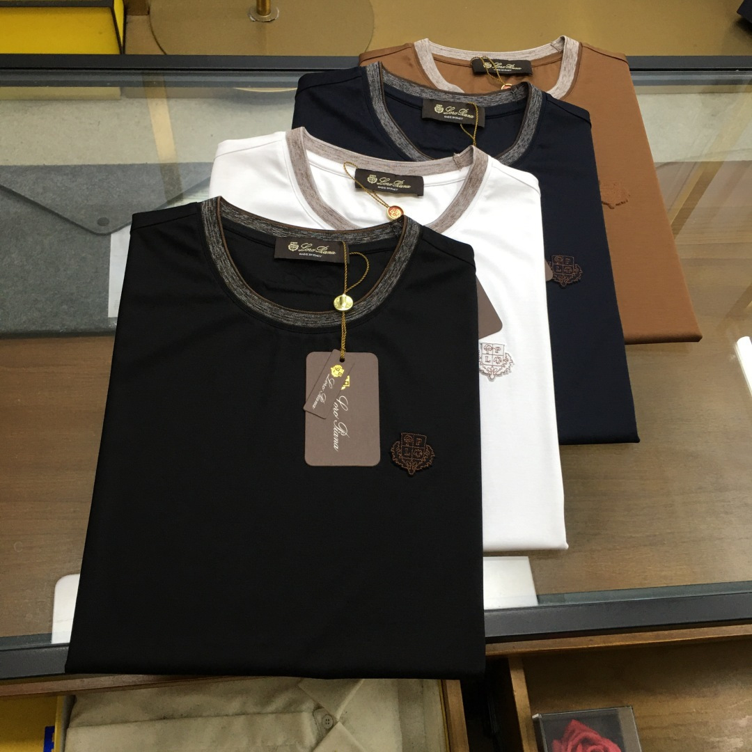 NO:466929,Top product - [LP] 25SS spring and summer new double-sided mercerated long velvet cotton fabric contrasting color round neck short T, men's three-dimensional embroidered embroidered logo casual pullover short-sleeved T-shirt!  Trading companies have sparse channels and are on sale on the leading official website!  Wearing an LP contrasting round neck T-shirt, it feels like being in the trend of the city, every step exudes a unique charm and style!   This T-shirt is made of customized double-sided mercerized cotton. This special fabric has been carefully selected and processed to give the T-shirt its ultimate silky touch, and it is like a skin-friendly fit like a second layer of skin. Even in the hot summer, it can bring a rare coolness!  The design adopts a contrasting ribbed round neck design, which not only breaks the monotony of the traditional T-shirt, but also cleverly outlines the graceful lines on the neck with distinctive color contrast, showing the wearer's unique fashionable atmosphere!  The three-dimensional embroidered embroidered badge on the chest is the finishing touch of the entire T-shirt!  This badge is carved with exquisite craftsmanship, and every detail reveals the craftsman's intention and concentration!  It not only adds a bit of artistic atmosphere to the T-shirt, but also echoes the classic logo on the back collar, forming a visual harmony and unity, invisibly showing the brand's luxury and extraordinary taste!  Basic straight-tube style cut, this style not only retains the classic elements of the T-shirt, but also takes into account the comfort and inclusiveness of wearing. Whether it is a slim body or a strong body, you can find your own confidence and calmness in this T-shirt!  Black/Raw Blue/Brown/White, four colors into it!  Size 48-56 Size 48 shoulder width 44cm-bust 100cm-length 66cm Size 50 shoulder width 45cm-bust 104cm-length 68cm Size 52 shoulder width 46cm-bust 108cm-length 70cm Size 54 shoulder width 47cm-bust 112cm-length 72cm Size 56 shoulder width 48cm-bust 116cm-length 74cm Size recommended (standard version) Height 174-140 catties, try on 50 sizes appropriate!  A boy can choose 48 digits within 130 catties, a 50 digit for 130-142 catties, a 52 digit for 142-154 catties, a 52 digit for 154-166 catties, a 54 digit for 166-180 catties!  ,loro piana,T-shirt,tees,t-shirt,alexander wang19860909顶品-【LP】 25SS春夏新款双面丝光长绒棉布撞色圆领短T,男士立体浮雕刺绣标识休闲套头短袖T恤衫！贸易公司渠道稀出,领先官网发售！穿上LP撞色圆领T恤,仿佛置身于都市的潮流之中,每一步都散发着独特的魅力与风采！  这款T恤采用客供定制双面丝光棉布,这种特殊的面料经过精心挑选与处理,赋予了T恤极致的丝滑触感,仿佛第二层肌肤般亲肤贴合,即便是炎炎夏日也能带来一抹不可多得的清凉！设计上采用了撞色罗纹圆领设计,不仅打破了传统T恤的单调,更以鲜明的色彩对比,巧妙地勾勒出颈部的优美线条,展现出穿着者独特的时髦气息！ 胸前那枚立体浮雕刺绣徽章,更是整件T恤的点睛之笔！这枚徽章以精湛的工艺雕琢而成,每一个细节都透露出匠人的用心与专注！它不仅为T恤增添了几分艺术气息,更与后领处的经典Logo遥相呼应,形成了一种视觉上的和谐统一,无形之中展现了品牌的奢华感与不凡品味！基础直筒版型裁剪,这种版型既保留了T恤的经典元素,又兼顾了穿着的舒适性与包容性,无论是纤瘦的身形还是健硕的体魄,都能在这款T恤中找到属于自己的那份自信与从容！黑色/宝蓝色/咖啡色/白色,四色入！尺码48-56 48码肩宽44cm-胸围100cm-衣长66cm 50码肩宽45cm-胸围104cm-衣长68cm 52码肩宽46cm-胸围108cm-衣长70cm 54码肩宽47cm-胸围112cm-衣长72cm 56码肩宽48cm-胸围116cm-衣长74cm 尺码推荐（标准版型） 身高174-140斤,试穿50码合适！ 男生体重130斤以内选择48码,130-142斤选择50码,142-154斤选择52码,154-166斤选择54码,166-180斤选择56码！,,loro piana,T-shirt,tees，t-shirt,alexander wang,Men's clothing
