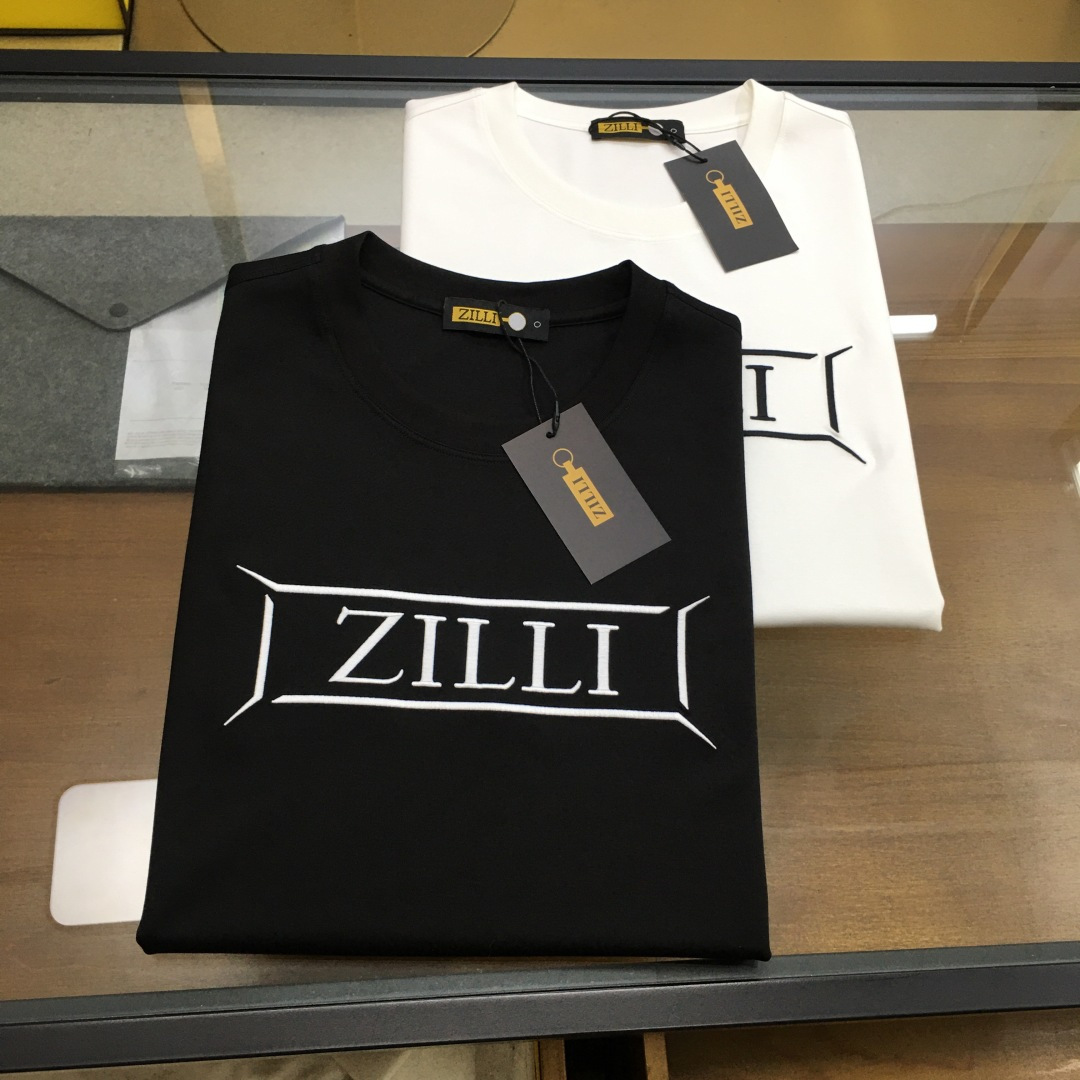 NO:466976,Top product [ZILLi] Trading company channel goods. 2025 spring and summer new ZILLI men's fashion casual mercerized cotton round neck short-sleeved T-shirt. ZILLI is a family-run French luxury brand focusing on high-end men's clothing. The brand was founded in 1970 and its founder is Alain Schimel. ZILLI has become a pioneer in men's clothing with its design and innovation of top leather jackets and has a leading position in the top men's clothing market. 12. The overall design style of this item continues the consistent tone, retaining the purest and natural minimalist route, clean and high-end tailoring, bringing minimalist aesthetics to the extreme, and the chest is decorated with brand embroidered logo badges, and the visual effect is extremely fashionable and stunning!  Customers provide top Japanese fabrics. This material is invincible and luxurious. It improves the fabric attributes to the first-class level. The finger touch is soft and delicate, and the skin touch is as smooth as silk satin. The comfort subverts imagination. It is amazing. What is worthy of being more amazing is its environmental protection and breathability. This is the king of fabrics and belongs to a high level!  The color matching is basic and versatile, with extremely high mixing and matching, and can be easily controlled for both business and leisure. It has nothing to do with age definition and is a single item with excellent styling!  Color White Black Size 48 50 52 54 56 Size Data 48 Shoulder width 44cm-Bust 100cm-Length 66cm 50 Shoulder width 45cm-Bust 104cm-Length 68cm 52 Shoulder width 46cm-Bust 108cm-Length 70cm 54 Shoulder width 48cm-Bust 112cm-Length 72cm 56 Shoulder width 50cm-Bust 116cm-Length 74cm,,alaia,jackets & coats,T-shirt,tees,t-shirt,alexander wang19860909顶品【ZILLi】贸易公司渠道货.2025春夏新款ZILLI男士时装款休闲丝光棉圆领短袖T恤.ZILLI是一个由家族经营的法国奢侈品牌,专注于高级男装.品牌成立于1970年,创始人是Alain Schimel.ZILLI以其顶级皮夹克的设计和创新,成为了男士服饰的先锋,并在顶级男装市场中占据领导地位12.该款单品整体的设计风格延续了一贯的基调,保留最纯粹且自然的极简路线,干净且高级剪裁,将极简主义美学发挥到极致,胸前饰有品牌刺绣标识徽章,视觉效果极为时髦惊艳！客供日本顶级面料,此用料无敌奢华,将面料属性提升到一流水准,指触柔软且细腻,肌触冰爽如丝缎般顺滑,舒适性颠覆想象,妙不可言,值得更惊艳的地方在于本身的环保性及透气性,此乃面料中的王者,属于高的境界！配色基础百搭,混搭性极高,商务休闲皆可轻松驾驭,无关年龄界定,造型感极佳的一款单品！ 颜色白色 黑色 尺码48 50 52 54 56 尺码数据 48码肩宽44cm-胸围100cm-衣长66cm 50码肩宽45cm-胸围104cm-衣长68cm 52码肩宽46cm-胸围108cm-衣长70cm 54码肩宽48cm-胸围112cm-衣长72cm 56码肩宽50cm-胸围116cm-衣长74cm,,alaia,jackets & coats,T-shirt,tees，t-shirt,alexander wang,Men's clothing