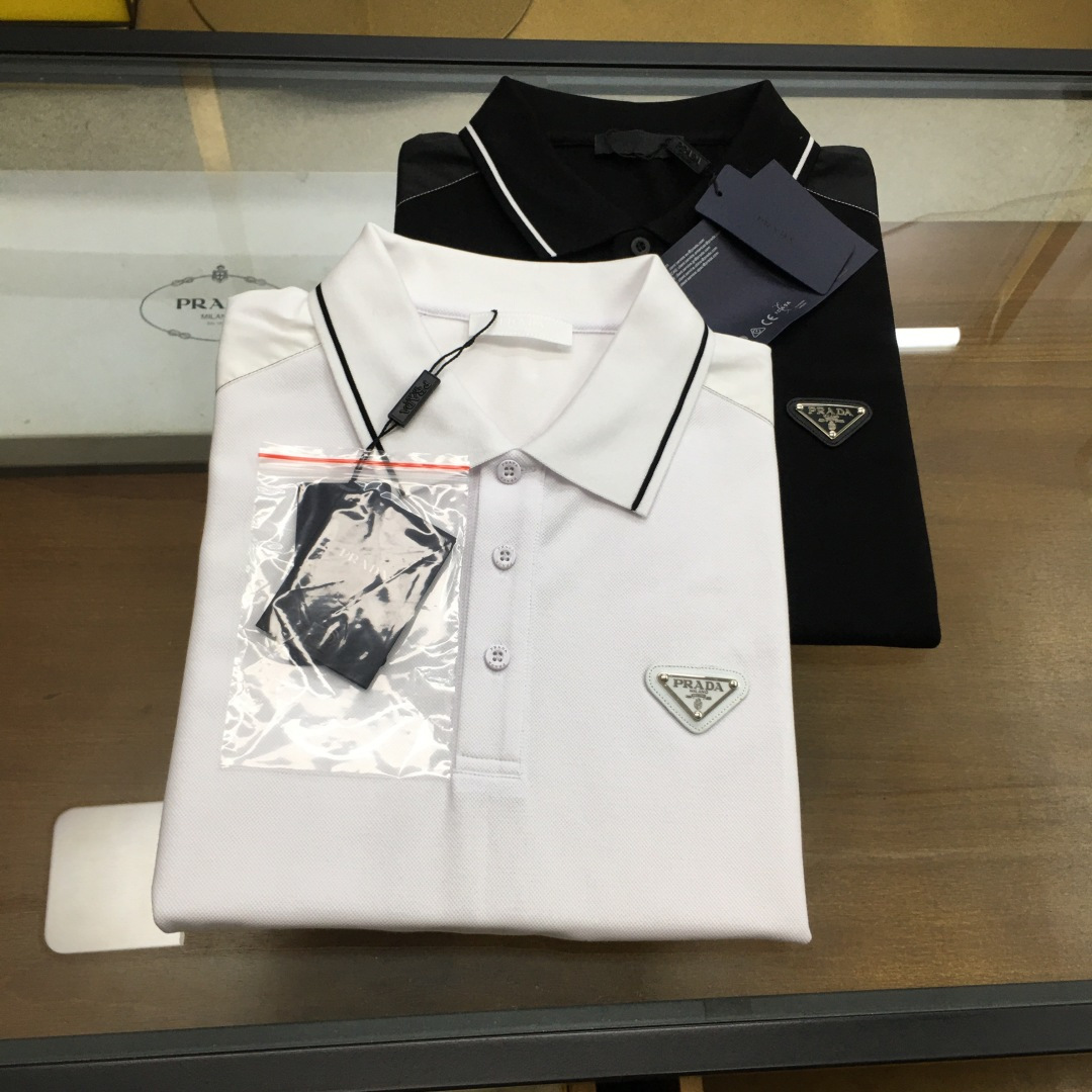 NO:466903,New counter products [Prad...] New spring and summer products, fashionable POLO/lamb short sleeves, high-end custom versatile styles, anyone can easily control them, full custom fabric craftsmanship, luxurious classic brand logo design on the chest, very high-end, those who understand goods must enter!  The style and tailoring are slim styles, which are very exquisite, showing aura and highlighting the exquisiteness of business men. This is the unique feature, the right slim fit, and the upper body effect is very good!  Counter size M-3XL, prada, T-shirt, alexander wang19860909专柜新品【Prad...】 春夏新品 时尚POLO/翻领短袖 高级定制百搭款式 任何人都可以轻松驾驭 面料全订制工艺 胸前奢华经典品牌logo设计,非常显档次懂货的必须入！版型剪裁属于修身款 非常精致,显气场,又会凸显商务男士的精致,这就是独到之处,恰到好处的修身,上身效果非常赞！ 专柜尺码M-3XL,,prada,T-shirt,alexander wang,Men's clothing