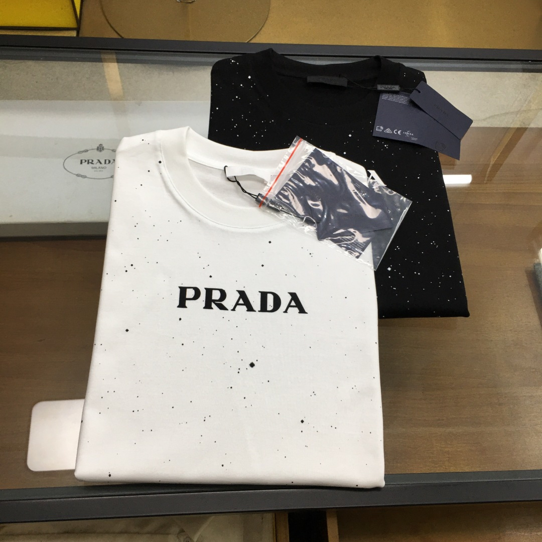 NO:424959,New product [Prad...] (slightly wide in style) The latest short-sleeved round-neck T-shirt in the first counter in spring and summer, high-end customization, avant-garde and fashionable design!  Brand logo heavy craft design, high-end customized mercerated cloud cotton fabric, soft feel, comfortable to wear, exquisite counter-level car line, fine workmanship, invincible and handsome upper body effect!  A must-have item for handsome men!  The color is as shown in the figure. The number of code M-3XL [most half the code, the height and weight are reported by order], prada, T-shirt,tees, t-shirt,alexander wang19860909新品【Prad...】（版型微阔） 春夏首发专柜最新款短袖圆领T恤 高端订制 设计前卫时尚！品牌logo重工艺设计 高端定制丝光云朵棉面料.手感柔软.穿着舒适.专柜级别精致车线.做工精细.上身效果无敌帅气！型男必备单品！ 颜色如图 码数M-3XL【偏大半码,下单报身高体重】,,prada,T-shirt,tees，t-shirt,alexander wang,Men's clothing
