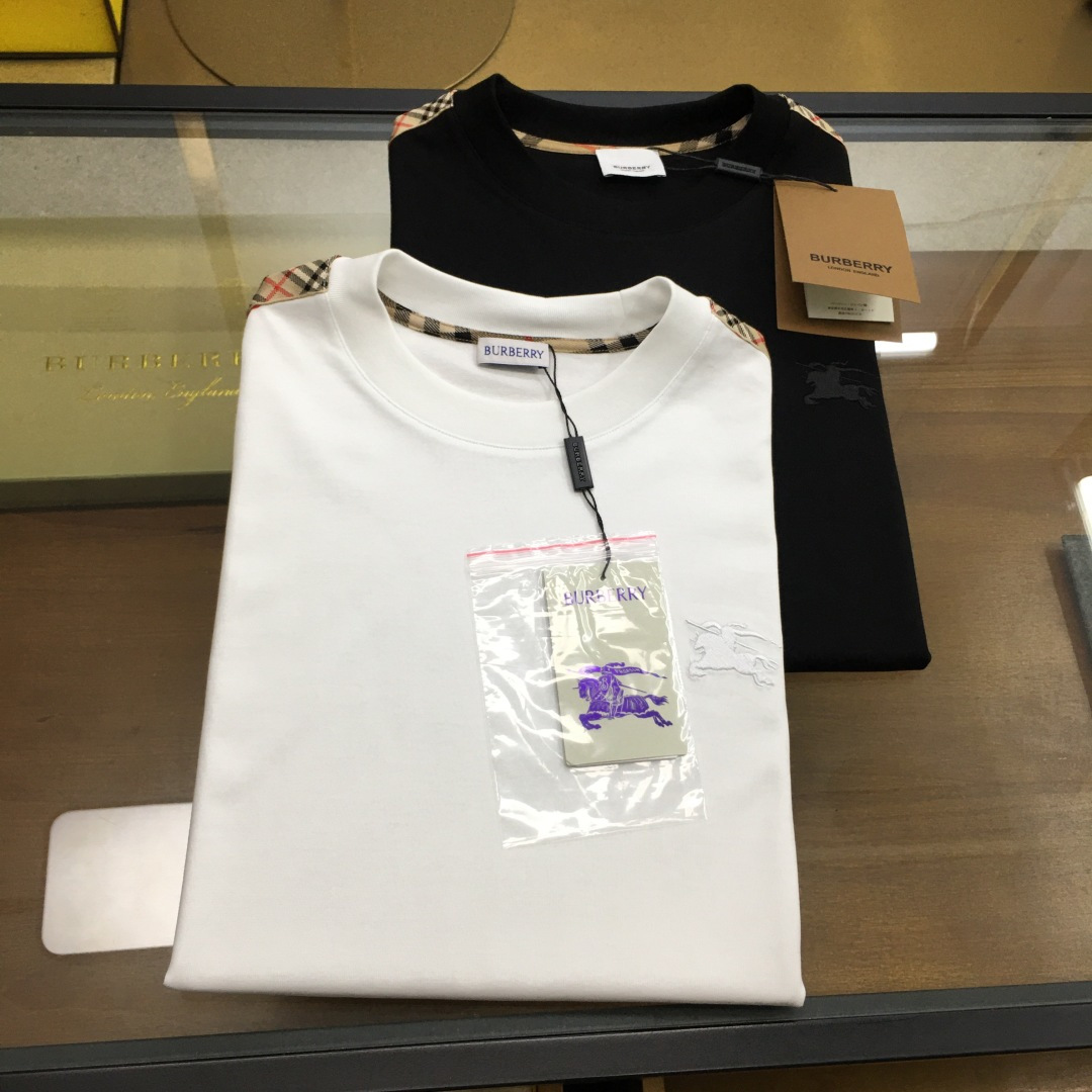 NO:424973,New product [Burber.y...] (slightly wide in style) The latest short-sleeved round-neck T-shirt in the first counter in spring and summer, high-end customization, avant-garde and fashionable design!  Brand logo heavy craft design, high-end customized mercerated cloud cotton fabric, soft feel, comfortable to wear, exquisite counter-level car line, fine workmanship, invincible and handsome upper body effect!  A must-have item for handsome men!  The color is as shown in the figure. The number of code M-3XL [most half the code, the height and weight are reported by order], burberry, T-shirt,tees, t-shirt,alexander wang19860909新品【Burber.y...】（版型微阔） 春夏首发专柜最新款短袖圆领T恤 高端订制 设计前卫时尚！品牌logo重工艺设计 高端定制丝光云朵棉面料.手感柔软.穿着舒适.专柜级别精致车线.做工精细.上身效果无敌帅气！型男必备单品！ 颜色如图 码数M-3XL【偏大半码,下单报身高体重】,,burberry,T-shirt,tees，t-shirt,alexander wang,Men's clothing