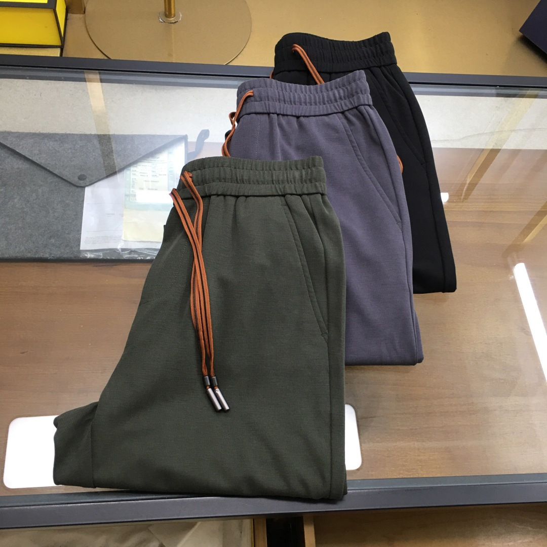 NO:517981,New counter product [Zegn.] S-4XL 25 spring and summer new ZZ free iron mask casual pants, high-end men's must-have minimalist and versatile straight trousers. Italian OEM channel, delicate and soft woody fiber material, soft and iron-free 'mask' feel, unparalleled comfort. Classic craftsmanship, low-key and luxurious, both taste and fashion!  Always insist on combining elegance, softness and practicality, and continuously penetrate the spirit of innovation in every detail, every curve, every piece of cut and every color. A top-notch item, with a simple and elegant overall shape, contrasting drawstring laces and webbing at the back waist of the pants, perfectly presenting the brand charm. An unparalleled versatile style and top-level dressing performance highlight your fashion taste. Natural woody fiber blended material has the feel of the top mask, three-dimensional and non-iron style. Using natural logs as raw materials, it can improve the quality of the fabric and keep the fabric soft and smooth. Fully care for the skin, so that the skin enjoys an unprecedented comfortable feeling, and an unparalleled top-grade pants wearing experience!  Size S-4XL Color Gray Black Green M Waist 74-84 Hips 106 Trousers Length 101 L Waist 78-88 Hips 110 Trousers Length 102 XL Waist 82-92 Hip 114 Trousers Length 103 2XL Waist 86-96 Hip 118 Trousers Length 104 3XL Waist 90-98 Hips 122 Trousers Length 105 Size Recommended sizes: M size within 130 catties, L size 130-145 catties, XL size 145-160 catties, XL size 160-175 kg, 2XL size 175-190 catties, 3XL size, 3XL size, , alexander wang19860909专柜新品【Zegn.】S-4XL 25春夏新款ZZ免烫轻柔面膜休闲裤,高端男士必备极简百搭直筒长裤.意大利代工厂渠道,触感细腻柔软的木代尔纤维材质,轻柔免烫的“面膜”般手感,舒适度无与伦比.经典匠心打造,低调而奢华,品味与时尚兼备！ 始终坚持融合优雅,柔和以及实用为一体,将创新精神不断渗透在每处细节,每条曲线,每块剪裁与每种色彩之中.一款顶尖的单品,整体造型简约典雅,撞色抽绳系带与裤后腰处织带细节设计,完美呈现品牌魅力.无与伦比的百搭风格,顶级的穿搭性能,彰显你的时尚品味. 天然木代尔纤维混纺材质,拥有顶级面膜般的手感,立体免烫有型.以天然原木为原料,可以提升布料的品质,使面料能保持柔软、顺滑.充分呵护肌肤,使肌肤享受前所未有的舒适感觉,无与伦比的顶级裤装穿着体验！尺码S-4XL 颜色灰色 黑色 绿色 M码 腰围74-84 臀围106 裤长101 L码 腰围78-88 臀围110 裤长102 XL码腰围82-92 臀围114 裤长103 2XL码 腰围86-96 臀围118 裤长104 3XL码 腰围90-98 臀围122 裤长105 尺码推荐 130斤以内穿M码,130-145斤穿L码,145-160斤穿XL码,160-175斤穿2XL码,175-190斤穿3XL,,alexander wang,Men's clothing