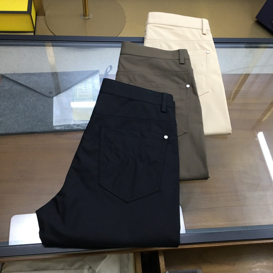 NO:517975,New counter product [BC] 25SS spring and summer new twill cotton blend straight-leg casual pants, men's pocket badge embroidered decoration fashionable and versatile business casual pants!  Trading companies have sparse channels and are on sale on the leading official website!  With its excellent fabric, classic design, exquisite details and versatile style, BC's new casual pants have become an indispensable classic choice in urban men's wardrobe. It is not only a pair of pants, but also a symbol of the wearer's taste and attitude!  Its fabric selection is 56 high-quality cotton high-strength nylon + 4 elastic spandex to blend, forming a unique twill fabric!  Not only is the texture crisp and stylish, it can perfectly outline the wearer's leg lines, but it also has the characteristics of comfort and breathability. Even if worn for a long time, it can keep the skin dry and comfortable, without fear of the stuffy feeling brought by the change of seasons!  The design adopts a classic five-pocket layout, which is not only a tribute to the retro style, but also an indispensable functional embodiment of modern trousers!  It is particularly worth mentioning that classic badge embroidery is cleverly integrated into the front pocket. Each stitch and thread reveal the craftsman's exquisite skills and the ultimate pursuit of details, making this pants look simple and stylish, and show their taste in low-key!  The back stitching pattern design is even more unique. It is intertwined with unique lines and geometric figures, forming a visual effect that is both fashionable and unique, which is unforgettable at a glance!  Hardware accessories have also put a lot of effort into it. The customized brand logo of the customer is carefully engraved on the hardware. Each letter is clearly visible and has a full texture. It not only demonstrates the wearer's unique identity and taste, but also reveals the brand's unremitting pursuit of quality and details in the subtleties, showing the exquisiteness and high-end feeling!  The style is straight-tube cut. This design can not only modify the leg shape, but also maintain sufficient freedom of movement. It can be easily controlled whether it is daily travel or business negotiation, showing the elegant style of business and leisure!  Black/khaki/military green, three colors into it!  Size 30-38 (no 35) 30 size waist 78cm - hip circumference 94cm - front 25cm - thigh circumference 56cm - trouser length 104cm - trouser legs 33cm 31 size waist 81cm - hip circumference 97cm - front 26cm - thigh circumference 57cm - trouser length 105cm - trouser legs 34cm 32 size waist circumference 84cm - hip circumference 100cm - front 27cm - thigh circumference 58cm - trouser length 106cm - trouser legs 35cm 33 size waist circumference 87cm - hip circumference 103cm - front 28cm - thigh circumference 60cm - trouser length 107cm - trouser legs 36cm  34 size waist circumference 90cm-hip circumference 106cm-front 28cm-thigh circumference 62cm-thigh circumference 107cm-trouser legs 37cm 36 size waist circumference 93cm-thigh circumference 109cm-front 29cm-thigh circumference 64cm-trouser legs 108cm-trouser legs 38cm 38 size waist circumference 96cm-thigh circumference 112cm-front 29cm-thigh circumference 66cm-trouser legs 108cm-trouser legs 38cm Size recommendation (standard version) Height 174-140 catties, try on 32 sizes appropriate!  A boy can choose 30 digits within 130 catties, 31 digits for 130-138 catties, 32 digits for 138-148 catties, 33 digits for 148-158 catties, 34 digits for 158-168 catties, 36 digits for 168-178 catties, and 38 digits for 178-188 catties!  ,alexander wang19860909专柜新品【BC】 25SS春夏新款斜纹棉质混纺直筒休闲裤,男士口袋处徽章刺绣装饰时尚百搭商务休闲长裤！贸易公司渠道稀出,领先官网发售！BC新款休闲裤以其卓越的面料、经典的设计、精致的细节以及百搭的版型,成为了都市男士衣橱中不可或缺的经典之选,它不仅仅是一条裤子,更是穿着者品味与态度的象征！ 其面料精选56优质棉高强度锦纶+4弹性氨纶进行混纺,形成了独特的斜纹面料！不仅质地挺括有型,能够完美勾勒出穿着者的腿部线条,还兼具了舒适与透气的特性,即便是长时间穿着,也能保持肌肤的干爽与自在,无惧季节变换带来的闷热感！设计上沿用了经典的五口袋布局,不仅是对复古风格的致敬,更是现代裤装不可或缺的功能性体现！尤为值得一提的是,前幅口袋处巧妙融入了经典徽章刺绣,每一针每一线都透露着匠人的精湛技艺与对细节的极致追求,使得这条裤子在简约中不失格调,低调中彰显品味！ 而后兜缝线图案设计更是别出心裁,它以独特的线条与几何图形交织,形成了一种既时尚又富有个性的视觉效果,让人一眼难忘！五金配件上也下足了功夫.客供定制的品牌Logo被精心刻印于五金之上,每一个字母都清晰可辨,质感十足,不仅彰显了穿着者的独特身份与品味,更在细微之处透露出品牌对于品质与细节的不懈追求,尽显精致与高级感！在版型上采用了直筒裁剪,这种设计既能够修饰腿型,又能够保持足够的活动自由度,无论是日常出行还是商务洽谈,都能轻松驾驭,展现出商务休闲的优雅风范！黑色/卡其/军绿,三色入！尺码30-38（无35） 30码腰围78cm-臀围94cm-前档25cm-大腿围56cm-裤长104cm-裤脚33cm 31码腰围81cm-臀围97cm-前档26cm-大腿围57cm-裤长105cm-裤脚34cm 32码腰围84cm-臀围100cm-前档27cm-大腿围58cm-裤长106cm-裤脚35cm 33码腰围87cm-臀围103cm-前档28cm-大腿围60cm-裤长107cm-裤脚36cm 34码腰围90cm-臀围106cm-前档28cm-大腿围62cm-裤长107cm-裤脚37cm 36码腰围93cm-臀围109cm-前档29cm-大腿围64cm-裤长108cm-裤脚38cm 38码腰围96cm-臀围112cm-前档29cm-大腿围66cm-裤长108cm-裤脚38cm 尺码推荐（标准版型） 身高174-140斤,试穿32码合适！ 男生体重130斤以内选择30码,130-138斤选择31码,138-148斤选择32码,148-158斤选择33码,158-168斤选择34码,168-178斤选择36码,178-188斤选择38码！,,alexander wang,Men's clothing